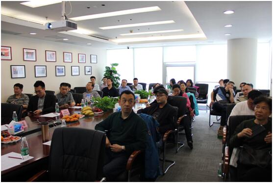 微信群进去干嘛?去听发发牢骚?微信一直滴滴都屁用没有。家人不知道怎么回事,微信一直响不停······开头直接讲存管标不管,吹水平台发展史,11.15问起原油合同,说在他老婆汤总,汤总出去了。付了300万定金撬动1.5亿交易,31.30又说看看原油的合同,说商业机密不给看,在追问下,直接发飙,继续上面的内容。后面都是吹水······在这次交易中,罗获利定金500万,并无动力去解决存管标的问题,存管标的朋友直接凉凉。作为罗总跟中联的牺牲者······吹的JB真,外面卖P2P台子的市价都很透明的,没代收,有个毛的5000万······第四次的公告如此儿戏,又没有相关东西证实,求证东西的态度又这样,不得不心寒······有担当的老板,没有一个想他这样,哪怕每天回点款,这鳖孙是一毛不回,说明对投资人了如指掌······我看罗公司那套座椅和茶几不错,一起再搬几台电脑吧······还碰到个黑推说媒体单才返180,他麻痹······金e柴神(广州金e贷) 2018.6.2-11:36