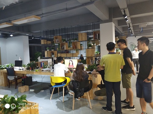 可信贷 2018.6.13-20:56······上年第一年接触就雷了20万直接给我撸成穷光蛋······我再也不敢投屁2屁了全是套路，先让你尝点甜头，你以为这是在捡钱，最后狠狠的坑你个血本无归······我挣了二十二万，爆了四十二万，有十四个平台出事了，还还了十万。赔了十万，最可气的就是这个可信贷······现在姓王的就一绝杀大招：能拖就拖······我离绵阳60多公里，当天请假就赶去了，可惜人少力博老总直接耍赖说没钱，反正白天包盒饭，晚上包宾馆，自己住了两天耗不起啊！就回来上班了······5月30号去的，在他们公司从上午11点过坐到零晨快3点了，一分钱都没拿到······只是说3年还请本金，但照现在这回款速度要7年，估计平台根本撑不了多久