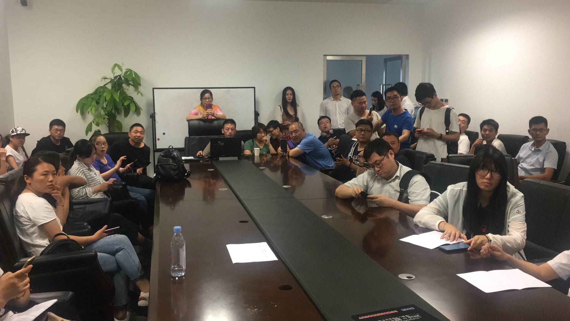 小诸葛金服 2018.6.21-16:55······总负责人在经侦，一半人去报警了，只有人解释他们的那几个方案，钱现在肯定不会给你，只有方案，方案就是两年结清，或者拿酒给你······现场的人怎么都像傻逼一样，在干嘛······我今天也这状态······最新反馈平台现在有8000w逾期，公司自己垫了3000w之后还逾期，基本上很难要到钱······四种兑付方案，1是酒，2是住宅，3是矿场股权，4是可转债······其实平台5月份就已经出事了，都是先自己垫付的，来自现场反馈