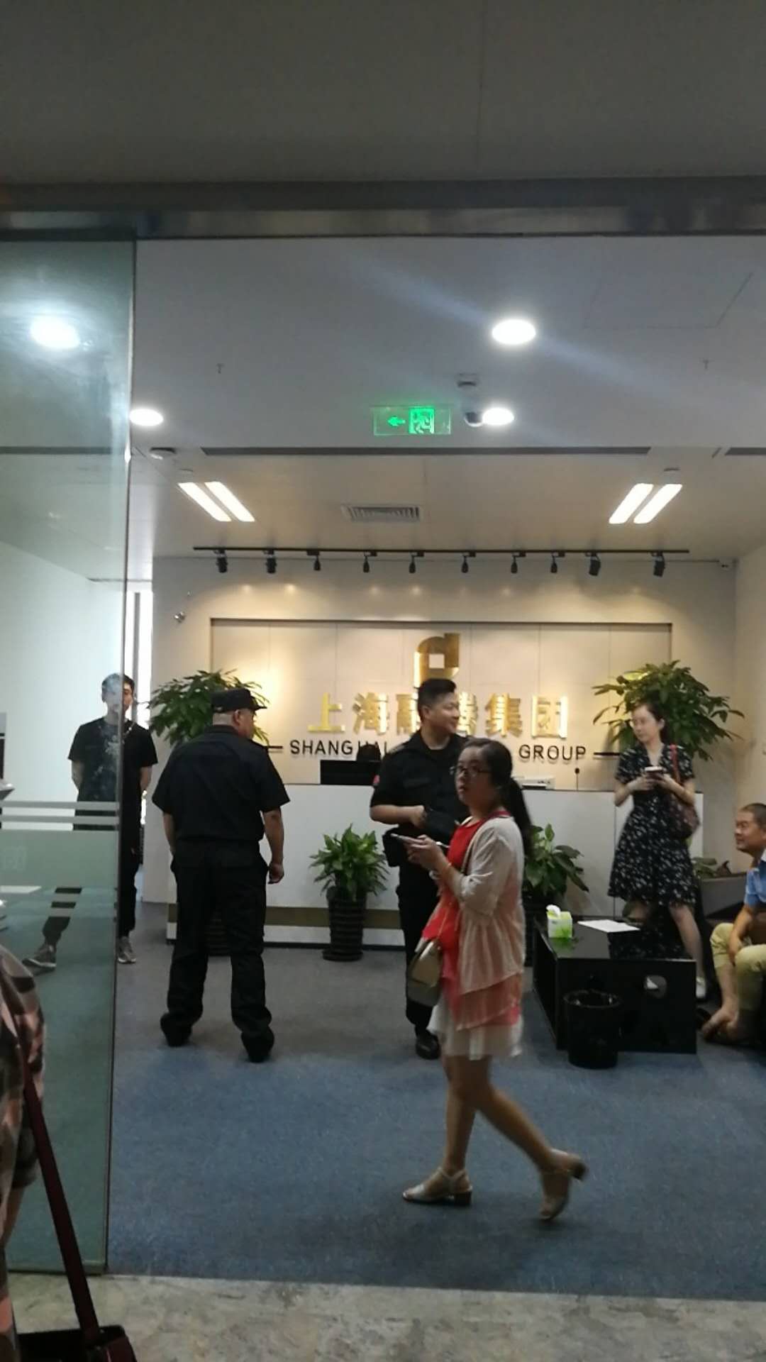 小诸葛金服 2018.6.22-12:25······现场就是这态度，一分钱不套，还是赔付酒的方案······让他们把酒变现，我只要他们承诺价格的3分之一······小诸葛酒业公司最佳推销员，以后小诸葛就专业卖酒了，5000一瓶酒，大家快来买，还可以上市，小诸葛酒业，茅台算啥，才1000一瓶，我这5000一瓶呢！茅台股价800，我这小诸葛股价起码4000