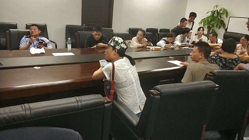 小诸葛金服 2018.6.22-17:21······要是你们晚上开抢东西，留给凳子给我搬回家······客服妹子记得留给大额的······我已经做好打水漂的准备了······给的方案都不靠谱的意思······没人接手，到期标没新人买转让不就后面全部逾期了······他说是两个矿产回款出问题······目前网贷挤兑是没有新钱进来，不是你去把钱都给提出来······我昨天去现场了，很明显就是拖延时间，说几座矿的款没收回来，矿的水多深······你真是个二逼。没脑子，你做最坏的打算就去准备资料别在群里bb。说完了完了的。对你有什么好处