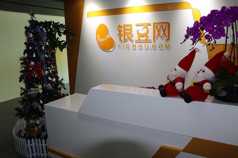 咱们举个例子啊，不一定是真实情况，比如一家机构的资金需求是500万，这样是肯定不能借款的。但是如果这个集团旗下有5家公司过来，每家借款100万，还有足额抵押物。那这样的话在目前来讲就是合规的······另外一部分原因，我回答不了，我们那么多年的经营中发现，有些借款人确实不知道为什么选择息费较高P2P借款······其实我们的项目确实都有实地考察，只是咱们看的角度不一样，考察的资产也不一样，对借款公司和抵押物，每一个借款项目，我们都会实地去看。比如说房抵贷，我给您看看我手机的照片啊，这几张是我自己拍的。这套房子当时是我和风控的人一起看的，在丰台······银豆网 2018.6.2-11:00