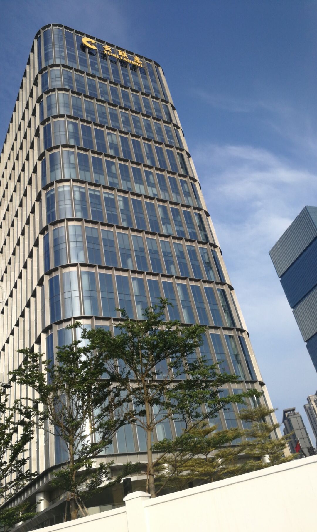 明天发布会了，你们鸡冻吗······从听别人讲解加入云联惠，到今天反不出钱来，再到给**留言，一直让人带节奏！唉······公安局说他没事我才信，别人说不信······都认为是传销了，还在这里等什么消息······你有空去总部看下明哥回来没有，等他回来第一时间告诉我们，我们接下来几天吃少晚饭省点钱出来，凑起点钱，你做代表，买个水果篮，去看看他！告诉他：我们想他想的都快一个月没睡好觉了······云联商城（云联惠资金盘） 2018.6.5-6:32