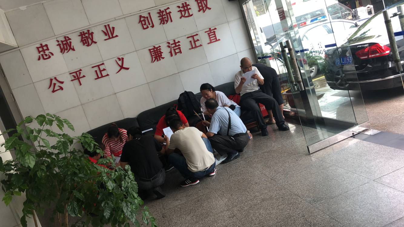 邑民金融 2018.6.25-12:08······说没用的，都屏蔽了吧，大家能来的，一起来······我他妈真的服了，都在唧唧歪歪，没人来报案······兄弟们，就一点，事情发生了，我们团结一起，立案才有可能把钱要回来······事发太突然，没有任何前光，我们离得又远，我争取后天到······巨如意刚报案回来，这个又雷了