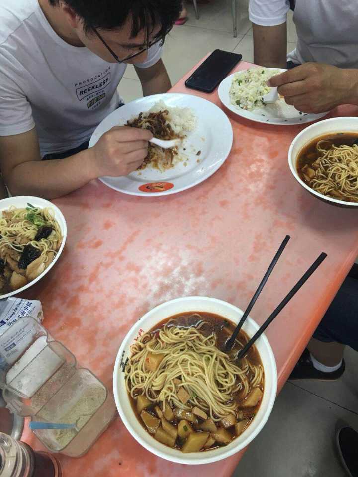 花木金融 2018.6.30-23:09······战斗口粮······周亮跟渠道及去现场加了他微信的投资人说他已经在跟两个资方洽谈,资金有希望到位,所以大家才一心想帮助平台复活······告诉大家知道好消息,已经立案了,录口供的投资人已经看到立案通知书了,但是警察不让拍照。请大家尽快递交相关材料到小东门派出所。或者直接到现场递交材料,黄浦经侦立案委托派出所收集资料······我始终都认为花木不会在开年会的时候选择跑路,所以才加大了投资!哎!全套进去啦!负债累累啊!生活没有啦希望······杠精真的多,你要是奇怪为什么没有立案通知书,你自己不能给派出所打电话问吗,如果你也不相信电话你不能自己跑趟现场吗,只知道在这里质疑现场兄弟们的付出,有何居心······人家都说六月备案是最后的时限,我们都不信。后来又说备案工作量大,铁定延期。我们信了。结果么,成了这样。不能怪别人没提醒,只怪自己智商低 前二天我忙邑民报案,今天又知道花木,云端跑路了,人都崩溃了