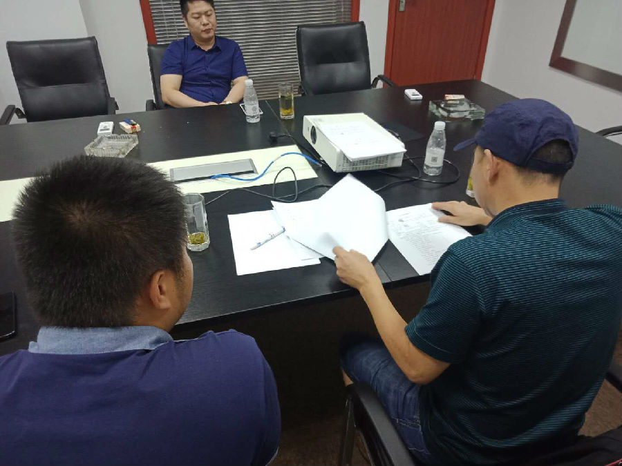 跃龙财富 2018.6.27-10:55······6月26日,投资人实地走访了上海跃龙资产管理有限公司,公司总经理施总热情的接待了投资人老周和小苏,老周是一位资深的行业投资者,行业投资经验十余年,拥有自己的微信公众号并有大量的粉丝,老周与小苏到风控部门抽取了2份车标资料,并认真查看后表示“跃龙财富标的资料非常透明,风控流程科学规范”······“鱼跃龙门步步跃”,跃龙财富成立之初,就秉承着坚守诚信,不忘初心,砥砺前行的发展理念,并以严谨的风控管理体系和创新的互联网经营理念为基础,以合法合规,稳步经营,创造效益为根本,以专业化人才管理运营团队为基石,不断创新,诚信经营,奋勇前行,脚踏实地,成为行业合规的先驱者