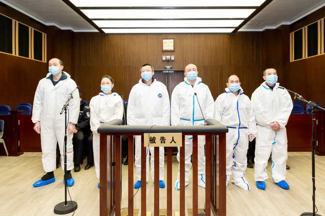 联璧金融、华夏万家金服 2021.2.5……2021年2月4日、5日，上海市第一中级人民法院对被告人顾国平、侬锦、陈雨、朱军、王晶晶、张冀敏集资诈骗案一审公开开庭审理。公诉机关指控：2015年7月至2018年6月，被告人顾国平、侬锦通过上海联璧电子科技（集团）有限公司，与上海斐讯数据通信技术有限公司合作推出购买斐讯公司产品并注册“联璧金融”APP会员可获全额返还的“0元购”活动，并指使被告人陈雨、王晶晶组织设计虚假资产包或定向投资项目等各类理财产品，承诺保本付息和高额利息，诱骗社会公众在“联璧金融”APP上投资购买。经审计，顾国平等人通过“联璧金融”“华夏万家金服”平台非法集资共计人民币830余亿元，造成110余万名被害人损失共计人民币120余亿元。集资钱款被用于兑付投资人本息，支付运营费用、货款及归还债务等