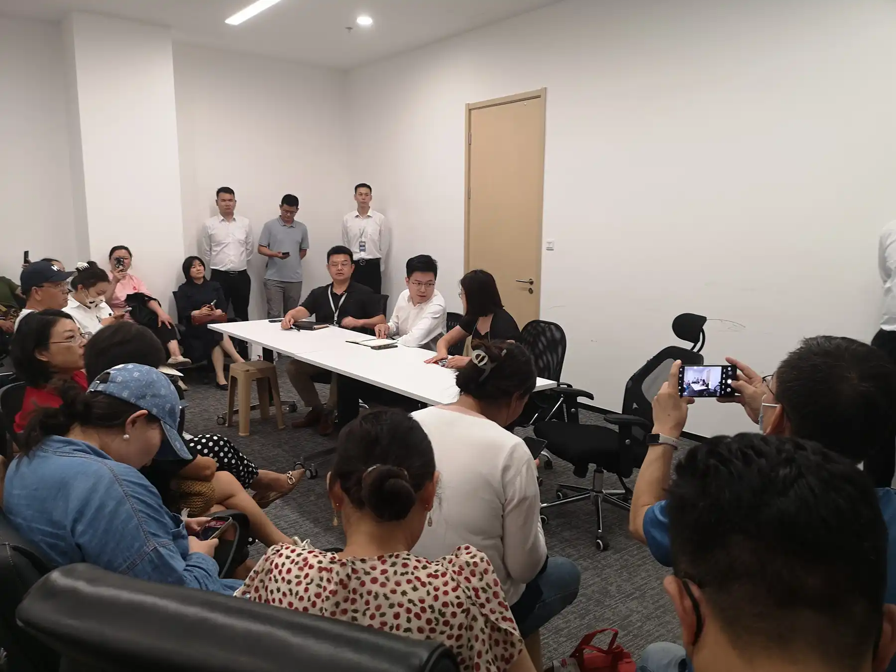 密码保护：中植系财富平台 2023.8.4……【自媒体】8.4日中植问题现场沟通会2段录音、3段视频、1篇交流会现场文字整理那这娘们问这话啥意思呢问话的那女的是个理顾，也是投资人她说她问好几回想转让都不让转让然后中植方回复她是我们现在开通转让了，允许再转让了今天有个女的情绪很崩溃，一直在大哭，一群民警都围着她开导，中植的也在安慰她，我都感觉快要把钱先给她的感觉[捂脸]