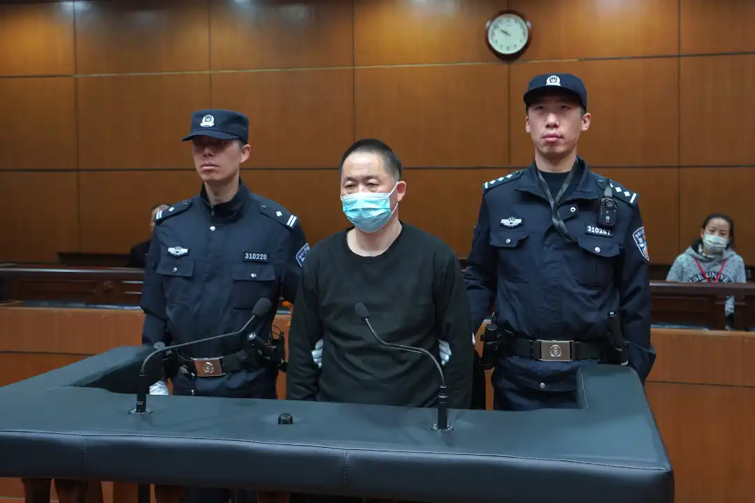 上海市被告人何源集资诈骗、非法吸收公众存款案 2023.11.14……【法院发布】2023年11月14日上午,上海市第二中级人民法院依法公开宣判被告人何源集资诈骗、非法吸收公众存款案,对被告人何源以集资诈骗罪、非法吸收公众存款罪,决定执行无期徒刑,剥夺政治权利终身,并处罚金人民币340万元(以下币种均为人民币)。➤经审理查明:2014年至2019年,被告人何源先后成立红上财富(上海)投资管理有限公司等多家“红上系”公司(以下统称红上公司),从事融资、投资、放贷等业务。期间,红上公司违反国家金融管理法律规定,向社会不特定公众宣传、销售“红大宝”“红小宝”和保理产品等理财产品,并承诺到期还本付息,以此进行非法集资活动。被告人何源系红上公司的发起人、原始股东、实际控制人,全面负责红上公司的组织、指挥和运营,控制红上公司的非法集资活动。