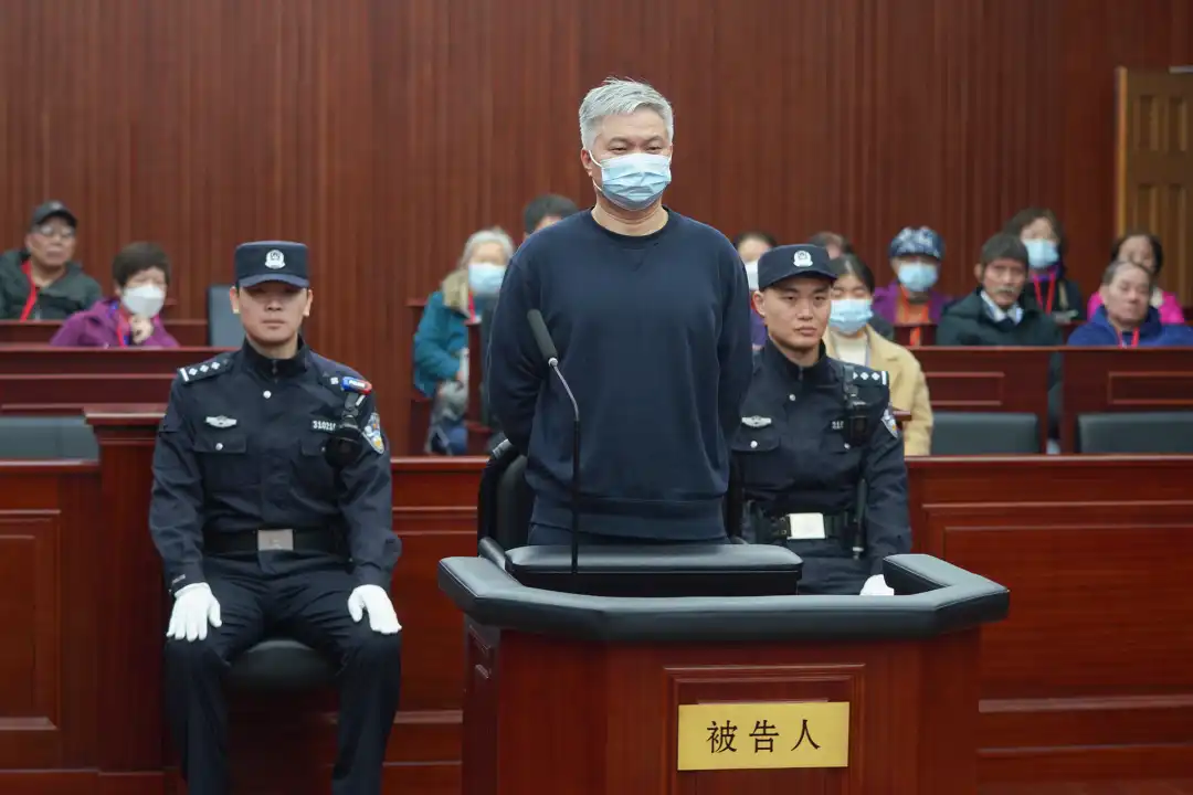 上海通江投资集团有限公司、被告人张保国集资诈骗案 2023.11.15……【法院发布】2023年11月15日上午,上海市第二中级人民法院依法公开宣判被告单位上海通江投资集团有限公司(以下简称通江集团公司)、被告人张保国集资诈骗案,对被告单位通江集团公司以集资诈骗罪,判处罚金人民币十亿元(以下币种均为人民币);对被告人张保国以集资诈骗罪,判处无期徒刑,剥夺政治权利终身,并处罚金一千万元。➤经审理查明:被告单位通江集团公司、被告人张保国伙同尤文凯(已判刑)设立合星金控投资有限公司等多家关联公司(以下统称合星系公司),自2014年起采用设立资金池、虚构投资项目或债权、重复发行等方式发行理财产品,以高收益、承诺到期兑付本息等为诱饵向社会公众非法集资,发新还旧,以维持资金链。至2019年2月,合星系公司向社会公众非法集资共计287.4亿余元,其中绝大部分资金被用于兑付集资参与人的本息、被关联公司占用、支付佣金及公司运营等,另有部分资金被张保国个人用于买房、炒股等。案发时未兑付本金达81.2亿余元,涉及集资参与人1.9万余名。