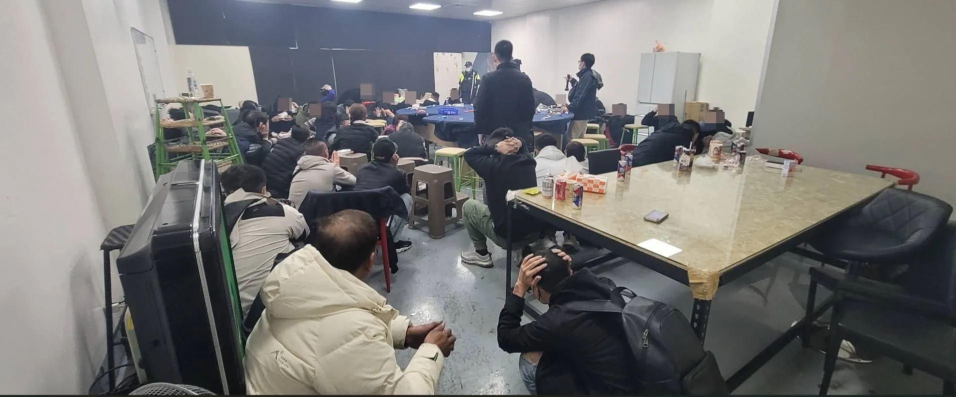 密码保护：Taiwan! 2025.1 北所過年, 竹東槍擊案1犯嫌投案聲押, 詐團躲峇里島行騙 宣判, 10元電鍍成金色當50元花 魚丸店遭騙, 除夕驚傳汐止兄弟互砍 弟幾乎斷掌 兄頭部受創, 趁正宮不在到人夫家過夜 造成正宮精神痛苦 破壞婚姻生活圓滿安全與幸福 法官斥女業務員鳩佔鵲巢判賠25萬, 全台最大黃牛夫妻幕後搶票工程師 逃泰國3個月返台過年落網, 竹東槍擊案(竹東三環幫內鬥) 5逃逸槍手今晚投案 記者vs.嫌犯：「是誰指使你們殺人的？為甚麼要逃出國？誰安排你們去日本？你們有發生內鬥嗎？」 警方vs.嫌犯：「我現在告訴你三項權利，你可以保持沉默，無須違背自己的意思，可以選任辯護人，可請求調查對自己有利的證據，我現在依法將你逮捕。」 嫌犯親友：「他是自首回來的，他不是押解回來的。」, 往事新聞 一位資優少女走上絕路轟動全台｜首仙仙事件, 批詐欺破案率1.3％ 基層警炸鍋, 2024年台灣10大性與情感教育新聞, 未婚廖女獨力扶養女兒 2歲半女兒不聽話不收玩具 她氣到失控, 「全部手放在桌上，不要讓我講第二次」, 台北精舍命案, 竹東黑道槍擊案 三環幫老大斷掌身亡, 台中市台灣大道搶劫案 29歲搶匪桃園落網, 台灣史上最大規模檢警貪汙案 賭博電玩大亨周人蔘本月4日辭世, 王旭坤橡皮艇偷渡案起訴, 女護理師為衝高網路流量 竟直播猥褻腦病變阿公, 台北惡保母姊妹虐2童, 4月大女嬰獨留在家活活餓死 單親媽涉殺人罪起訴續押, 杜秉澄 劉向婕犯組織犯罪 洗錢等罪嫌宣判, NONO遭控猥褻案開庭 被害女痛批「不是人」, 「洗錢教父」涂誠文涉詐潛逃 刑事局發布查緝專刊, 桃園市劉姓男子在平鎮區民宅經營天九牌職業賭場, 詐欺等, 外派男公關假交友詐欺集團, 性騷擾, 跟蹤騷擾, 毒駕, 八八會館地下匯兌洗錢案, 1979年建築商夫妻離奇失蹤案, 高雄梁育誌姦殺案