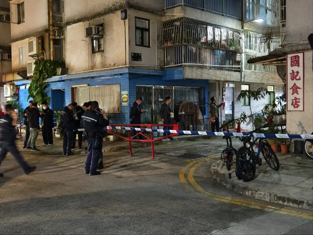 密码保护:Hongkong! 今(28日)中午12時02分 灣仔軒尼詩道269-273號光華大廈一間旅舍的職員報案 指一名17歲女住客暈倒房間內 救護員接報到場 經檢驗後證實少女已死亡 警員在房間內檢獲亞硝酸鈉化學物品 據了解 少女患有躁鬱症 思覺失調及自閉症, 西灣河發生刑毀案 今日清晨5時許 筲箕灣道太安樓商場地下有兩間夾公仔機舖 遭兩名男子闖入並以錘仔砸毀店內的機器 多部夾公仔機的玻璃面破裂 現場所見 兩間店舖相距約20米 其中一間店舖內 地下遺留一把錘仔及斑斑血迹 懷疑兇徒進行破壞時不慎弄傷, 元朗警區特別職務隊聯同入境事務處人員昨日(27日)於區內展開代號「火石」的打擊非法賣淫行動 共拘捕三十二名內地女子 年齡介乎18至51歲, 今日(27日)下午4時許 警方接獲報案 指東涌逸東邨的停車場內 有一名男子在私家車內暈倒 昏迷不醒 旁邊有一盤燒過的炭 人員接報到場 該名21歲姓周男子仍然清醒 被送往北大嶼山醫院治理 據了解 男子因感情問題不開心, 本港去年首錄人類感染B病毒(猴疱疹病毒)個案 一名37歲男子去年2月於金山郊野公園遭野生猴子襲擊受傷後感染 出現發燒及神智不清送院 臨床診斷為B病毒腦炎 4個月後直至6月17日再出現休克 並在翌日(18日)離世, 兩名同母異父兄弟涉性侵住在隔壁未成年的表妹X 兩兄弟更被指分別於15及11歲 先後強姦表妹X 他們否認強姦指控 5男2女陪審團今(27日)在高等法院退庭商議 裁定兩兄弟強姦罪名不成立 但交替控罪企圖與13歲以下的女童性交罪 兩人均罪名成立, 販毒集團從南美販運大批可卡因毒品來港 先將毒品運到葵涌工廈單位分拆 再轉到將軍澳私人住宅單位儲存並分銷 警方於上周六(23日)在將軍澳區展開反毒品行動 搗破該個私人住宅毒品倉 檢獲市值約4.3億元的可卡因 並以涉嫌「販運危險藥物」拘捕2名本地男子, 自2008年確診思覺失調的無業女 去年2月在獨居母親單位外燃燒雜物 稱因母親將其拒於門外才犯案 庭上播放CCTV片段 顯示案發時單位門外火勢猛烈 被告站在門外向母親叫喊「你即刻開門」「話我無權喺呢度?」「我叫你開門你唔開吖嘛」及「係你逼我放火㗎」等字眼 其後 母親取出手機拍攝下案發情況 並逃離單位報警求助, 沙田長城街沙田第一城一單位 今(25日)早上9時48分 一名女子報案指其63歲姓謝的女兒反鎖房內 懷疑她企圖自殺 人員接報到場 破門而入 發現謝婦在房間內昏迷不醒 旁邊有一盤燒過的炭 據悉 事主受金錢問題困擾, 同母異父兄弟涉姦表妹X案 辯方傳召表妹B指事主講大話, 有少年花數百元網購來自內地雲南的素貞環蛇當寵物 被咬傷中毒 這條身有白色橫紋的蛇 相傳取名自《白蛇傳》女主角白素貞 被咬傷者不僅會全身無力 還會影響肝功能和引發橫紋肌溶解症 嚴重可致命, 佐敦30歲男街頭遇襲 臀部遭利器插傷, 深水埗發生墮樓案 今日(23日)凌晨1時許 一名55歲袁姓男子被發現倒卧福榮街155號對開馬路 途人懷疑對方從高處墮下 據了解 事主生前受金錢問題困擾, 周五(21日)晚上8時許 警方接獲錦田公路七星崗村民報案 指在上址發現3隻狗隻抽搐, 保華5公司申臨時清盤 業界稱保華已財困多年, 失蹤男下城門水塘車內燒炭亡 生前疑受工作壓力困擾, 27歲冷氣維修員2023年12月為800元報酬 按電騙案騙徒指示上門向一名91歲老婦收取20萬元騙款 被告今於區院承認一項串謀詐騙罪 法官練錦鴻指 被告雖在案中為「跑腿」角色 但若沒他的參與 警方或更易找到騙案的幕後黑手 因此認為他的角色屬不可或缺, 輸錢毆雀友致盲 青年囚6年, 警大埔打擊非法賣淫 53歲內地婦被捕, 元朗三代命案 九旬翁與兒伏屍村屋 19歲孫朗屏邨墮斃, 父子多處刺割大出血 孫報警後墮斃 警方將案件列謀殺及自殺, 九旬翁為地主 屢與發展商打官司, 振興新村兇案現場曝光 雜物堆積凌亂不堪 地板傢具佈滿污垢, 9旬翁拒賣地接連惹訴訟 19歲孫兒助打官司壓力爆煲疑釀命案, 政府刊憲列依托咪酯為危險藥物 警方至今以試紙拘捕5人, 涉以假學歷訛稱美國哥倫比亞大學畢業報讀港大碩士 28歲內地女獲准押後再訊, 新蒲崗男子家中燒炭 妻子發現惜太遲, 全裸港女馬路暴走影片瘋傳 怒摑男友咆哮:報警拉我啊, 港漂租屋騙局 被捕美女代理人讀碩士 小紅書炫富不忘「工作」, 一名六旬漢日前獨自坐在屯門建榮街上飲酒期間被人打劫, 屯門2惡煞闖便利店刀襲19歲男 店內一片凌亂 地上遺染血紙巾, 內地男碩士訪港偷拍女生裙底 被捕後解釋上繳八成半收入作家用壓力大 判囚14日, 69歲男子蔡高勁於本月7日離開東涌住所後失蹤 被發現上吊死亡, 「契女」誘投資騙七旬婦6000萬 兩同黨控欺詐洗錢, 元朗喜業街斬人案 警再拘3男累計13人落網, 上水六旬漢疑欠債 七人車內燒炭亡, 28歲港大女博士生在去年9月 於同一日內在西環連環盜竊兩店舖 偷走灰甲套裝及果汁等生活用品 辯方求情指 被告為博士生 沒任何收入 須依賴居住在內地的父母提供金錢援助 以積蓄生活 辯方另指被告因一時貪心犯案, 大埔運頭塘邨37歲女子飛墮平台 當場不治 女死者37歲姓簡 消息稱她生前患有情緒病多年 事發前女事主在家中飲了酒 其後變得情緒激動, 屯門發生爆竊案 昨晚(18日)8時許 一名獨行賊潛入屯門五柳路一間3層高村屋爆竊 32歲梁姓男戶主目擊報警 惟賊人其後逃去 損失逾$13萬外幣及金器, 沙田九肚山私人屋苑駿嶺薈發生爆竊案 今日(2月18日)晚上8時許警方接報 指有可疑人正於附近一單位內出沒 警方接報趕至調查 及後62歲女戶主返家發現屋內有搜掠痕跡, 舒適堡旗下公司遭領展入稟申請清盤 舒適堡缺席聆訊下遭頒令清盤, 元朗喜業街謀殺案 3男涉謀殺販毒等4罪提堂 5.13再訊, 小學女生涉先後遭兩名分別15及11歲的表兄弟強姦 兩兄弟同母異父 住在事主隔壁 兩兄弟否認指控 案件今(19日)在高等法院開審, 油尖區掃黃共拘24內地女 年齡最細17歲 最大56歲, 大埔運頭塘邨運亨樓一日內發生兩宗墮樓命案 周三(19日)晚上11時許 一名男子從高處墮下 跌落大廈簷篷 當場證實不治 於周三凌晨零時許 在簷篷的同一位置 一名37歲姓簡女子亦是高處飛墮身亡 現場消息指 二人是夫妻關係 二人無兒無女 墮樓時間相隔約23小時, 2024懲教署年結 日均還押人數創24年新高 其中收納入懲教院所的人次逾1.8萬人 較前年上升7% 平均每日還押人口錄得3650人 較前年上升18%, 男賊旺角凌晨偷8000元頭盔 事主發文追緝:見二手出售請PM, 藍田47歲男失蹤逾日 直升機盤旋飛鵝山自殺崖搜索, 藍田中年漢失蹤一日 救援人員往飛鵝山自殺崖搜救 發現遺體吊走, 警將軍澳彩明苑拘一男 涉該屋苑多宗爆竊案, 新界北總部一男警為新款佩槍上彈時走火, 47歲醫生飛鵝山墮崖亡 曾透露育兒壓力大, 2億賣殼詐騙案 詹培忠父子囚34及37月, 未成年少女遭非法禁錮及煽動提供性服務賺錢 3男女判感化令 更生中心及教導所, 本港發生毒狗慘案 狗主指自己視為親人的兩隻愛犬一夜之間暴斃 哭訴:我當牠們子女, 粉錦公路近蓮塘尾榮昌茶座附近發現有狗隻死亡 愛協:狗屍驗出極高傳染性犬病毒性腸炎, 警夥入境處元朗掃黃 拘28內地女介乎31至59歲, 被告何文添承認夜半於家中向妻女淋潑熱粥兼刀砍 兩控罪稍後判刑, 被捕漢猝逝 警指激烈掙扎頭撞軚盤 法醫稱傷勢不致命 料心肌梗塞併肺炎, 屯門藍地毆劫案警拘3男子 其中一人暫控「搶劫」 案件今日提堂, 上水金舖劫案再拘一29歲非華裔漢 今日提堂 至今共兩人落網, 舒適堡清盤|判辭透露7分店欠債1至6億 明顯資不抵債, 深水埗基隆街六旬婦家中上吊 鄰居解下報警送院惜不治, 詐騙房委會置業貸款1000萬元 首腦潛逃20年回港落網, 牛頭角彩盈邨財困女子燒炭 女兒聞煤氣味揭發, 黃大仙女警執勤失上彈器及6發子彈 警籲拾獲市民歸還 半年第二宗, 今日(10日)早上10時31分 一名中年男子在青敬路33號青衣城對出的青衣北橋墮下 橋身高17米 當場死亡 死者是55歲姓黎男子 據悉死者生前患有情緒病 2025.2