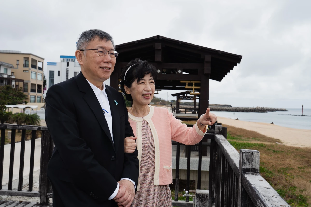 密码保护：Taiwan! 前台北市長柯文哲,京華城及政治獻金案2025.12.2 柯文哲涉貪案本月11日起進行辯論程序。柯文哲向承審合議庭聲請將言詞辯論、裁判宣示過程的錄音、錄影公開直播,台北地院合議庭今天駁回直播聲請案,但裁准在裁判宣示或公告5日內,將言詞辯論及裁判宣示的全程錄音、錄影公開上網2025.10.7 京華城等案,今傳喚柯被告轉證人接受檢、辯詰問。檢察官針對EXCEL檔案「工作簿」內記錄「數字」、「用途」、「經理人」詰問柯文哲收取金錢細節,有關「范有偉500」部分,柯稱,范是他的朋友,會幫忙選舉,記不起來有無給錢的事,也不作證是否有與他人說過「我拒絕回答」。檢察官再問基隆市長謝國樑以母親林曼麗名義透過副市長邱佩琳轉交200萬事,柯說,邱選舉時有幫忙,事情過了多年邱也記不清楚,但確定的是錢「沒有私用、沒有進到我家」,檢方問用於選舉何事？柯嗆「你們在做政治偵防？刺探秘密？」檢察官問EXCEL檔內有關東森集團總裁「王令麟500」、信義房屋創辦人「周俊吉200」金錢去向？柯均回稱不知道、不記得「拒絕回答」。邱佩琳審判中作證轉交錢時,柯文哲派人到家中管理室取款,柯證稱,這件事「想了一年想不起來」、「把我抓去測謊也測不出來」,再有無與文華東方董事長「林命群200」有金錢往來？柯仍證稱,沒印象、不清楚。面對檢方詢問Excel表格上「小沈1500」相關問題時,柯文哲拒絕回答細節,反問檢方如何定義「認識」。在檢方追問款項細節時,柯文哲共拒絕回答16次,並透露USB內有一半是國家機密,質疑檢方是在進行政治偵防。京華城案進入高潮,預計最快在12月中辯論終結並宣布宣判日期。2025.10.5 陳佩琪Peggy 「大家中秋節平安愉快…去年的中秋節前,先生就沒跟我一起過了,他被抓去關了一年,北所裏頭的環境…北所裏頭蟑螂多,但先生說蟑螂是小事,最可怕的是北所的資深住民–就是他們的「原住鼠」」2025.10.2 京華城案,黃景茂今(2)日證稱,將陳情案送都委會研議不違法。檢方表示,依黃景茂今日證述,市府一開始不和解,但因柯文哲在「便當會」指示,都發局才會簽送研議,有公務員以書面表示會涉及圖利,都發局還是依柯的指示辦事,開啟京華城案「起死回生」的程序,黃景茂證稱「研議就是一個重要的交辦」的證述正確。檢方認為,陳情案是「文字遊戲」替換,把「引用、準用」改成「參考、採用」,偷換2個字就變成可取得容獎,不符合通案性原則,卻讓京華城獲得121億元重大不法利益,這是本案涉及圖利私人財團的原因。檢方指出,照黃景茂證述,京華城提出陳情案或方案後,台北市議員應曉薇就會接著找黃景茂去議員辦公室詢問進度、處理方式,時間都是差一、兩天,應曉薇進度盯得非常緊,甚至還有黃景茂與應曉薇見面後,就在公文簽呈上蓋章的情形2025.10.2 京華城案,今(2)日傳喚前北市府都發局長黃景茂接受交互詰問。依據黃景茂去年9月偵訊筆錄,檢察官問黃景茂,彭振聲已在3月10日就接收到柯市長的指示,要讓京華城提案可以在都委會通過研議,顯然縱使知道違法,還是會讓他推過,「你也是一樣接收到柯文哲市長的命令要從都發局推進都委會？」黃景茂當時回答,因為柯市長的命令要推進去都委會,「我知道有違法」,但還是依照柯市長的命令「奉交下」推進去都委會研議。不過,黃景茂今天作證時稱推翻了去年偵訊筆錄的說法,他認為「有一些差距」,檢察官幫他寫,他沒講違法。2025.9.22 陳佩琪Peggy 「昨晚監控中心是在晚上八點打點話常規查詢,不久前則是在清晨3、4、5點因訊號不良、有落跑嫌疑而查詢, 今天則改成6點打電話來查行蹤,以我們這種年紀, 六點被叫醒, 大概就甭睡了,我把主婦晨間該做的routine都做完一遍了,反正閒來沒事,騰些時間寫寫和大家分享一下生活…」2025.9.20 陳佩琪Peggy 「先生回家生活兩星期了,最近他較有空跟我聊北所的生活,現代人真的無法想像三坪羈押室是怎麼過日子的,他講得是雲淡風輕的,我聽得是心在淌血…」2025.9.15 12日高院撤銷交保後,北院今(15日)再度召開柯文哲、應曉薇羈押庭,檢、辯雙方對於多達300名證人如何界定哪些不能接觸,花了不少時間討論。經過七小時評議,再度裁定兩人交保,且金額不變。北院此次就禁止接觸證人範圍予以明確界定,要求柯文哲、應曉薇除了在法庭內開庭期間,因訴訟行為所必要外,不得與同案被告及本案後續尚待傳喚到庭進行交互詰問的證人有任何接觸、騷擾、恐嚇或探詢案情的行為。另就起訴書證據清單所載的證人,柯文哲、應曉薇不得有任何騷擾、恐嚇或探詢案情的行為。晚間七點左右,應曉薇在女兒陪同下,柯文哲在陳佩琪陪同下走出北院2025.9.13 陳佩琪Peggy 「先生回家五天多,生活作息逐漸上軌道」「最令我驚呀的是就是他臀部兩側最凸起處,也就是我們坐姿時會和地板接觸之處,出現了兩個極大的對稱傷口,他說是北所馬桶的感染,但我是認為是坐地板、馬桶時導致的類似pressure sore的傷口」2025.9.12 交保第5天北檢抗告成功,高院裁定撤銷交保,案件發回北院更裁,高院裁定發回更裁的重點包括：原審只針對貪污罪評估滅證、串證風險,沒有涵蓋同時被指控的公益侵占、背信等罪,理由欠缺全面性；北院7月21日以證人未詰問完畢為由延押,一個月後卻在相同條件下認定滅證風險大幅降低,邏輯不一致且未充分說明理由；北院裁定停止羈押並均命被兩人「不得與同案被告、證人有任何接觸、騷擾、恐嚇或探詢案情之行為」,但高院認為本案事證繁雜,檢察官起訴的被告雖僅有11人,但偵查中所列同案的被告,甚至曾經傳喚、臚列於起訴書中,抑或於本案審理過程中已經傳喚,或尚待交互詰問的證人繁多,原裁定內容僅泛指「同案被告」「證人」,有「範圍未明」疑慮,應具體界定禁止接觸的證人範圍。北院將於15日上午10點重新開羈押庭2025.9.11 柯文哲9月8日以7千萬元交保,台北地檢署9日對柯、台北市議員應曉薇交保提抗告。台北地方法院今(11日)將抗告書狀送交台灣高等法院,上午9點38分時,裝滿書狀的推車轉送高院,高院將分案。北檢對柯文哲交保再提抗告理由包含,柯文哲涉犯公益侵占罪仍有重要證人尚未調查完畢,柯文哲具保後即和陳智菡、陳宥丞有所接觸,且對李文宗喊話,羈押禁見中持續授權特定人士使用其「本人名義」在社群帳號片面解讀法庭活動等2025.9.8 陳佩琪上午完成辦保後,準備乾淨衣物和艾草水讓柯淨身,柯中午12點20分從台北看守所抵達北院,下午14點17分戴好電子腳鐶步出法庭後,先進入廁所更衣,下午14點30分正式步出法院。隨即在門口發表7分鐘談話,炮轟檢察官後,在15時許搭上專車前往新竹老家,約16點20分抵達,柯文哲老家門口也特地準備象徵去霉運的火爐和瓦片,柯文哲依循習俗跨火而過、踩破瓦片,象徵打破厄運、瓦解霉氣。不同上次的是,柯文哲這次左腳先跨過火爐,一腳踩碎瓦片,頭也不回直接回到屋內2025.9.5 應曉薇湊齊3千萬,關押一年暴瘦20公斤,終於結束了一年的羈押生活,要回家了。柯妻陳佩琪急籌5000萬元,但還有2000萬元破口,柯文哲辯護律師陸正義下午律見後,律師團發表聯合聲明,指經律師告知柯文哲消息後,柯文哲表示需再行深思,所以下週一8日上午律見,再行決定2025.9.5 柯文哲、應曉薇因京華城案已羈押禁見逾1年。台北地院自3月起密集審理京華城案,在彭振聲2日經過將近9小時交互詰問程序完畢後,合議庭今(5)日裁定柯文哲、應曉薇各以7000萬元、3000萬元交保,並境管、科技監控。交保理由認為,因重要證人詰問完畢,相關事證已獲相當程度保全,尚未傳喚的證人偵查中具結,且「橘子」許芷瑜未也不知能否被緝獲,檢方以勾串證人主張繼續羈押,有違憲之虞,也不符合比例原則2025.8.30 前民眾黨主席柯文哲因涉京華城案遭羈押禁見,今(30日)是柯文哲住家、民眾黨中央黨部遭搜索一週年,民眾黨上午7點半在中正紀念堂集合舉行「司法改革公民走讀」活動,遭警方以沒有申請該路段集會遊行路權為由,拒讓隊伍前進,雙方僵持幾小時,約上午十一時四十五分時支持者直接把未下釘的鐵馬護欄拔起,更多人趁勢闖入警方管制區。黃國昌帶頭與被稱為民眾黨金釵的新北服務處主任林子宇、陳怡君等人爬上人群,背躺在警方頭上,試圖要衝破防線。場面數度混亂,期間爆發兩波大規模衝突,造成數名民眾與八名員警受傷。民進黨發言人韓瑩今天表示,民眾黨主席黃國昌宣稱走讀活動,卻發生對警察勒頸、意圖開車闖入封鎖線等脫序行徑,完全目無法紀,請黃國昌勿再帶頭違法。對於走讀活動造成8名員警受傷,內政部指出,脫序行為涉妨害公務罪、強制罪、集會遊行法等犯行,將移送北檢偵辦2025.8.22 陳佩琪Peggy 「我不抽菸,住在一般都會區,職業是醫師,生活型態跟一般婦女一樣,下班煮些簡單菜,父母亦無癌症病史,但我50歲那年得了肺腺癌,接受開刀切除20%肺組織」2025.8.19 柯文哲於本月7日、陳佩琪於本月14日連續法庭「暴走」,破壞法庭應有肅穆,審判長警告柯文哲,休庭時不要用情緒性用語,會造成法警戒護困擾,柯答應休庭不怒吼。京華城案19日再開庭 傳喚「博弈教父」陳盈助的左右手、福添福基金會執行董事邱清章等人。邱偵查中作證說,2022年10月24日受陳盈助囑託,持紙袋裝的300萬元現金以兩張A4紙前後疊蓋送到柯辦公室,當時柯在踩飛輪,與柯說話未獲理睬,就對柯說「市長我跟人約吃飯,我就先走了」,柯回「好好好謝謝」,柯從頭到尾都沒有離開飛輪機。邱清章今日證稱,民眾黨競總主任周芳如聯絡他,說柯市長想要卸任前成立辦公室,預估裝潢費300多萬,但他認為基金會不好核銷,所以他直接詢問陳盈助願不願意私下幫忙。陳盈助想到柯文哲是台大醫生,對台大有特殊感情,所以跟他約在咖啡廳,拿了300萬元現金給他。邱說,2天後,他帶著現金北上,跟周芳如約2022年10月24日下午4時30分在市府一樓見面,由周芳如帶他到市長室門口,但周女沒有跟進去,他自己進市長室就看到柯市長在健身,就是媒體報導的在騎飛輪。當時市長室有一個男性小秘書過來倒茶,他告知柯自己是代表福添福基金會來的,他把裝錢的袋子放在茶几上,並在桌角放了他的名片。因與柯不熟兩人沒有對話,他待了幾分鐘,柯後來向他說謝謝。事後周芳如有傳好幾張家具的照片給他,還詢問是否要收據,但他說這筆款項不用核銷。公訴主任檢察官林俊廷主張,陳盈助確實有以個人名義捐款給柯文哲,代表柯文哲隨身硬碟內的Excel工作簿是真實的2025.8.16 陳佩琪Peggy 「結婚以來,我家的那頭呆鵝,呆是呆,但至少在我生日時還是會跟我表示生日快樂,今年沒有了,甚至連個人影也沒見到」2025.8.14 陳佩琪今忽衝法檯咆哮公堂。陳佩琪今天(8/14)一整天都在北院旁聽京華城案,就在退庭後,她突然朝審判長哭喊,審判長也因此震怒,要求法警拘束陳佩琪。這次事件發生在開庭尾聲,當時柯文哲向法官喊話,要求慎重思考是否繼續羈押他,並提到「想想10年後,台灣社會如何看待本案」。法官回應會依審理進度檢視是否有續押被告的必要,並宣布退庭。就在此時,陳佩琪突然情緒失控從旁聽席座位往前走對著尚未離開的3位法官哭喊「請問柯文哲做了什麼叫做犯罪嫌疑重大？」,審判長隨即詢問「那是誰」並要法警將人拘束,陳佩琪隨即走到法庭外沙發上痛哭。柯文哲委任律師鄭深元立即求情,表明陳佩琪是柯文哲妻子,請求合議庭不要禁止她之後旁聽。民眾黨立法院黨團主任陳智菡說,陳佩琪是「非常非常絕望的情緒表達」2025.8.11 陳佩琪Peggy 「上週四開庭日恰好是他生日的隔天,特地穿了一身粉,一大早衝去法院等他」「依稀記得審判長好像有說休庭,但我為何沒像以往一樣去鐵門那裏送他離去？不記得了,他是沒離開？還是有？我整個人成解離狀態,只記得我面前好像有一行人在前面漂浮懸盪著,好像古代電影中送葬行列在我前面經過,然後有人把大把白色冥紙灑向空中,背景吵雜極了,我一直哭、一直哭,一直緊抓著一旁的人,心頭湧上一股難以形容的人世淒涼感,我還活在這個世界上嗎？我是要離開了嗎？」 「那天審判長有離開法庭嗎？他什麼時候回來的？他回來時旁聽席的人有起身站立嗎？審判長又講了什麼？我完全不記得了…」「不知道怎麼出第七法庭的,有人來跟我講了一些話,但不知道人家對我講什麼,只知道嗡嗡嗡的聲音一直在耳邊縈繞,心底湧起一股無法形容的淒涼感,像自己憂鬱症發病時的感受—「整顆心泡在冰水裡」、「 胸口扭曲糾結在一起」、「我為什麼在這世上呢？」。」2025.8.11 柯文哲休庭大暴走原因曝,檢「2份補充理由狀」惹怒他。本月7日,柯文哲閱覽檢方提出20頁「刑事補充理由書」第20狀後認羅織罪名,休庭時,對檢察官連暴粗口、丟水杯,將防止撬開手銬拆掉釘書針的刑事繕本,一頁頁撒在空中,造成法庭「狀紙滿天飛」奇觀。細究北檢的補充理由20狀,原來是北檢根據北市府政風處蒐集到的便利貼等資料,不斷提交補充理由狀。根據第20次的補充理由狀,2016年9月,柯文哲收到京華城陳情函後,手稿給林欽榮「京華城,我已接到朱亞虎郝市府的兵役局長」、「這個案子事涉重大利益如果規則很清楚,為何這些人還不死心？」、「如何根本解決,讓大家不再胡思亂想？」。檢察官認為柯文哲明知京華城要求回復120284.39平方公尺樓地板面積(約678%容積率)一事涉及重大利益。補充理由還出現一段,2020年2月,柯文哲在市長室密會被告沈慶京商討京華城案後,於翌日召開「京華城專案」的「不公開晨會」。補充理由另有一段,2020年10月,柯取得京華城廣場建物完工示意圖,張貼便利貼給前北市副市長彭振聲「京華城對容積率應該死心了,只希望行政流程加速,讓他們早日完工就可以了」。檢察官質疑,柯得知京華城訴訟敗訴後,已不再堅持原有樓地板面積訴求,轉而具體指示彭振聲加速行政流程,以取得容積獎勵2025.8.7 柯文哲才剛過66大壽,台北地院今(7)日再度審理京華城案,傳喚前台北市副秘書長李得全作證。今天庭審從9時30分開始,審判長江俊彥10點27時宣布休庭10分鐘,柯文哲「空檔」時段忽然一連暴怒,發飆甩卷宗、摔水杯,站起來對著公訴檢察官團隊大罵「你們每天這樣亂編故事,不羞恥嗎？檢察官去當網軍就好。」「我絕對不會投降！我絕對不會屈服！」「逼死彭振聲老婆」,時間長達約10分鐘。沒想到開庭時,柯文哲再度嗆聲,表示已經換了8個室友,對於檢察官求刑28年6月,柯文哲更是爆氣怒嗆「強姦殺人都沒有那麼久！」,後連喊3次「這是什麼世界？」。柯妻陳佩琪也在旁聽席哽咽喊「你（柯）回來啦」。陳智菡進一步指出,陳佩琪在法庭上已經哭倒,因為她知道柯文哲承受著巨大的心理壓力。公訴檢察官林俊廷邊聽邊微微點頭,瞬間激怒柯用台語譙「X！你還給我笑,還給我點頭！你是林俊言（承辦檢察官）的弟弟嗎？」台北地檢署今下午火速發新聞稿指出,今天京華城案被告柯文哲在法院審理期日的休庭時間,對蒞庭檢察官非理性言詞及舉動「本署表達嚴正譴責」2025.8.5 陳佩琪Peggy「文哲 生日平安 今年生日不說快樂 只希望你平安幸福 我們遇到了人生最艱困的一段時光 但我會陪你一起攜手渡過…」「先生66歲的生日 支持者送的蛋糕和壽桃,他沒吃到,生日歌和月亮代表我的心他也沒聽到 但我參加了為阿北所辦、第一次讓我沒有掉淚的聚會,感謝大家給我和他這麼一個難忘的生日」在柯文哲六十六歲生日當天晚上,陳佩琪和黃國昌到看守所外高聲唱歌,陳佩琪特別獻唱《愛你一萬年》2025.7.21 柯文哲因京華城案遭羈押禁見11個月,因8月1日押期將至,台北地院今(21)日裁定,柯文哲、應曉薇自8月2日起延長羈押2月,李文宗以兩千萬元交保,沈慶京則降保至1.8億元。柯文哲再次被延押的消息對其妻子陳佩琪造成極大打擊,使她無法到北院聽庭。民眾黨立法院黨團主任陳智菡表示,陳佩琪情緒低落,幾乎不斷在哭泣,甚至哭到無法進食2025.7.14 陳佩琪Peggy：先生不在家快一年了,印象中他離家最長的一段時間是1993年暑假時(那時兒子才剛出生三個多月),他在朱P的支持下去明尼蘇達州研習重症醫學,也在圖書館自學ECMO,一年後回國。這次他離家又快一年了,他在家留下的影像越來越糢糊了,感覺他好像逐漸離我遠去,先生去明尼蘇達州當研究員時,兒子才三個多月,再過幾個月,當年才三個多月的他就要從東京大學工學院的博士班畢業了,先生跟我講說他很驕傲,兒子畢業典禮他一定要去參加2025.7.11 威京集團主席沈慶京在關押191天後終獲准交保。北院裁定沈慶京可以一億元交保金加上具有二億元財力的保人提出書面保證停止羈押,並須配戴電子腳鐐及隨身攜帶手機進行雙重科技監控。沈慶京目前因腎臟感染黴菌正在台大醫院接受戒護住院治療,醫院認為需要手術2025.7.5 陳佩琪Peggy：先生有開庭的那週,我承認心情會好些,因為可以近距離見到他,看他好不好。什麼時候我們可以再一起吃飯呢？還是此生沒機會了？2025.7.1 京華城案件柯文哲、威京集團總裁沈慶京因先前控訴檢方「不正訊問」,質疑北市前副市長彭振聲、鼎越開發前董座朱亞虎被迫認罪。對此,台北地院今(1)日召開準備程序庭,準備勘驗2人的偵訊錄音,沒想到在開庭前,彭振聲突然接到太太輕生噩耗,法庭外崩潰哭喊道「老天爺啊,檢察官的良心在哪裡」,情緒嚴重失控,院方見狀已緊急先將其安置。對此,警消也證實,彭振聲的太太謝夏蕎(72歲)今日上午9點01分因不明原因在高雄三民區一棟大樓住家墜樓輕生,從13樓墜下,墜落中庭,四肢骨折明顯死亡,附近鄰居「8點多吧,很大一聲,砰一聲」還有鄰居說「她是人不錯,人很好,但是台北市政府發生那個事情,發生事情以後就很少看到人了」2025.6.28 陳佩琪Peggy頻繁發文喊冤,內容也越來越長「每次法院開庭旁聽,每隔一小段時間、中場休息時,先生會被銬上手銬、從一旁側門的樓梯帶離法院,我會站在鐵門旁、我只能倚著鐵欄杆目送他離去,每次都噙著淚水,滿眶淚水看著他離開,不捨他,他離去後我會在法庭外找個地方坐下,等著他再度回來」2025.6.5 今(5日)柯文哲穿短褲、短袖及藍白拖鞋出庭時,妻子陳佩琪也到法院旁聽,2人不時在法庭內深情對望。陳佩琪晚間發文「每次開庭旁聽,中間休息時間就跑到鐵門欄杆旁想就近看看他,這兩次有點氣,不跟他深情對望了,都是用犀利的眼光瞪向他,比手畫腳指指膝蓋和小腿,我不是問候他膝蓋痛不痛,我是在責怪他為何穿短褲跑到冷氣開到緊繃的北院來…」2025.6.5 台北地院今(5日)當庭勘驗在柯文哲家中查扣的編號A1-37的USB行動硬碟原件內檔案,針對記載「小沈1500」的工作簿等19個檔案逐一檢視,檢察官指出,工作簿的第12欄確實有「小沈1500沈慶京」以及政治獻金支票截圖,使用者及上次存檔者為「wen」,可證明檔案是柯文哲製作,用以證明柯文哲收受沈慶京1,500萬賄款2025.6.5 今日上午9時許,庭訊才剛開始沒多久,沈慶京律師就表示沈的身體狀況很差,身上裝的廔管裡面都是血,從台北看守所出發之前,所方就已經建議送急診,但沈仍堅持出庭,因此當庭請法官准許戒護送醫,稍早9時44分,沈慶京坐上輪椅被推離法庭2025.5.29 合議庭今天傳喚時任都委會執秘的邵琇珮作證。邵琇珮稱台北市有「容積銀行」,柯文哲應知容積有價,京華城訴求恢復十二萬○二八四平方公尺樓地板,前副市長林欽榮與都發局討論後回復柯,市府主要意見是不可行,建議京華城循行政救濟處理。邵琇珮說,2020年3月10日市府為京華城陳情案開「便當會」,會後,柯文哲決議請京華城提陳情案給都發局再轉都委會研議,而京華城陳情與行政訴訟,都是想拿回12萬0284平方公尺樓地板,2020年4月6日都發局送文來時,她曾核稿。邵琇珮表示,依她經驗,沒遇過訴訟中案子送研議的前例,不過,市長下了決定,公務員就要服從;邵琇珮表示,便當會決議將京華城陳情案送都委會研議是白紙黑字,「在我的前面已蓋了6個章,我可以蓋第7個章表示不准研議嗎？」而且體制上也不許這樣2025.5.27 無法回家過端午節。京華城案今年1月、3月間兩度裁定柯文哲、沈慶京、應曉薇、李文宗羈押禁見。由於羈押期限將至,北院上週開庭訊問4名被告,今天裁定,本案尚需相當時間審理,案情仍有晦暗不明高度可能,羈押原因仍存在,柯文哲等4名被告自6月2日起延長羈押2個月,並停止接見、通信2025.5.27 柯文哲涉京華城圖利案,合議庭今傳喚時任都委會執行秘書的劉秀玲出庭作證。她記得應曉薇2021年8月18日把她叫進研究室,告訴她「妳寫這些意見,那人家玩了那麼久,不是要重來嗎！」劉秀玲說,她那次和應說京華城的交通條件不好等,應曉薇回說「幕僚要守本分,讓人家玩了9年卻要重來」把她罵了一頓。劉秀玲說,對於刪除京華城要求120284平方公尺樓地板面積事,都委會對京華城提出的一頁剪報稱欲以綠建築、智慧、耐震取容獎,程序上只能予以尊重辦理,不過,京華城並不是都更案卻援引都更條例,以都更、危老案送公展,都市計畫與都更條例是不同法系,她才認為適宜性、可行性都有疑慮。劉秀玲表示,針對京華城申請細部計畫變更表示不用回饋部分,都委會委員有去詢問京華城公司的人,但京華城回覆建地週邊的社會服務、公共服務皆以足夠,並且不打算以此項目提出申請,她認為,京華城的回應「很瞎」、「令人傻眼」2025.5.22 京華城容積率弊案,今傳喚台北市都市發展局前局長林洲民出庭作證(林洲民偵查中數度出庭,對柯作出不利供述)。他說,京華城案所有公文都是負面意見,他沒有看過肯定意見,公務員「不是鼓掌通過的」,而是充滿無奈,京華城案申請要獎勵,是用「魚目混珠」方式,它明明就不是都更案,卻通篇用都更方式要獎勵。林洲民認為,相關科室、審查委員都不同意也留下紀錄,但2021年9⽉都委會仍通過京華城案,他曾經任職都發局公職,完全無法理解決策過程。柯、林今日同坐法庭內,眼神無交集,獲陳述意見時,柯先和林打招呼「林洲民多年沒看到你」,接著說沒有針對京華城案下指示,台智光案還是被他擋下的,北士科案也討論很久,但這個案子很奇怪「沒有人喊救命」。他說一直有個疑問「公務員都反對,怎麼會走完程序」,京華城案照程序走完兩年後卻跟他說有弊端「我也是Shock」,至今也想知道「What happened？到底發生什麼事？」林洲民說「我也很想知道為什麼」,指都發局前總工程司邵琇珮、時任二科科長楊智盛都反對,法務局代表也反對,「市長,我也想知道」2025.5.20 陳佩琪520發文「每次開庭去看他,不會刻意打扮,但會想辦法穿著亮麗一點,希望他一眼就能找到我,也很想向他傳達別擔心我,我會克服重鬱症,努力不要再增加用藥,我會努力活得好好的…」「婆婆心智功能在公公告別式後急速退化,時地物常錯亂,熟人也不見的認得出來,加上不明原因的下肢疼痛難解,已經是bed ridden 狀態,當醫生的都知道老人家長期臥床,健康會急速惡化…」2025.5.20 柯文哲涉京華城案,今傳喚台北市議員苗博雅作證。她說,都委會研議案都是市府各單位家關提出的,過去十年有40件是市府提出,只有京華城案除外,而她因為市府最終給了京華城自創容積獎勵20%,與都市計畫等相關法條、辦法都不相符,「我非常驚訝市府做出這樣的決定」,她懷疑適法性才於2021年11月再度質詢柯文哲。苗博雅說,容積是市民的公共財,市府如此作法「形同將公庫的錢拿給財團」,且她當時估計京華城獲得20％的容積獎勵約市值10億元,但她低估了,20%容獎約5000至1萬坪樓地板面積,換算是超過百億元,「這本來是屬於市民的,怎麼可以移轉給財團？」她質詢時有提醒柯文哲,京華城恐會是他任內的一個弊案,而她質詢之後,柯市府最終回復也是認為沒有違法或不當2025.5.15 上午傳喚台北市前副市長林欽榮 作證指出 時任市長室主任蔡壁如「直接下條子」指示京華城案 「這就給我很大、很大的壓力」林欽榮在庭上和法官說明 京華城案市長室有列管 任何都市計畫 相關單位都必須審核 也要向市長報告 整個過程柯文哲都知情 不知道恢復樓地板面積涉及多少利益 但認為都給一平方公尺就是圖利 柯文哲全程未發言 不過威京集團主席沈慶京聽完林欽榮一整天的證詞後表示 林欽榮的證詞從頭到尾對柯文哲充滿仇恨 對此 林欽榮回應 他任4年副市長後離開 是因跟柯文哲理念不合 但沒有恨柯文哲 他擔任文官也在學校任教 從來沒有提過柯的是非、壞話  強調自己對柯文哲表示感謝 4年的服務是很大的成長 最終是志不同、道不合 才選擇離開回歸教職 全無挾怨報復 事後柯文哲也曾經邀請他與其他部署共進晚餐和頒布獎狀 他2019年創設智慧城市大展 柯也曾邀請他擔任主桌貴賓2025.5.13 柯文哲4度開庭,京華城案二度傳喚朱亞虎。檢方查知,朱亞虎在與柯文哲「大帳房」李文宗手機簡訊紀錄指「小沈十分小氣的捐210萬我領他薪水必須依他的命令做事、弄成560(容積率560％)並沒有給您及市府帶來任何困擾、而我也絕對不會在以後任何事來麻煩您來做」。檢方認為,沈慶京涉命朱亞虎領銜7名威京集團人員張志澄、陳俊源、童中白、洪秀鳳、陳秀桃、黃淑雯、劉芷安以每人30萬元共210萬元在2020年3月24日至26日匯入柯文哲指定的政治獻金專戶,同年月27日,都發局即函覆京華城公司,將陳情案提送都委會。檢方指控,朱亞虎的簡訊表示210萬元賄款為協助提升土地容積率,210萬元則是沈慶京涉行賄柯文哲的前金,認定柯文哲違背職務收賄。審判長今日補問朱亞虎,傳訊息給李文宗「小沈十分小氣」訊息提到「我領他薪水必須依他的命令做事」、「我已經遠離以前的郝市府團隊及郝市長」、「我永遠不會理會小氣的小沈、他想見市長、我領他的月薪、實在是不能不為呀！」等,一段段的用意是什麼？朱亞虎回答,他最大的用意就是因為210萬給民眾黨,他傳訊息給張哲揚、蔡壁如、李文宗3人,3人總有1人會跟柯文哲報告,不然捐了根本就不知道。柯文哲在法庭上哽咽稱「冤獄」2025.5.8 今開庭傳喚台北市政府兵役局前局長、鼎越開發前董事長朱亞虎作證,朱亞虎指出,2020年威京集團捐款給民眾黨210萬元,但因總部當年虧損,不能用政治獻金方式,因此沈慶京指示他找7個人頭捐款給民眾黨的帳戶,是為回復京華城120284.39平方公尺樓地板面積,「行賄是我做了,我認罪」2025.5.3 陳佩琪近期頻繁替丈夫喊冤,在社群平台抒發心境 「結婚有家庭的婦女每天早上都有許多家事routine要做,我也一樣,一早會把全家的杯子都洗過一遍,先在雖不在,但我會把他的杯子洗得更乾淨,擦得更亮,接著把全家的濕毛巾拿去陽台曬乾,若累積了一些換洗衣服,就拿去洗衣機洗,接著準備簡單的早餐,先生在時,夫妻會坐下來一起聊最近發生的時事」「先生不在家八個月了,沒人可以談天,每當那種千斤鼎般壓在胸口的感覺來襲時(可能那時憂鬱症的藥物濃度是一天最低的時候吧),就會一直想提筆寫東西,假裝自己好像在跟他筆談一樣,這樣才有辦法度過這種恐怖的感覺」2025.4.17 術後首出庭,清瘦柯文哲「光頭現身」眼神炯炯快速步入法院,上午9點半準時開庭,檢辯雙方互嗆勘驗不雅光碟。柯文哲在法庭上是一度爆氣,說自己曾經被疲勞訊問,甚至還說京華城案,已經到了濫訴的地步,最後還說正義女神被蒙蔽雙眼。檢方反嗆「法庭不是舞台秀」2025.4.13 陳佩琪今(13)日再寫下千字文喊冤「先生不在家快八個月了,這些日子渾渾噩噩的過著,每天都會想到他,想到時總是淚流不止。他在家時,有段時間我有嚴重憂鬱,常常清晨一兩點醒來就無法入睡,知道他有嚴重呼吸中止症,就坐在床邊數著他呼吸中止的秒數,害怕他不再呼下一次了,直到看到他自動翻身或手腳揮動,才會放心」2025.4.11 陳佩琪11日PO文「最近經歷一連串北院延押,高院駁回和先生身體出狀況,需開刀的情形,還有今天調查局發出的通緝新聞」「他是你們的眼中釘沒錯,他也是我結縭35年的先生啊!」「我每天會向天公跪地磕頭,磕頭觸地,心中默念求檢察官,地院法院,高院法官們,求求您們給我先生一個公平的審判機會」2025.4.10 辯護律師蘇振文今(10)日開庭尾聲向法官反應,日前去戒護病房律見,見沈慶京被20公斤的手銬腳鐐銬在病床上,非常不人道。不過,公訴檢察官立即引述《看守所施用戒具與施以固定保護及保護室收容管理辦法》,指戒具腳鐐使用不得逾2公斤,手銬部分不得逾0.5公斤,兩樣相加最多2.5公斤。受命法官聽後也驚訝追問,如何判斷戒具重達20公斤？蘇振文說,他拉過手銬腳鐐「覺得很重」。受命法官認為,律師沒講20公斤是主觀感受,認為如果不確定,應用「很重」來形容2025.4.10 「橘子」許芷瑜列調查局外逃名單。北檢認為,柯文哲涉收受賄賂後交由秘書許芷瑜(綽號橘子)保管,許芷瑜去年8月27日返台後,受到柯文哲指示,急於8月29日上午4時10分訂購機票,當天搭機赴日本。北檢指出,經合法傳喚仍無正當理由不到庭且拘提無著,甚至迄今未歸,依法發布通緝,指出許芷瑜可能於去年8月潛逃,可能潛逃地點為日本或澳洲。陳佩琪10日PO文「喜歡聽他演講,總有滿滿的收穫,他腦子裝很多有建設性的東西」2025.4.9 柯文哲,沈慶京,應曉薇遭台北地院裁定延押禁見2個月。柯,沈,應3人不服裁定提出抗告,台灣高等法院今(9)日晚間裁定,抗告駁回,不得再抗告。另就抗告人沈慶京聲請具保停押部分,一併駁回聲請2025.4.3 柯文哲昨天在台北醫院進行輸尿管鏡手術,取出結石後住院觀察,陳佩琪上午10時8分許到台北醫院了解柯文哲病情,停留約四十分鐘,離開時面對記者問家裡狀況是否還好？陳佩琪用很小聲音量回應「還好,謝謝」,柯文哲下午一時四十五分出院回北所,記者觀察他眼神看起來渙散2025.3.30 昨日晚間6點40分,柯文哲突然傳出身體不適,經醫院評估後於9點55分戒護外醫,並於11點57分返回北所,北所說明,柯文哲評估未達留院標準,目前已返所持續監測健康並按醫囑照護,狀況穩定2025.3.29 挺柯韓粉陳清茂今(29)日為柯文哲在高雄中正公園舉辦「凝聚挺柯文哲主席,祈福點燈音樂晚會」,現場齊聚2500名小草一同舉燈,吶喊「柯文哲清清白白」,民眾黨中央委員林富男則透露,陳佩琪一度想不開,陳佩琪再次發文「感謝清茂和富男委員今晚在高雄為我的先生柯文哲辦的祈福點燈音樂晚會,希望你能感受到大家的祝福,得到心靈的慰藉,我愛你,不希望你再受此折磨了！」2025.3.28 柯文哲4人「延押2月」,柯文哲傳血尿 嘔吐 北所：醫師今評估無外傳病症,陳佩琪稍早又發文表示「我會陪伴他到他生命最後一刻,但也懇求大家和律師,若我先走了,千萬不要通知他,讓他平靜地在獄中走吧！」2025.3.20 台北法院審理京華城及政治獻金案,今(20)日召開準備程序庭,上午提訊威京集團主席沈慶京,國民黨台北市議員應曉薇,下午訊問「柯文哲大帳房」李文宗及前民眾黨主席柯文哲,從天亮審到天黑,從上午9時30分一路開到深夜11時,壓軸是柯文哲,卻在庭上情緒失控,聲音顫抖地拿起麥克風,當庭崩潰痛哭,更對著公訴檢察官怒吼「不要臉！」,因為檢察官曾說他的隨身硬碟裡有不雅照,如果不認罪,就要把照片公諸於世,北檢反駁指柯不實指控,相關訊問過程,均有錄音錄影,且有辯護人在場,可供檢驗,柯母何瑞英,柯妻陳佩琪等人皆到場關心2025.3.15 柯太太陳佩琪今日上午再度PO文「不知道我們兩人為什麼有緣份在一起當35年多的夫妻,我是一個先天缺陷,遇刺激就會導致嚴重憂鬱的人,去年年中,柯黑名嘴開始討論京華城案,我緊張憂慮,有空就會緊抓他來問」「他要我忘了他所承受的苦難,要我好好吃飯,好好過日子,不必再擔心他」「忘記你所承受的苦難談何容易」2025.3.14 台北地院審理柯文哲弊案已訂出101次庭期拚年底審結,訂3月20日下午首度提訊柯文哲2025.3.12 針對民眾黨立院黨團主任陳智菡指控威京集團主席沈慶京遭「密室審訊」「濫權逼供」「淪政治打手」,北檢12日晚間回應指出,相關指控嚴重混淆視聽,並發出三點聲明澄清駁斥2025.3.11 台北地院今日提訊在押被告沈慶京行準備程序,沈慶京辯護律師團直接否決北檢的證據,並指證據是空的,聲請具保停押,讓沈慶京無保釋放去調養身體,因為他已經抖了4天,其中,律師徐履冰表示,北檢押人 放話4個月,他至少要講40分鐘,沈慶京直接主張「我完全無罪」「我被檢察官強姦肉體與靈魂」「檢察官現在就是明朝的錦衣衛,這樣逼迫 陷害我,要我作證陷害柯P」2025.3.10 民眾黨前主席柯文哲今天身穿看守所外套,未戴戒具參加父親柯承發的告別式,柯文哲原預計於上午8點10分抵達父親告別式會場參加家祭,不過疑因路況壅塞,柯文哲8點53分才抵達殯儀館,奔喪83分鐘,於10點16分離開殯儀館,柯文哲唸追思文時一度哽咽,他說,父親一直在等他,直到父親的身體無法負荷,最終還是讓父親失望,最後一刻無法向父親拜別,走出場館前,陳佩琪痛哭緊抱柯文哲,不願鬆手讓丈夫離開,過程中,陳佩琪淚崩大喊「司法不公,司法迫害」2025.3.8 北所准柯文哲奔喪,但具體的時間還沒有百分之百確定,據傳藍綠大咖包括陳水扁,馬英九,高虹安,楊文科,鍾東錦都將出席,初估約有1200人參加告別式,支持者透露,當天全台各地的小草也會自主參加告別式,告別式流程曝光,當天上午8點30分開始靈前誦經儀式,9點舉行家祭,當天訃聞上列名的4代家屬都會到場,9點30分向各界致哀感謝,以及介紹柯爸生平事略,9點35分誦經迴向後,於9點40分開始公祭,11點封釘,發引,11點30分羽化2025.3.7 民眾黨前主席柯文哲目前仍在押,妻子陳佩琪今天下午3時許前往面會,除了帶些食物及保健食品,也遞件申請爭取柯文哲於10日當天能外出,送父親柯承發最後一程。陳佩琪表示,柯文哲或許因亞斯伯格症,一直以來情緒很內斂,這幾次面會時,談到父親告別式時,陳佩琪哽咽說「柯文哲悲傷痛苦到講到這些時總是淚流滿面」「因為沒有帶衛生紙,我只好用我自己的袖口幫他擦淚」陳佩琪轉述時,也哽咽紅了眼眶2025.3.4 柯文哲案,4日下午首度提訊台北市議員應曉薇,傳訊木可公關董事長李文娟出庭,應曉薇特別向法官強調,自己是有2個女兒的單親媽媽,2個女兒目前遠在英國留學,檢方起訴說她拿賄絡款去支付女兒們的學費,但她沒有收賄,更沒有拿任何一毛錢付女兒學費,說到此,應曉薇忍不住哽咽,接著掩面落淚2025.2.27 因為父親過世,柯文哲為了要討論治喪細節,聲請解除禁見,北院在今天下午兩點半開庭,母親何瑞英跟妻子陳佩琪,到庭陳述解除範圍跟時間,母親甚至是一下車一路哭進法院,儘管柯家人希望可以解除到4/2,但法官最後裁定解除禁見到3/10(辦完告別式),可接觸妻子母親弟弟跟妹妹共4人,晚間陳珮琪發文痛批228根本就沒有離開過2025.2.25 去年1月大選結束後,獲得369萬466票的柯文哲與吳欣盈,可獲每票30元補助款,共1.1億餘元,檢調人員在清查金流時發現陳佩琪在去年5月用柯文哲名義,以現金4300萬元買下立法院附近商辦,柯文哲受訪坦承是用選舉補助款買的。而陳佩琪買下商辦後又透過房仲業者去看2戶豪宅並下了2筆斡旋金,她當時表示,只是隨便看看,想幫兒子買婚房,媒體報導,隨著柯文哲涉貪遭收押,民眾黨多項事業計劃隨之中止,相關卷證也揭露在京華城收賄弊案爆發前,柯文哲有意仿效國民黨設立黨營事業牟利,包括規劃陳佩琪擔任小草咖啡棧董事長兼總經理,兒子柯傅堯與陳佩琪哥哥,姊姊,姊夫包辦董監事等2025.2.17 2/16見最後一面,柯文哲探視後30hrs父病逝,柯文哲的父親柯承發,在柯文哲昨日凌晨探視後,今日上午8點40分病逝新竹台大醫院,享耆壽94歲2025.2.16 柯文哲被羈押禁見,正在新竹台大醫院住院的柯爸柯承發於昨病情又惡化,因此柯文哲於今凌晨0時59分許離開看守所,約凌晨2時抵達新竹探視父親,凌晨3時20分左右返回土城,柯妻陳佩琪也在看守所外,希望隔空與柯見上一面。柯媽何瑞英今天早上證實命危,她哽咽說「柯爸都沒有辦法吃！」2025.2.12 農曆元宵節,柯太太陳佩琪再度為丈夫抱屈,再發文思念柯文哲,每逢佳節倍思親,雖然知道你不怎麼喜歡甜食,但是就很想送些應景的東西給你,不過早就問清楚了,糯米的東西是不准送入的,最近整理自己過去所寫的東西,突然看到2014年寫的這段『你每次從外面回來,不管時間多晚,總是一進門就扯開嗓門大叫「佩琪、佩琪！」叫的又快又急,我也是立刻從裏頭衝出來問說「什麼事?什麼事?」你總是不好意思地說「沒什麼事啦,只是看妳在不在而已!」』人不在我身旁,寒冷的夜晚就拿你寫的書來看吧…今天又是個寒冷的陰雨天,離開我前你跟我說你會好好保重身體,也要我好好過日子,我也回你「只有你好我才會好」,你能跟我說你現在好嗎？2025.2.8 柯太太陳佩琪Peggy今晚間又PO出一篇長文「天寒地凍的,忍不住往北所跑,想說能送點吃的或穿的,只要能靠你近些,什麼都好…」一月下旬某天公公突然四肢癱軟,血氧濃度下降,意識完全喪失,我和律師去北所遞完申請單後,立刻趕去新竹病房,那天傍晚我靜靜地在一旁陪著公公,突然門口一陣喧嘩聲,多個穿制服的壯漢湧進來,中間夾個穿著單薄,身形看來很瘦小的人,腳上只有一只藍白拖,雙腳被凍得又紅又腫,看著這個人,不敢哭也不敢講,深怕又被說是串證害到你,只能默默蹲下身子,按按你的腳背,像個醫生跟病人說話般「有點水腫」,輕輕加了一句「要保重身體」,過年去送餐,裡面人甚多,要等很久,坐在椅子上,茫然抬頭看著牆上電視上出現的一則自殺防治短片,那是一段教人要找到活下去理由的短片,腦海裡也不停地想著這問題,我活下去的理由是什麼呢？只有想到這一幕『哪天你回家了,再也看不到我了,你會怎麼樣呢？』2025.1.28 柯文哲遭羈押禁見,在土城看守所度過農曆春節,柯文哲IG在今日除夕夜上傳一段影片,內容為妻子陳佩琪介紹幫柯文哲準備的年夜飯,柯太太陳佩琪醫師感嘆「我們結婚35年來,第一次沒有一起過舊曆年」,陳佩琪提到,在送菜給柯文哲的這段時間裡,早期部分不合格的菜都會被北所退掉,唯有難過的帶回家自己吃掉,「有時候想到這邊,就覺得說…真的會把棉被矇在頭上,躲在棉被裡面哭」2025.1.26 柯文哲妻子陳佩琪Peggy今上午又PO出一篇長文「過年前,想寫些東西給你,天氣很冷,有時半夜凍到醒來,就會想到你是否也是覺得這麼冷呢？2023年的選戰,我常化身你身旁的小跟班,你在台上演講,我就站一旁或坐在台下做個你最忠實的聽眾,偷偷告訴你,2023年我記憶最深,也最喜歡的還是那場你衷心告白的演唱會…當時覺得很甜蜜,但現在回想起來,衷心希望不要有這場演唱會該有多好,那時的你每天犧牲睡眠,努力練習唱唱跳跳,現在的你卻被關押在陰冷的牢房中,我好想你…」2025.1.24 北院合議庭已安排3月份庭期,3月起將密集開庭,其中,3月20日下午3時40分首度提訊柯文哲出庭2025.1.23 柯文哲等11人案,台北地院今日上午首度開庭審理,傳喚前台北市副市長彭振聲,邵琇珮及李文宗,李文宗不認罪,邵琇珮全認並請求緩刑,彭振聲「各位小心一點,這沒什麼好拍的」臉色相當凝重,彭振聲坦承犯行2025.1.22 柯爸病情有變化？柯文哲今晚向北所請假直奔新竹戒護探視,今晚他8點40分抵達新竹台大醫院探視35分鐘,離開時神情很凝重2025.1.19 京華城案23日開庭 北院將傳彭振聲,邵琇珮,李文宗2025.1.14 柯文哲結婚34周年身陷囹圄,妻子陳佩琪上午發文指出,今天是1月14日,也是屬於兩人特別的日子,自己找到一張1991年1月14日拍攝的照片,至今間隔34年2025.1.12 柯文哲趕在壓線前遞交抗告狀。台灣高等法院經逾一天審閱卷證,昨晚(11日)11時50分裁定柯文哲等4人抗告駁回。柯遭押回籠今年在台北看守北所過年,首次品嘗北所的春節年菜大餐。柯文哲今年勢必要留在看守所過年了,年夜菜會吃什麼也讓外界非常好奇2025.1.11 民眾黨今(11日)舉行「111釘孤枝」號召小草上街,小草高舉「蟾奸蜍惡」匾額嗆北檢2025.1.10 涉京華城,政治獻金案的柯文哲4人本月2日再羈押禁見,柯獄中長考,決定委任律師今(10日)提抗告。同案被告威京集團主席沈慶京,柯辦前主任李文宗,台北市議員應曉薇於再羈押後,先前已陸續提起抗告。柯文哲4人的抗告期限是本月11日,因遇假日延到下周一即本月13日2025.1.9 柯文哲妻子陳佩琪(Peggy)今(9日)上午在臉書PO出一篇長文,透露先前柯交保後返家的狀況,坦言「這個人不像我過去認識的那個柯文哲了」,「現在他像個失智前兆的老人一般,詞語卡卡,舌頭打結,下句不知如何接上句,要努力從腦海的資料庫尋找….」。陳佩琪透露,丈夫看起來有點蒼白虛弱,走路跌跌撞撞的,步履踉蹌,「這個人」講話思緒不流暢,音量低沉,不斷咳嗽,上句話說出,下句要接什麼都要思考好久,「這不是我熟悉的柯文哲啊」,那個曾在演講台上風趣幽默, 思緒流暢,滔滔不絕,侃侃而談,都是最終是要幕僚在台前舉牌 「時間到」才會打住的人啊。那晚我只能流著眼淚一路跟著他的車子走到土城…2025.1.8 柯文哲8日遭到網紅四叉貓爆出一張私下對話內容,指出柯文哲曾在2020年提議組成一團「性感女版八家將」來炒聲量。四叉貓9日在社群上又曬出1張截圖,從畫面可見,有帳號「柯文哲（真）」傳訊表示「我看我的FB，各種攻擊的留言太多，還是要處理，不然支持者都不想上來，能否清除？」2025.1.2 京華城案北院2日晚六時許三度召開「接押庭」,晚間9時過後4人審問完畢,合議庭2日晚間10點40分宣示,柯文哲等4人均羈押禁見。北院認為重要共犯「橘子」在逃中,改認定柯文哲,柯的「大帳房」李文宗,威京集團主席沈慶京以及國民黨台北市議員應曉薇等4名被告有逃亡,勾串,滅證之虞,裁定柯文哲等4被告均羈押3個月,必要時可延押6次,每次2個月。北院前兩次裁定4人可交保,但都被台灣高等法院撤銷,北院表示「基於尊重審級制度」,並考量前次裁定後,檢察官於抗告理由所提出關於羈押必要性的事證,衡量本案對於社會危害程度,國家刑罰權行使的公益考量,與被告人身自由相互權衡,裁定羈押禁見。柯交保恢復自由身才1周又被羈押回籠,柯文哲於3日凌晨12點50上囚車2025.1.1 柯文哲交保,北檢31日二度抗告,高院今(1日)晚間8點15分結果出爐,北檢再度抗告成功！柯文哲二度交保遭撤銷,高院認定,北院未說明柯文哲等4人於具保後不得與共犯或證人為日常生活及工作外接觸,何以能防免接觸而相互勾串,柯文哲等4人與其他被告或證人的供述未盡相符,顯尚存勾串空間,且有以下7點相互勾串,滅證情事。北院估最快2日晚上開羈押庭2024.12.29 柯文哲僅自由50小時,交保遭撤銷,柯文哲抵達北院,下午(29日)3時重開羈押庭,檢方強調就算1億元具保及電子腳鐐也無法防止串供,柯文哲羈押庭親喊「必須辭黨主席」！黨務指定黃國昌幫忙。晚7點全部訊問完畢,合議庭深夜11點07分起宣示裁定結果,北院認柯文哲4被告「無羈押必要」,交保金加倍,柯文哲7000萬交保+戴電子腳鐐(這個金額創下政治人物交保金額的第1名,超越了前國民黨大掌櫃劉泰英6000萬元與行政院前副院長林益世5000萬元的交保金額),30日下午5時前未具保將羈押2024.12.29 柯文哲交保44小時！北檢抗告成功。台北地方法院27日凌晨裁定3000萬元交保,北檢隨即提出抗告,高院今天(29日)撤銷裁定發回北院更裁。高院合議庭認為,柯文哲,李文宗所涉收賄,圖利,公益侵占,背信等罪嫌重大；沈慶京涉嫌交付賄賂罪嫌重大；應曉薇涉嫌違背職務收受賄賂,洗錢等罪嫌重大,其中,違背職務行為收賄及圖利均為最輕本刑5年以上之罪,且4人有逃亡,勾串共犯或證人之虞,惟原裁定對被告4人無羈押必要性乙節,未就衡量事項為必要說明,復未具體說明何以具保等手段即可防免4人逃亡,理由屬實不備2024.12.28 柯文哲「關4個月反應變慢」？專家：封閉環境刺激少,應優先恢復生活自理能力,接著是原本社會角色重建2024.12.27 柯文哲羈押114天後3000萬獲保,台北地方法院27日凌晨裁定3000萬元交保,柯文哲臉書粉專凌晨2點發文776字痛批檢察官違法濫權提訊柯主席2024.12.26 柯文哲涉京華城,政治獻金案今(26日)偵結,北檢求刑合計28年半(完整北檢起訴書全文)。檢方起訴書中,詳述了柯文哲和黨內諸多令人不齒的政商勾串及募資手法,柯文哲處理政治獻金之混亂,從起訴書的描述看,堪稱是「一攤爛帳」。起訴書形容,柯文哲收下陳盈助捐款三百萬辦公室裝潢費時,只顧著在台北市長辦公室踩飛輪,僅對來者發出「嗯嗯」聲,威京集團的葛樹人與柯文哲傳訊,柯多日後回「先將簡訊刪光」,柯傳訊妻子陳佩琪「我覺得正面應付,讓每個人都知道,就變成政治迫害」。台北地檢署耗時多月還原柯文哲的行動硬碟,發現除了存有台大醫院或醫學相關檔案外,還有與民眾黨相關的各項資料,其中「朕.doc」的檔案內出現「朕是雍正帝,但絕不會讓你成為年羹堯」等內容。蔡壁如證稱,此處的「年羹堯」指的就是她,因柯對她又愛又恨,又常以勤勞的雍正皇帝自居,所以一直認為她與年羹堯一樣「功高震主」2024 專題!從名醫市長到涉貪起訴,柯文哲10年政治之路：柯文哲從1985年進入台大醫院工作,期間2014、2018年當選台北市長,八年任期結束,2022年重回台大醫院報到上班,一直到2023年2月正式從台大醫院退休,柯文哲一共當了30幾年醫師,期間也數度參與政治活動。從醫期間,台大醫院發生震驚台灣的愛滋器捐誤植案。2011年8月24日,台大醫學院附設醫院器官移植團隊因為未察覺器官捐贈者曾患有愛滋病,導致五名接受移植的病患暴露在感染的風險中。監察院調查後,將主要的過失責任歸咎於柯文哲醫師,成為該案中唯一被移送懲戒的人物。柯文哲在決定參選前,已於2006年開始在媒體曝光。2006年7月15日,他在《民生報》撰文《反省、認錯、道歉 談趙建銘案》,受到社會關注。如今柯文哲5大弊案(京華城容積案,台智光案,北士科案,第一魚果市場改建案,南港轉運站BOT案)纏身,還有未爆彈