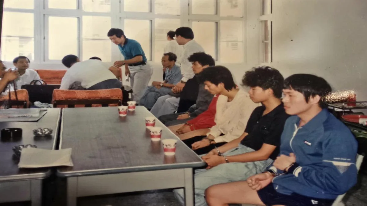 密码保护:Taiwan! 新北市林口區今(30)日上午發生一起凶殺案 一名36歲徐姓女物流司機疑不滿41歲陳姓男同事私下抱怨其衛生習慣 竟於在公司門口堵人 持刀刺殺陳男 據了解 2人均是黑貓宅急便司機 共用同1輛貨車 2人長期感情不睦 時常因為瑣事發生爭執 陳男經常私下抱怨徐女的衛生習慣差 每次用完的貨車內都堆滿垃圾以及喝過的手搖飲杯 車內髒亂不堪 然而 陳男上週與家人出國旅遊並請徐女代班 沒想到回來上班時又故態復萌 陳男一氣之下拍照回傳公司群組 怒問「難道我要幫忙清理?」徐女不僅未道歉 反而義正嚴詞地回覆「幫清謝謝」 疑似因此埋下殺機 今日上午8時許 徐女提早上班抵達公司 直接在公司門口「堵人」 一見到陳男停妥車輛準備走進公司時 徐女上前才沒說幾句話 下一秒竟掏出預藏的折疊刀將陳男壓制在地 突如其來的舉動讓陳男猝不及防 導致頸部、胸部中刀 當場血流如注 其他同事聽聞爭吵聲 連忙將2人架開 據目擊民眾指出 陳男中刀後傷勢非常嚴重 現場「鮮血狂噴」 相當可怕 陳男送醫搶救後仍宣告不治 已婚的陳男育有14歲、18歲兒子 日前才在個人臉書上開心分享大兒子高中畢業的喜訊, 暑假來臨 青少年外出活動頻繁增加 台中市警局28日晚間展開大規模臨檢行動 針對夜店、網咖、KTV等青少年深夜易聚集場所進行稽查 推動入場「過卡辨識身分」機制 嚴格控管入場者身分 這次青春專案以「四反」為重點主軸 包括反詐騙、反毒品、反色情、反賭博 針對全市120處熱點場所實施擴大臨檢與威力掃蕩 警方也出動警犬加強毒品查緝 台中市警局今年度「暑期青春專案」自7月1日0時至8月31日24時展開 除警力執行外 鼓勵青少年多參與運動、休閒與知識學習等正向活動, 台中從事酒店經理的馬女(59歲)和林男是交往超過13年的男女朋友 今年2月9日晚上8點多雙方因故在社區1樓大廳爭吵 馬ㄧ氣之下用雙手拉緊林男的圍巾長達12秒 釀對方昏厥倒地撞到後腦 送醫亡, 紙雕師蔣嘉凱2021年間因不滿被超商店員提醒需配戴口罩 竟返家持刀回去刺死店員 案件經上訴後最高法院今(27)日裁定駁回 全案發生在疫情警戒 需強制配戴口罩期間 2021年11月21日凌晨4時許 未戴口罩的蔣男從桃園市龜山區住處前往附近的便利超商買零食 結帳時經蔡姓店員提醒如果沒戴口罩將無法結帳 蔣男負氣未結帳返家拿口罩 隨後 蔣男配戴口罩再次前往結賬 雖順利結帳卻脱下口罩丟擲蔡姓店員後離去 蔣男返家後換裝持刀 第三度返回超商 持刀刺中蔡姓店員心臟致死, 台北地檢署偵辦全台最大「假出金電詐水房」 前天發動第5波搜索行動 約談涉案律師、美樂集團核心幹部共14人到案 其中11大將犯罪嫌疑重大 台北地院今晚裁定全部羈押 檢察官聲押共分兩大區塊 第一部分是美樂集團骨幹成員 包括綽號「莉莉」的女會計林郁妘、幹部劉峻源、邱宗煜 蔡鈺峰、張晏誠、黃耀昇、周尚頤 第二部分是南部出金據點 對象為林玨昇、王翊維、謝曜竹、劉殷碩 歐俞彤外型高挑傾瀉 貌似韓星金智秀 素有台版「Jisoo」稱號 她因涉詐欺與洗錢被檢方起訴 求刑25年, 彰化地檢署去年獲報「歐悅集團」執行長林冠宏夥同詐騙集團對被害人二次剝皮 林冠宏與蔡姓秘書共同推由吳男、李男等3人擔任「貸款專員」角色 並謀議由路姓、邱姓等3名地政士出面 利用被害人遭「假檢警」、「假投資」等手法詐騙後 財物受損、身心煎熬、心智極端脆弱下 再假裝同意被害人可提供不動產設定抵押借款以解決問題 結合詐騙集團再把高額貸款騙光 許多被害人都是60歲以上的中高齡人士 退休金、老本被騙光 連養老的棲身之所都被騙走 一無所有 檢方認為詐團8人惡性極重 於偵查中仍飾詞卸責 毫無悔意, 北市警破四海幫偽鈔廠 查獲多達1萬2756張千元偽鈔 偽鈔教父呂宜哲再落網, 全台最大假出金美樂集團 2律師陳湘傳、徐孟琪涉洩密遭檢方約談, 新北三峽有一處別墅區 總共113戶 其中卻有38戶是黑戶 屋內如同廢墟 沒水沒電 住戶要煮飯 得自己燒柴點火 晚上點蠟燭照明 甚至還會跟鄰居借水電 宛如現代版「魯賓遜」, 1985年10月至隔年9月 屏東縣枋寮鄉陸續爆發數名孩童猝死案 這些猝死的國小及國中學童 多半突然在路邊倒下、痙攣抽搐、口吐白沫 不久便不治身亡 這讓原本寧靜的臨海村落籠罩在恐懼中 眾說紛紜 有人懷疑是瘟疫肆虐 有人怪罪地下水汙染 但有更多人相信 這是神祕的詛咒 居民們紛紛前往宮廟焚香祈福 坊間甚至流傳「觀音佛母顯靈警示」的匿名手寫傳單 「孩童受罰乃父母前世造孽」的迷信說法也迅速擴散 直到1986年9月底 就讀國小的林姓姊弟放學途中 遇見一名頭戴紅色帽子的婦人 她告訴姊弟倆「我是你們媽媽的好朋友 你們的媽媽請我送糖果跟藥給你們吃」姊姊信以為真 當場吞下膠囊狀的糖果 弟弟因覺得苦味難忍 舔了一口就吐掉 姊姊不幸回天乏術 弟弟清醒後 把事發經過告知警方 弟弟指出 發糖果的阿姨就住在學校附近 自稱是同學的媽媽 常出現在校門口 大家都叫她「紅帽阿姨」 警方根據弟弟的描述 鎖定家住德興路、時年35歲的女子陳高蓮葉 警方在陳高蓮葉家中搜出大量有毒的糖果、飲料 宣布破案 陳高蓮葉供稱 10年前因婦科疾病導致無法再生育 2年前又摘除子宮 即便已生1子 但夫家觀念守舊 認為她無法繼續繁衍後代 所以經常刁難她 見識了氰酸鉀的威力後 她突然想到自己的不幸 對於別人家庭的幸福 心生怨妒 奪走7條人命的陳高蓮葉 成為台灣治安史上殺人數量最多的女性, 台中市沙鹿區1990年1月發生一起離奇失蹤案 一名劉姓男病患當時前往沙鹿光田醫院就診 未料他看完病走出醫院後 就此人間蒸發35年 無論王姓妻子如何尋找 仍沒辦法再見到失蹤的劉男一面 絕望的王妻一等就是35年 最終心碎決定向台中地院聲請死亡宣告, 一群來自台南的年輕人在20日前往恆春包下民宿慶祝生日 趙姓男子與友人邀請大批年輕人參與 總共27人年齡介於18至26歲 平均約22歲 警方在今日凌晨1時接獲情資 指稱恆春民宿有可疑人員聚集 疑似施用毒品 警方迅速派員查緝 現場查獲第三級毒品K他命約6公克及K盤等證物, 少女失聯2週「藏小套房」事件發生在4號下午4點多 一名16歲女高中生放學後就關閉手機 警方調閱監視器發現 這名女學生先搭乘捷運到台北車站 轉搭火車抵達桃園 在鬧區購買新衣服更換裝扮 並丟棄校服和SIM卡 隨後她再度回到火車站 搭車至樹林 又改搭公車和計程車 最終抵達新莊新月廣場與男網友碰面 整個過程 她不是臨櫃購票就是投零錢搭車 刻意製造斷點增加追蹤難度 而這些手法全是網友一步一步教導她的 調查顯示 42歲江姓嫌犯有家庭且育有三名孩子住在新莊, 新北市永和區一名16歲少女自本月4日放學後便失聯 事發至今已過17天 警方20日下午3時許在泰山區一出租套房尋獲該名少女 據了解 少女半年前在交友軟體上結識一名42歲的江姓男子 兩人感情迅速升溫 直到本月4日少女放學後未直接返家 而是搭車去找江男 過程中江男還指示少女停留桃園、樹林等地製造多處斷點 隨後安排少女住在其承租的泰山區套房內 據悉江男已有妻小 平時在一倉儲物流上班, 彰化縣彰化市19日傍晚發生一起離奇的停電事件 一名59歲的徐姓男子因為缺錢花 於是便把歪腦筋動到偷電線身上 下定決心的他也闖入一間已歇業的餐廳下手 只是徐男不具電力知識 誤把1萬1千伏特高壓電纜當成電線 一刀剪下後發出巨響並產生火花 徐男差點被電死 也釀成中正路二段一帶大範圍停電, 今天下午4點多 77歲吳姓婦人在圓山捷運站昏迷 當時她身邊還有兩名同行友人 詢問了解 今天早上3人一起去林口outlet逛街喝咖啡 下午搭客運回到圓山 吳婦要再轉搭捷運回士林住處 據同行友人轉述 當時死者到了捷運圓山站驗票閘門、正要刷卡入站 突然喊說「我心臟好痛」 正要幫忙打119 死者就倒地失去意識 送醫亡, 台中市大里區的大里公園和內新人行廣場 近幾年街友問題愈來愈嚴重 有不少人寧願長期睡在此地 也不想回到家中 目前台中列冊街友從2018年的219人 到2024年變成403人 其中熱區包含台中火車站、北區、南區、東區和大里區的公園、地下道 街友佔據涼亭為家 變成髒亂點 甚至還有一名女街友已在內新人行廣場出入1年多 半夜會在此喝酒、亂丟菸蒂 把停車場廁所當浴室 社會局雖曾安置 但女街友認為受拘束 後續又回來繼續生活, 基隆市愛一路一家小吃店暗藏春色 近日警方獲報有女侍脫衣陪酒 昨晚10時許 警方見時機成熟 持搜索票進入包廂內時 發現林姓、黃姓大陸籍女子脫去上半身露胸部與男酒客飲酒作樂 警方查出 兩女分別40、50多歲 身材保養得宜 在昏暗的燈光下仍很受酒客歡迎, 32歲土木工程師陳柏諺3年前不滿馬來西亞籍蔡姓女大生都只花他的錢 先將她掐死 之後多次向家屬表示願意「冥婚」 最高法院今(19)日依殺人罪判處定讞, 去年查獲的青少年犯罪嫌疑達四萬七四六二人次 且近五年未滿十八歲的少年犯罪人數均在一萬人上下 其中詐欺自二○二○年起躍升少年犯罪型態首位, 女兒姸希 滿16歲 自6月4日放學後即失聯 當天晚上曾陸續出現在桃園火車站附近 樹林火車站附近 後來也有可能搭車往新莊地區 疑似有借住在網友住處 約155公分 45公斤 失聯當天曾換裝二次 曾穿淺粉紅疑似連身膝上裙 也曾換穿深色短袖上衣及疑似深色短褲或短裙 白色鞋襪 喜戴口罩 有戴牙齒矯正器 有穿耳洞 有時會戴深色鴨舌帽 最愛你的媽媽、阿公、爸爸、阿嬤 每天都早出晚歸的抱病四處奔波找你, 藍營死人連署今起訴黃呂錦茹、初文卿、姚富文、第四區黨部執行長陳奎勳、「罷吳四騎士」賴苡任5人 檢方調查 黃呂錦茹自今年初在黨內倡議「以罷制罷」 發起對綠營民代罷免事宜 邀集賴苡任、滿志剛、劉思吟、陳冠安等人加入「蟾蜍剋星 剷除雙吳」 並冠「罷吳四騎士」之名宣傳 後由劉思吟與其夫主責罷免吳沛憶 組成「憶事吳成」 賴苡任則主導罷免吳思瑤 組成「地動刪瑤」 檢察官發現 黃呂錦茹是因聽聞同黨台北市議員鍾小平也要遞交罷免吳沛憶申請案 為期主導的罷免案能順利、避免他人搶先 加上作業時間來不及才指示抄寫 檢方指出 為了短時間內湊齊合格數量提議人名冊 黃呂向「四騎士」等人承諾黨部會「負責」 幾人達成黨部將以抄寫方式偽造之共識 2月6日至2月8日期間 國民黨黨部及第四區黨部辦公室有大量志工抄寫名冊 偽造吳思憶罷免案2537份(偽造率96.2%)、吳思瑤罷免案2674份(偽造率94.18%), 台南眼鏡蛇大軍入侵民宅 至今年5月底 全市共捕獲1414隻蛇 其中「臭青公」427隻最多 「眼鏡蛇」則有309隻 4月起蛇類出沒明顯上升 4月捕獲眼鏡蛇133隻為最高 5月則有118隻 顯示繁殖季蛇類活動顯著增加, 民國71年 是台灣家長心中永難抹去的痛 那年 全台發生歷來最多的兒童綁架撕票案 四起重大案件震撼社會 引發全民恐慌 使得整年處於高度緊張氛圍 成為一整代父母最難熬的記憶, 一對夫妻收養僅出生5天的棄嬰 結果逆子走歪吸毒翹家 爸媽求斷絕關係准了, 台中市逢甲大學今天下午5時3分一棵樹齡約60年的榕樹倒塌 22歲吳姓男大生被壓住受困送醫亡 台灣愛樹協會會長觀察從樹根腐爛、樹葉變黃情況看來 有很高的機率是褐根病 這棵榕樹因棲地(樹穴)太小 又做水泥花台等 棲地環境不良 樹木一旦沒有足夠生長空間 長久以來導致樹勢虛弱 易遭病蟲害、樹根從中心腐爛 再者重點是棲地不夠大 就像大樹「穿小鞋」 易有傾倒風險, 民國76年12月21日的晚上 就讀新竹國小四年級的陸正 在補習班下課後不見蹤影 事隔38年 陸正的母親邱素蓮還原案發當天的情景 當時下班回家準備接陸正 卻不見兒子出現 返家後她接到綁匪的勒贖電話 邱素蓮指出 歹徒最後一通電話中表示「陸太太 錢準備好了沒?我老大沒耐心了 不可以告訴警察 也不可以帶人 只能你自己一個人開車」為了救兒子 邱素蓮鼓起勇氣 獨自前往中山高速公路指定地點 然而 綁匪拿走了錢 竟早已殘忍殺害陸正並綁進袋中棄屍湖中 家屬沿街播放歹徒的錄音帶 希望有人能辨識出嫌犯身分 事隔九個多月 警方接獲密報 終於逮捕主謀邱和順和其共犯 但陸正的遺體至今仍未尋獲 這個月底就將滿47歲 陸正父親陸晉德哽咽稱兒子遭殺害「是一輩子的傷痕」, 有「車模界林志玲」稱號的的女模網紅「泡泡」40歲蔡語芯 施打牛奶針後陷入昏迷已19天 醫院表示已腦死 家屬12日做出拔管決定 稍早遺體送往台北市立殯儀館暫存 全案依過失致死罪嫌偵辦, 桃園市蘆竹區大古山11日凌晨1時左右發生砸車糾紛 劉男持兩支球棒砸爛車輛 稱自己從台中北上 大聲喊「今天我女朋友和那個男的出軌還上床」 相當氣憤 經查劉男(35歲)與廖男(23歲)為了一名女子的感情問題產生糾紛 劉男憤而推倒廖男重機並以球棒砸毀 警方已通知雙方到案說明 廖男堅持不提告, 電子工廠女作業員鄧如惠(28歲)與游姓女友(32歲)交往近2年 原同居大溪游女家 後來鬧分手 鄧女懷疑游女移情別戀 2023年2月7日早上對女友潑汽油縱火 游女全身90%二至三度燒燙傷、她的3歲幼女活活被燒死 一審指出 鄧如惠生於隔代教養家庭 有偏差行為 造成衝動型人格特質 鑑定評估若能長期接受心理輔導 並有乾媽持續的非正式支持系統 會讓矯正教化和再社會化的可能性提高 高院今開庭 鄧女在最後陳述時說「我會承擔我的責任 請法官依法判決」, 酒店妹陳屍花蓮海灘 檢方與法醫今天上午9時40分對林女遺體進行解剖相驗 法醫初判林女頭部遭漂流木重擊 頭顱沒有碎裂 肺部有積水、胃部有砂 研判當時為昏迷狀態 卻被男子推入海中 最終導致溺斃, 33歲林女家中有四姊妹 林女是家裡的經濟支柱 爸爸80歲媽媽72歲 林女一肩扛起家計 付家中貸款及父母生活費 原本在台中酒店工作 因北部收入較高 轉而北漂在北市中山區酒店賺辛苦錢 林女花名為「酒窩」 在酒店坐檯 由於嘴巴甜、交際手腕不錯 讓26歲呂男喜歡上「暈船」 但才在台北工作2年就不幸遇害身亡, 台中市警局婦幼隊統計 今年1月至5月受理320件性影像案件 其中成年被害人以男性居多 占61.2%、女性占38.8% 年齡集中於18至39歲 占50.2% 最常見的型態為遭遇網路視訊裸聊後 被側錄性影像進行恐嚇勒索。另外未成年被害人則以女性占多數77.8%、男性占22.2% 女性被害人年齡集中在12至17歲 占59.3% 主要狀況是網友間透過手機 或網路引誘拍攝傳送性影像, 北市林姓酒店小姐花名「酒窩」由26歲呂姓男子帶出場 8日林女疑似被呂男打暈並拖行丟入海裡溺斃 據了解 呂男認識林女約一年時間 在酒店消費金額約46萬元 加上多次包下林女出遊 曾去南部等外縣市旅遊、住宿 研判花費可能約百萬元 經過警方多次詢問 只說跟金錢有關係 但細節都說不清楚 酒店進一步提供呂男消費紀錄 指出他常以「每次2萬5千元」包下林女陪同外出, 花蓮海灘浮屍命案 花蓮太平洋公園8日下午約4時12分左右一名33歲林姓酒店妹陳屍海灘 遭26歲呂姓男子殺害推落海 死前拉扯20分鐘 據了解 呂嫌落網時一下說林姓女子欠錢 一下說幫忙討債 不過實際金額跟欠多少 卻是一問三不知 而後來又說因為喜歡在酒店上班的林姓女子 花了上百萬送禮坐檯 結果得不到感情回報覺得被耍了 說法反覆不定, 宜蘭縣9日上午驚傳命案 34歲宜蘭吳姓男子與22歲新竹邱姓女子一對情侶倒臥租屋處現場有火盆 邱女亡 吳男送醫 邱女留書信提到「生活很苦」, 76歲劉姓老婦昨下午1時許高速由台南市東區成功大學校區旁大學路開往勝利路口時衝撞釀1死2傷 劉婦被帶至警局時 情緒低落 對許多問題都表示因太過緊張 腦筋一片空白 不太記得 她面對警方詢問 先表示以為前方是綠燈 才會往前開 又稱可能是汽車煞車失靈 對於事故原因究竟是否為機械操作不當、煞車失靈或人為因素所致 檢警將調查, 台中市南屯區3日上午發生一起心酸路倒事件 一名21歲的黃姓男子走出捷運水安宮站外時 突然倒地昏迷 急救後 黃男順利恢復意識 不過他卻不願就醫 並委屈透露 本來住在台北的他跟家人大吵 於是來台中找工作爭一口氣 結果卻處處碰壁 最終身上僅剩一百塊, 台中市沙鹿區一名剛就讀弘光科大大一進修部的19歲李姓女大生 自小喪父 媽媽也領有身心障礙手冊 3月李姓女大生在社群軟體上偶然看見「3萬2徵才、想賺大錢找我」的廣告 心動的她3月13日到香港 但詐團幹部告知「已經沒有職缺」 接著3月14日就被帶到柬埔寨園區工作 各界人士奔走下 6月8日凌晨零時順利返家 李女強調「自己都沒有發布文章 成為詐騙幫兇 公司也無要求績效 僅要求離開前要將資料全數刪除」, 台南市成功大學旁今(8)日下午發生一起汽車暴衝死亡車禍 76歲劉姓婦人駕駛自小客車從大學路往西方向行駛時 不明原因突然暴衝 一路「保齡球式」橫掃路旁停放的29台機車 還撞飛74歲陳姓腳踏車騎士重摔在地亡 劉婦在肇事後情緒崩潰 掩面大哭 她向警方表示「(看到紅燈)當時要踩剎車 卻誤踩成油門」, 台灣犯罪事件簿 「軍火魔頭」楊瑞和集團犯下多起震驚社會的案件 最令人震驚的是1989年7月3日發生的被認為是台灣治安史上最慘重的警員殉職事件 最終 楊瑞和於1990年5月5日在台北市信義路五段一間租屋處被圍捕, 中正大學附近桌遊館如雨後春筍般出現 有業者以德州撲克協會名義舉辦限時錦標賽 實際提供賭客以現金兌換籌碼 嘉義縣警方3號破獲一間位於中正大學旁的賭場 逮捕33歲謝姓男子現場負責人、荷官2人、工作人員1人、賭客17人 共21人 其中包括8名附近大學的學生賭客, 第三方支付業者易沛網路科技公司總經理明仁宇等人 以人頭公司擔任金流通道商向歐買尬公司申請虛擬帳號、繳費代碼 再設立虛偽特約商店佯裝販賣商品 替非法博弈集團洗錢、地下期貨集團代收賭金、投資款項 金額高達54.6億餘元 檢方認定 明仁宇、女友陳子瀅、特助姚喜樂涉犯發起犯罪組織透過易沛公司洗錢 檢方6日起訴明仁宇、陳子瀅、姚喜樂、簡軒揚、鄭凱文、湯詠為、游峻復、林祺富、楊琍羽、簡嘉宏、劉煒、顏峻桀、尤家明、林孟豪、曹涴筑、陳冠宇、陳建翰、柯淨棠等18人, 蔡姓貴婦因長期失眠問題 於5月25日在東區「法瑞診所」由擁有「抽脂教父」「回春名醫」稱號的醫師吳紹琥施打俗稱「牛奶針」的舒眠針 導致蔡女當場命危 迄今12天未清醒 蔡女身分疑似是「車模界林志玲」蔡語芯, 新北市三峽區上月19日發生3死12傷重大車禍 78歲肇事余姓老翁於上月31日重傷不治 三峽分局根據余翁的車速 沒有煞車痕跡等客觀事實 判定余翁在國成街有蓄意衝撞意圖 因此已將余翁依殺人、重傷害、傷害及毀損罪嫌 移送新北地檢署偵處。不過檢方將依《刑事訴訟法》規定 對老翁做出不起訴處分, 高雄市苓雅區青年二路一處民宅3日上午10時許發生驚悚命案 當時26歲許姓男子、30歲鄭姓男子及26歲蔡姓男子相約到苓雅區20歲王姓女子租屋處聊天 而女方屋內還有23歲吳姓男子及24歲李姓男子在場 共5男1女開心喝酒聊天 怎料黃湯下肚後 吳男與許男發生口角 兩人大打出手 過程中吳男氣不過竟從王女住處拿出折疊水果刀 朝向許男頭部、胸、腹及背部猛刺數刀血流如注亡 現場一片混亂 在場的友人不斷呼喊許男「兄弟 呼吸!」「呼吸!」 王女則蹲地崩潰痛哭喊「怎麼會這樣」險些喘不過氣, 台中一名已婚的顏姓裝置藝術創作者 遭老公發現常與3名男子互動頻繁、曖昧促談 不僅傳自拍照、裸露照片 還送情趣用品 顏女遭控精神出軌的對象還有第三人 她老公發現 妻子平時與他感情不和、話不投機 卻能在婚外與一名陳姓男子相談甚歡 兩人一聊起來竟可超過3小時又35分, 金錢豹女服務生顏子娠在2017年底酒、毒駕撞死陳姓烘焙師 死者胞姊陳昱芳昨貼文紀念胞弟生日 提到顏女今年申請假釋 但家屬已放棄對她的千萬債權索償 對此顏子娠致信回應 得知家屬放棄債權「內心潰堤」 2025.6