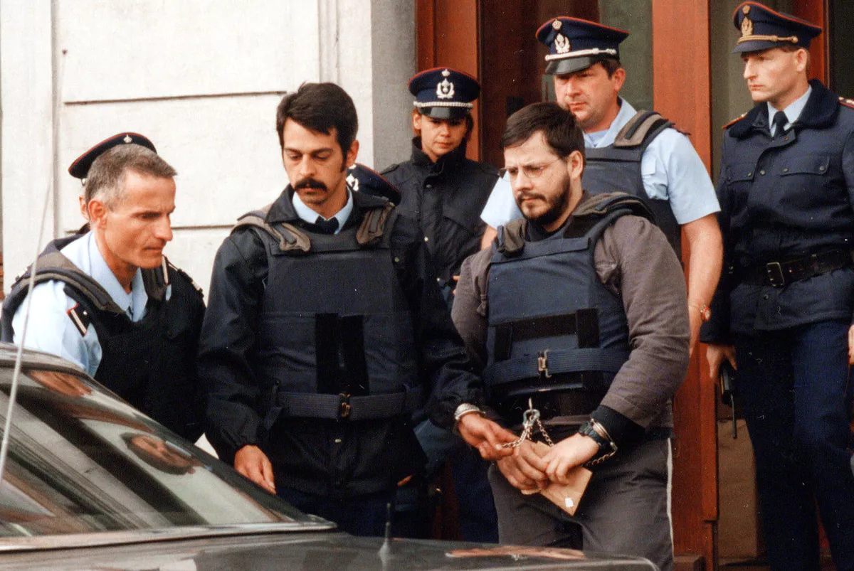 密码保护:Belgium! 2025 Zaak-Dutroux, Waarover ging de zaak-Dutroux, 30 jaar geleden zorgde verdwijning van An en Eefje voor schokgolf in ons land, Parket van Limburg start onderzoek na getuigenissen seksueel misbruik in voormalig klooster, Uitgaansvergunningen voor Freddy Horion verlengd maar nog geen beslissing over enkelband, Chris Vanhaverbeke (46) officieel naar assisen na verstikking van dochters, De Kroongetuigen De Hotelmoord, De nu 74-jarige Vladimir Cheremet, Het Antwerpse parket is op zoek naar Jeton Begesi, Mysterie in Herent, Dossier Strijd tegen drugs, Politie vindt synthetisch drugslabo bij inval op landbouwbedrijf, Vier dezelfde aanrijdingen waren wél toeval: Antwerpenaar die verdacht werd van verzekeringsfraude vrijgesproken, Zeventiger uit Merksplas die eerder slachtoffer was van aanslag nu zelf aangehouden voor verboden wapenbezit en witwaspraktijken, Man (52) overleden na steekpartij aan Schijnpoortweg in Antwerpen ruzie om sigaret mogelijk aan de basis, Opvoeder (44) van pedagogisch centrum in Eke aangehouden voor zedenfeiten met minderjarige: “We zijn erg geschrokken”, Veearts Karel Van Noppen 30 jaar geleden vermoord in Wechelderzande: “Dankzij hem eten we nu gezonder vlees”, Nieuwe schietpartij in Anderlecht: 23 schoten gelost op woning geen slachtoffers, Man die Delhaize in Ronse overviel met nepwapen krijgt 30 maanden effectieve celstraf