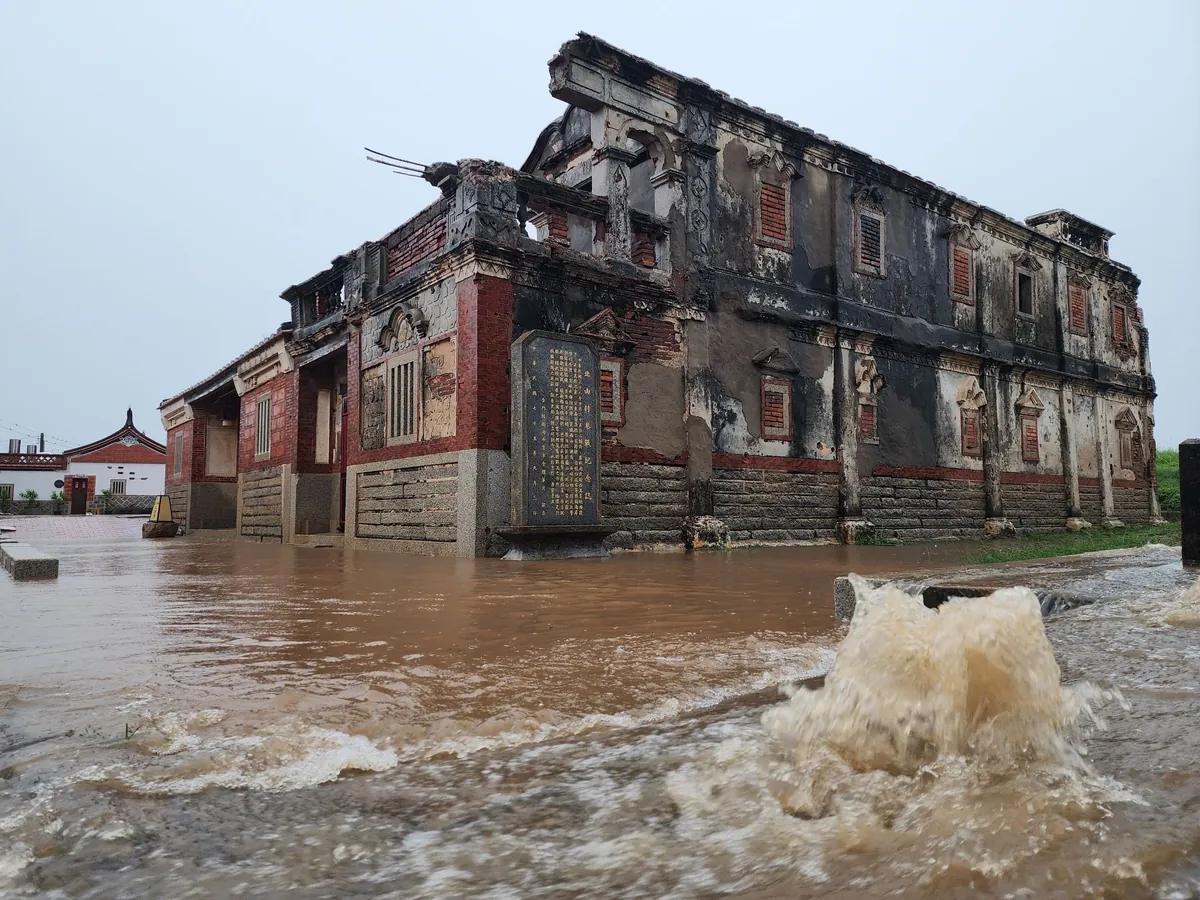 密码保护:Taiwan! 2025.7 簡稚澄北一女中、台大獸醫系畢業 2010年參加基層特考 榮登公職獸醫師考試榜首 分發至較偏僻的桃園新屋動保園區 流浪動物入園十二天內若無人認養 就要走上安樂死的命運 簡稚澄承受愛狗人士稱她是「美女屠夫」的沉重壓力 2016年 簡稚澄服用犬隻安樂死的藥物自殺身亡 在遺書訴說自己身為獸醫 卻要執行流浪動物安樂死 內心非常煎熬 她也直指台灣動保結構的問題 因為源頭管制工作無法做好 流浪狗送到下游的收容所造成苦難, 新北市新莊區29日發生驚悚箱屍案 民眾於新泰路381巷發現一個紅色行李箱飄出屍臭味 竟發現裡面藏有一具腐敗男屍 且背上還有「蜘蛛刺青」等特徵 然而 案件31日出現重大進展 經警方連日追查下 鎖定一名29歲陳姓男子涉有重嫌 且陳男疑似為死者的兒子 不過由於屍體腐敗已久 指紋比對一度陷入困難 據最新消息指出 警方回溯死者當兵時的指紋 經人工比對證實就是陳男的父親 據了解 陳家同住在新莊的三口人 父親70歲、母親50歲 夫妻都有身心障礙手冊 兒子29歲 3人戶籍都在基隆 另有3個女兒未同住, 台北市信義區谷姓夜店女公關因感情糾紛遭前男友劉柏葳持刀埋伏割頸死亡 警方今(31)天下午2時許相驗死因 初步查看谷女全身有30處利刃傷 主要集中在頸部、鎖骨位置 這名27歲的谷姓女子是信義區夜店公關 而22歲的劉姓嫌犯則是夜店安管 經檢方偵辦 劉男自稱情緒失控非預謀 檢察官認為不足採信 且劉男凶殘近乎泯滅人性遂聲請羈押 院方裁押獲准, 台北市信義區A16信義威秀地下停車場 30日晚間8時46分發生駭人割喉案 一名27歲谷姓女公關遭22歲劉姓前男友持刀砍傷腹部、割喉 隨後又被拖進樓梯間 當場無呼吸心跳身亡 根據警方初步調查以及谷姓女公關生前貼文 谷女與劉男曾是情侶關係 但後者在交往期間多次懷疑前者出軌 2人甚至經常起口角甚至是肢體衝突 谷女在今年5月15日因一次爭執遭劉男痛毆、多處負傷 於是便至醫院驗傷後又向派出所報案、提告家暴 而谷姓女公關30日晚8時40分左右騎乘電動腳踏車至信義威秀地下停車場 並準備前往任職的夜店上班 怎料劉男8點10分就在停車場埋伏 不但將谷女拖入樓梯間持刀殺害 犯案後還火速駕車逃離現場 經北市警方循線調查後 成功在31日凌晨0時20分左右 於宜蘭縣五結鄉劉男外公家將劉男逮捕 劉男外公說 孫子有情緒困擾 曾就診、服藥 孫子告訴他 是對方不斷在網路貼文諷刺 受到刺激無法控制才下手, 新北市新莊區28日發生一起駭人兇殺案 新莊分局指出 警方晚間11時許接獲里長通報 稱新泰路381巷底有一個27吋紅色行李箱遭棄置水溝 還飄出濃濃屍臭味 警方獲報後火速趕往 打開行李箱後驚見裡頭藏有一具男屍 初步研判男子年約50歲 被發現時屍體已佈滿蛆蟲、死亡多日 且用黑色塑膠袋包裹 檢警29日下午完成遺體相驗 初步未發現明顯致命傷、屍體腐爛無法辨識容貌、也採不到指紋 將化驗DNA比對身分 法醫研判死者年齡在60歲以上 死亡時間應超過一個星期 身體特徵是身高約150至160公分、體型瘦小、雙腳萎縮疑似身障的光頭男子 且身上有2處刺青 包括背部約手掌大小的蜘蛛圖樣、左手臂圖案難辨 身穿淺色polo衫、淺色休閒長褲、未穿鞋子 遺體被發現時裝在一個27吋的知名品牌行李箱內 該箱款有「空姐旅行箱」之稱 目前市面上已無庫存, 今日上午10時29分屏東市公興路一處民宅發生命案 檢警下午相驗 62歲薛男持水果刀朝妻子58歲陸女的左胸口刺入3.5公分「一刀斃命」為致命傷 身體其他部位沒有刀傷 僅有些摔倒瘀傷 薛男殺害妻子 薛男再自殘 頸部、手臂有刀傷 送屏東榮總 傷勢已穩定 據了解 薛男近半年來精神狀況不穩定 曾懷疑有人要害妻子還要騙她的錢 叫妻子不要出門 夫妻倆因此時有爭吵 據周邊鄰居透露 夫妻二人感情極好 平常未見過他們爭執 日前夫妻還在超商與朋友聚會 命案發生後令他們十分意外 直呼「怎麼會這樣」, 新北市林口區昨(23)日凌晨驚傳墜樓命案 事發於前日深夜 平時鮮少出門的吳男突然獨自離家且徹夜未歸 直到昨日凌晨4時許 37歲吳男被發現從住家19樓墜樓 重摔在草坪上亡 據家屬透露 吳男因病長期失業 平時足不出戶 近期居住的房子租約將到期 吳男疑似找房有壓力 導致心情鬱鬱寡歡, 台北市一名博士班女學生因為愛慕一名教授展開多次追求 裁判字號:臺灣臺北地方法院114年度審簡字第1309號刑事判決 裁判日期:民國114年07月15日 裁判案由:跟蹤騷擾防制法 被告:陳淑雯 犯罪事實:陳淑雯與代號AW000-K113374成年男子(下稱A男 真實姓名詳卷)前為博士班學生及老師關係 詎陳淑雯為表達愛慕之意 竟基於實行跟蹤騷擾行為之犯意 於附表編號2至7所示時間、地點為如附表所示之跟蹤騷擾行為 使A男心生畏怖 附表:113年10月5日18時20分許 被告以電子郵件之方式 寄送電子郵件至告訴人工作信箱 內容為「○○老師展信愉快:新聞上報導颱風肆虐台灣 不曉得你那邊還好嗎?我喜歡你 因為你長得是我的菜 身高、臉蛋不是帥可以形容 水汪汪的大眼、學術上的專業、解析文章時的善解人意 透露著溫柔 反正你做什麼我都喜歡 就算不經意的差錯 在我眼裡看來也很可愛 我很抱歉上次到你工作的地點找你 但就算你拒絕我 我還是一直喜歡你 我沒法控制自己的心意 我發現自己會將心意投射在連續劇中的主角 曾經幾次在夢中你向我走來 我迫不及待的想告訴你 共組一個家庭 生個娃娃 夢中的生活平淡而真實 連吵架都是奢侈的心意 所以我現在不常看陸劇、韓劇、日劇、美劇了 多看多衝動、忍不住跑去找你 我在新竹市○○國中教書 學校推動雙語教學 學生會叫我Chem Miss 簡稱CM 我曾經是你的學生 如果依照這樣的邏輯 之前的相處我對你一無所知 暱稱你X先生 縮寫就叫X.L ps.希望有機會 可以約下班後見面, 新光集團創辦人吳火獅於1986年過世 婦人陳麗如2004年帶著女兒陳子婷認祖歸宗 稱陳女是吳火獅的非婚生子女 要求新光吳家負責 親子關係訴訟歷經多年 陳子婷於2024年底獲最高法院判決確認為吳火獅之女 並於今年6月向吳家4子2女提告聲請分配吳火獅的遺產 據悉 此案將採取2階段變價分產策略 陳子婷表明只想要錢 不想要股權、不動產 也不想介入集團經營 吳火獅1986年過世後 吳如月、吳東進、吳如英、吳東賢、吳東亮及吳東昇6名子女分掌集團業務, 衛生福利部桃園醫院乳房外科主任、乳癌權威名醫、「桃醫之星」周佳正(60歲)今天(19日)上午來台北開會 早上8點44分 過斑馬線穿越中正區中山南路和愛國東路口 卻被一輛載客左轉的欣欣客運撞上 肇事的李姓公車司機今年63歲 擁有15年的駕駛資歷 據了解 他今年3月曾退休 但5月又重返職場 李姓司機供稱 事發當時看到周佳正已經來不及避免碰撞 警方公布監視器畫面 只見公車在路口有減速 但通過行穿線時完全沒有煞停 周佳正當時過馬路疑認為公車會禮讓 還以小跑步方式過馬路 孰料公車直接通過 周佳正遭撞上捲入車底、慘遭拖行、命喪輪下, 台北市交通局長謝銘鴻說 事發路口轉彎角度大 依現行制度 駕駛須停等 從影像駕駛軌跡來看 肇事公車確實沒達到一般停二、三秒作左右確認的時間 即使有也不明顯 他說 公運處已要求駕駛須做指差確認 也推行多年 仍出差錯 他不解也很遺憾, 台北市公運處長李昆振說 北市公車營運服務指標評鑑每年二期 評鑑對於業者確實會有壓力 標準之一「行經指定路口右轉未暫停確認有無行人通行或未讓行人先行」扣八點 「若肇事事件係發生於行人穿越道上 公車碰撞行人所致」 全責扣點加重二倍計算 會扣廿六點 若分數下降、連續拿乙 將採吊扣部分營業車輛牌照等作為 也影響政府補助款 目前評鑑九十分以上優等、八十至九十分甲等、低於八十分乙等 欣欣客運於111年第2期為乙等 112年第2期、113年第1期、113年第2期均為優等 這次是欣欣近三年首次有責死亡案件, 欣欣客運公司董事長范大維表示 初步調查李男行經斑馬線時未暫停也未做指差確認 范大維表示 公司在案發後立即啟動調查 派人到現場調閱相關路口監視器 觀察發現李姓司機左轉時 周佳正步行在斑馬線對角剛起步 公車要左轉彎時 周小跑步向前行 遭到公車撞上拖行 當時李男駕駛的公車未暫停下來 也未做指差確認 出現嚴重錯誤, 新北市林口區1名53歲獨居女子自稱因為缺錢 把自己鎖在家裡數日未進食 他的兄長聯繫不上焦急報警 後來請消防隊破門 進屋發現女子骨瘦如柴氣如游絲癱坐沙發 虛弱到沒力氣挪動身體, 新北市三峽區國成街與國光街口5月19日下午4時許發生重大車禍 新北地檢署今(7月14日)發出新聞稿 檢察官偵查後 認被告余文正涉不確定故意殺人罪嫌重大 於今日偵結終結, 經鑑定肇事車輛之行車紀錄器影像 估算被告駕車速度曾高達時速104.6公里 並有具體向右閃避再往左駛回車道中央等持續操控方向盤之駕駛行為 全程僅有車內之音樂聲 未聽聞被告所發出之人聲 且並未有煞車之動作 至車內散落之粉圓等食材 勘察車內分布型態及車行狀況研判 係因猛烈撞擊後傾倒始往前散落所致 可排除被告因駕車食用粉圓肇事之可能, 縱使被告起初係因慌亂甚或推撞後車後欲逃逸現場等動機所為 然綜觀調查所得之全部證據資料 足認定被告於案發期間 已萌生對於其危險駕駛行為造成傷亡之結果有預見之認知 卻放任其發生之殺人不確定故意 最終造成本案3死12傷之憾事 惟因被告死亡 檢察官依法為不起訴之處分, 裁判字號:臺灣高等法院高雄分院114年度侵上訴字第10號刑事判決 裁判日期:民國114年07月08日 裁判案由:妨害性自主 上訴人:臺灣橋頭地方檢察署檢察官 上訴人即被告:張簡宏暐 事實:一、張簡宏暐明知成年女子即代號甲0000000(真實姓名詳卷 下稱甲女)與其同學訂有婚約 且自己亦有女友 竟與甲女共同隱瞞各自對象 而自107年4月間至同年6月8日短暫交往 雙方分手後 甲女因不滿張簡宏暐處理態度 於108年1月17日中午 至張簡宏暐位於高雄市左營區住處(地址詳卷 下稱被告住處)欲談論雙方感情糾紛之事 張簡宏暐不理會甲女獨自進入臥室脫掉外衣褲躺在床上 並以棉被蓋住自己身體 甲女隨後進入臥室察看 張簡宏暐要求甲女躺在床上 甲女按其指示隔著距離躺在床上後 張簡宏暐竟萌強制猥褻之犯意 先翻身在甲女上方壓制甲女身體 期間甲女開口說不要 張簡宏暐不顧甲女拒絕仍將手伸入甲女胸罩內抓住胸部 後因甲女不斷掙扎始放手讓甲女離去 張簡宏暐以此違反甲女意願之方式 對甲女強制猥褻1次得逞 嗣甲女就此事一再質問張簡宏暐要求道歉 因不滿張簡宏暐處理態度 進而提出告訴 始悉上情 被告於108年1月17日對甲女為強制猥褻犯行之後 佐以甲女於108年4月15日傳訊息予被告:「我是在跟你吵11月、尤其1月的事情」、「你11月威脅我當砲友 你1月的時候亂來啊」 被告旋回以:「當砲友沒辦法威脅就成功阿…」 是以被告並未承認有對甲女威脅成為砲友之事 且甲女亦未提及被告於107年10月間有對其性侵之事 又甲女於108年4月25日另傳送:「10月那時跟你見面 被你擁抱 我很願意 也很需要…很需要你在 很想念你 因為你對我太糟了 需要你抱抱 有個什麼好的情感撫慰 去彌補你的那些惡質 但是其他你要做的 我都很受傷 包含你利用我的感情 你想要的砲友框架 以及推出這個所用的手段和態度和言語 非常過份 傷痛到我理智斷掉 我才會割腕 這樣有比較懂了嗎?」, 「尹清楓命案」關鍵人郭力恆病逝 結束20年鐵窗人生 真相也可能就此永遠埋藏 根據以往報導 尹清楓屍體被發現的前一天清晨 曾出現在內湖地區的來來豆漿店 當時有目擊者指出 尹在店內對著郭力恆發脾氣 兩人至少停留了半個小時 該目擊者聽見尹清楓激動地說「事情鬧到這種地步了 你們還想怎麼樣?」尹清楓的死亡 自殺之說始終未獲外界信服 無論是他即將晉升少將的前景、行事一向謹慎的個性 還是命案前與郭力恆在來來豆漿店的激烈爭執 處處透露詭異與不尋常 讓這起軍中命案長年籠罩在疑雲之中, 土城2女遭家暴男當街亂刀砍死 檢警今天上午在新北市立殯儀館相驗2名死者遺體 死者父母及小姨子丈夫、乾爹乾媽都到場 死者父親下車要走進相驗室時 哭到全身癱軟不斷悲泣「怎麼這麼殘忍 2個女兒都給我帶走」「都是爸爸害的」 經檢察官法醫相驗後 初步研判張女致命傷為胸口刀傷失血過多致死 小姨子致命傷則為頸部刀傷失血過多致死, 據悉 謝男偵訊時也自述犯案動機「他們(家屬)對我有意見 我討厭他們!」, 警方調查發現 謝姓嫌犯在案發當天早上八點先到土城中央路二段購買鋁棒和水果刀作為凶器 十點開家事法庭 但雙方沒有碰面 謝男隨後埋伏在妻子娘家附近的路口 一看到姊妹倆騎車出現便尾隨約十分鐘 最後從後方追撞兩人 當受害姊妹還未爬起來時 謝男立即從駕駛座衝下車 拿著鋁棒和水果刀先刺殺穿黃色雨衣的妹妹 接著又對試圖阻止他的穿粉色雨衣的姊姊下手 據了解 謝姓夫妻因長期言語暴力已分居一個月 鄰居表示 過去兩個月來 只要謝男回來 妻子就會報警 據親友透露 死者父親還曾嗆謝嫌「不找工作,你們就離婚!」, 新北市土城區今(7)日上午11時許發生兇殺命案 46歲謝男疑似與妻子有家庭糾紛 當街持刀狠殺42歲張姓妻子與33歲小姨子 據了解 丈夫疑似開車尾隨妻子、小姨子出門 沿途行經土城區明德路二段時 男子突持刀下車行兇 砍殺妻子與小姨子後逃逸 直到下午1時許在彰化伸港落網 據了解 謝男與妻子結婚11年 育有2女, 婦產科名醫妻遇害 浴室內雙手反綁、領帶勒斃 誰悄悄奪走她的命?1978年5月22日下午6時30分 家住仁愛路四段29號林園大廈7樓之1的婦產科醫師陳皙堯之妻黃素姿 被放學回家的兒子陳明棋發現陳屍浴室中 經勘查 她的頭部浸在八分滿的浴室中 脖子上纏著領帶 雙手被皮帶反綁 衣著整齊 身上無外傷 相驗結果 為勒頸窒息致死 此外 房屋大門並無撬痕 室內門窗完好 但客廳有打鬥痕跡 1座立式檯燈被砸碎 臥室櫥櫃、抽屜、保險箱均開啟 有凌亂翻動的狀況 陳皙堯證稱 有現金4萬元失竊 但貴重的項鍊、首飾、私章、支票沒有被帶走, 台中豐原一家五口疑似投資黃金遭詐騙輕生案 中檢指出 此案源自親友間輾轉介紹財務投資 去年6月間起延續至今 最終衍生糾紛導致發生本案事故, 高雄市永安區鑽石沙灘昨天發生76歲蔡姓老翁遭多隻流浪犬追到海中包圍撕咬溺斃身亡 檢方昨相驗認定死因是遊蕩犬攻擊 以致老翁左眼及頭部多處撕裂傷 大量出血死亡 蔡翁兒子奔赴市立殯儀館見父親最後一面 他當場痛斥野狗問題嚴重沒人管 還親眼見到有愛狗人士用貨車將整車「大型犬、長腳狗」載到永安海邊野放 還有愛狗人士餵狗 造成當地野狗越抓越多, 台中豐原區一家5口陳屍家中 警方今天找來長女的同學、開設美容院的張女和負責團購黃金的李女釐清案情 2人在警詢過程均避重就輕 晚間警方依照詐欺等罪嫌將李女移送台中地檢署, 據了解 王家人曾兩度向市議員辦公室求助 陳情全家陷入一場龐大的投資詐騙 家產全被騙光 甚至還被迫抵押房產還債 最終疑似在沉重壓力下做出絕望的決定 據了解 王家因信任大女兒同學、經營美容院的張姓老闆娘 在其利誘下參與代購黃金 導致債台高築 上午大批媒體前往該同學任職的美容工作室 不過現場大門緊鎖 房東也連絡不上女同學 但據了解 張姓女美容師被警方帶回做筆錄, 據了解 王家人在當地租屋許久 但與鄰居少有互動 王男在豬肉攤工作 凃女經營軍用品店 大女兒在網路上經營店舖 販賣各式商品 小女兒為職業軍人 小兒子則是在機械工廠上班, 全家除了爸爸 其餘人都有留下書信 內容指出他們因金錢卡關「沒辦法了 要一起離世」, 震驚 台中市豐原區一軍用品店2日晚間發生一起王姓一家五口死亡案 包括62歲王姓屋主、63歲凃姓妻子、35歲及34歲王家大女兒以及二女兒、還有王家28歲的小兒子陳屍家中明顯死亡 在屋內桌上發現四封死前留下的文字訊息 預計下午進行招魂 這起悲劇發生在三民路上的四層透天厝 於7月2日下午5點半左右被發現 初判5人死因一氧化碳中毒 這家五口人中 父親租屋開設軍用品專賣店 母親協助顧店 三個成年子女都有工作 35歲姊姊有正職工作 34歲妹妹是職業軍人 已婚但無子女 28歲小兒子則在機械工廠上班 王妻友人的說法表示 王妻疑深陷「金豆投資」詐騙案 金額高達上千萬元 據了解 王家人近期深陷債務困擾 且金額龐大 不僅6月30日傍晚出現多名債主上門討債 7月1日也有當舖將門口2輛機車和一台汽車拿去抵13萬元債務, 彭振聲妻子墜樓事件引發連鎖效應 承辦京華城案的檢察官與法官遭受網路恐嚇 北檢已嚴正譴責這類暴力恐嚇行為 司法院今(3)日嚴正譴責在社群散布合成的仇恨性圖文 司法院表示 法官依據法律獨立審判 不受任何人干涉, 台中34歲酒店女子顏子娠服刑8年 於今(114)年3月聲請假釋 上(6)月30日出獄 回顧這起案件 發生在2017年11月13日晚間 顏女在租屋處吸食K他命後 無照開著一輛白色賓士轎車到「金錢豹酒店」上班 隔日凌晨堅持酒駕開車 因闖紅燈 撞死橫向的機車騎士、烘焙新秀陳育邦 陳育邦的姊姊在得知顏女出監後 發文鼓勵「久違了的自由 請好好珍惜 望妳能扛得住人生重啟的磨難 好好做個人 這世間永遠有提取不完的惡 願妳 勿成為那個供應者」