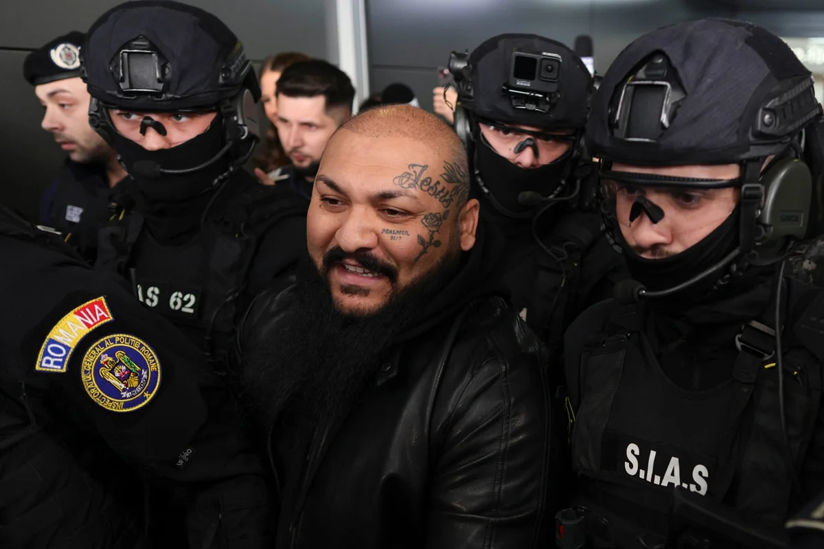 Romania! Scene violente în Cluj: doi bărbați s-au bătut crunt și au lovit femeile care voiau să-i despartă, Revoltă în comuna timișeană Sânmihaiu Român: Localnicii sunt scandalizați de mutarea adolescentului implicat în crima de la Cenei, MUREȘ: Verificări privind orele suplimentare efectuate de poliţiştii implicați în căutarea suspectului de crimă Emil Gânj, Procurorii au finalizat ancheta în cazul uciderii lui Mario băiatul de 15 din Cenei. Ce se întâmplă cu principalul suspect din acest caz șocant, Fraţii Mocanu condamnaţi la închisoare pentru tentativă de omor şi prinşi în Italia aduşi în ţară, Ministerul Justiției readuce în prim plan CRIMA din Mangalia unde Loredana și-a ucis prietena și i-a pus trupul într-o valiză, Decizie în dosarul ”Fabrica de moșteniri”: Vlad Virgil rămâne în arest la domiciliu deși ceruse să își viziteze ferma, Dani Mocanu și fratele său au fost aduși în România pentru a-și executa pedepsele cu închisoarea. „Dacă vedeți asta m-au arestat”, Povestea de viață a lui Gregorian Bivolaru: de la folclorul tranziției la dosare penale, Lovitură finală la ÎCCJ: Mercenarul Horațiu Potra rămâne după gratii. Ce se întâmplă cu fiul și nepotul său, Doi copii din Călărași au ucis doi cățeluși cu o cruzime care i-a îngrozit până și pe anchetatori. Unul a filmat grozăvia, Suspectul crimei din Mureș este de negăsit de 6 zile, Marius Frumuzache pedofilul din Ploiești care își amețea victimele cu cloroform, Cazul Caracal Ultimul dosar al lui Gheorghe Dincă, CĂUTAT de 32 de ani de Poliția Română, French fugitive ‘The Fly’ is extradited to France after his arrest in Romania, After 9 months on the run a French fugitive who staged a deadly escape faced court in Romania