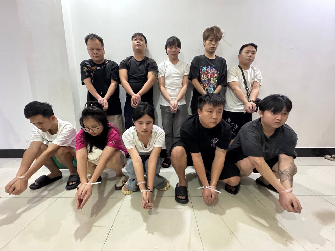 密码保护：Cambodia! 2025.7-12 កម្លាំងនាយកដ្ឋានព្រហ្មទណ្ឌក្រសួងមហាផ្ទៃឃាត់ខ្លួនជនសង្ស័យដែលត្រូវជាឪពុកកុមារីម្នាក់ពាក់ព័ន្ធករណីប្រើហិង្សានិងធ្វើទារុណកម្មលើកុមារ, ឃាត់ខ្លួនជនសង្ស័យ៤នាក់ពាក់ព័ន្ធករណីលួចម៉ូតូនិងទទួលផលចោរកម្ម, សមត្ថកិច្ចចម្រុះឃាត់ខ្លួនជនសង្ស័យចំនួន ៩នាក់ ពាក់ព័ន្ធនឹងការឆបោកតាមប្រព័ន្ធបច្ចេកវិទ្យា នៅខណ្ឌឫស្សីកែវ, កម្លាំងជំនាញនគរបាលព្រហ្មទណ្ឌកំរិតស្រាលរាជធានីភ្នំពេញបង្រ្កាបក្រុមចោរឆក់យ៉ាងសកម្មនៅខណ្ឌដូនពេញ ឃាត់ខ្លួនជនសង្ស័យ៩នាក់, ចាប់បានហេីយក្រុមជនដៃដល់ដែកា-ប់ សម្លា-ប់យុវជនម្នាក់ស្លា-ប់ដាច់ក្បាលធ្លាក់ពីលេីស្មានិងម្នាក់ទៀតរងរបួស, បង្ក្រាបករណីចាប់ឃុំឃាំងមនុស្សខុសច្បាប់មួយកន្លែង ឃាត់ខ្លួនជនសង្ស័យ ៨នាក់, សមាជិក ៩នាក់ក្នុងគ្រួសារត្រូវបានបាត់បង់ជីវិតក្នុងករណីសម្លាប់រង្គាល នាយកអង្គភាពការពារកុមារ អះអាងថា នេះជាករណីដ៏រន្ធត់ និងសហាវឃោរឃៅបំផុតដោយសារតែចរិតលក្ខណៈដ៏ព្រៃផ្សៃ និងភាពសហាវឃោរឃៅនៃបទល្មើសឃាតកម្ម, ជនជាតិវៀតណាម ១១០នាក់ ត្រូវបានបណ្តេញចេញពីកម្ពុជា តាមប៉ុស្តិ៍នគរបាលច្រកទ្វារព្រំដែនអន្តរជាតិត្រពាំងផ្លុង ខេត្តត្បូងឃ្មុំ, ករណីរំដោះអ្នកទោសចេញពីតុលាការខេត្តស្វាយរៀង ត្រូវកម្លាំងនាយកដ្ឋាននគរបាលព្រហ្មទណ្ឌ ចាប់ខ្លួនមកវិញបានទាំងអស់, Police have arrested 5 foreign nationals and rescued 7 people after the death of a man, កម្លាំងនគរបាល ឆ្មក់បង្ក្រាបអគារមួយ ឃាត់ខ្លួនអ្នកប្រើប្រាស់គ្រឿងញៀនជាង២០០នាក់, ខេត្តកណ្តាល ៖ យុវជនម្នាក់ ចេញពីផឹកស៊ីស្រវឹងជោក ជិះម៉ូតូទៅមុខលែងខ្លួន ក៏ឈប់ម៉ូតូ រួចប្រះដេកនៅចិ ញ្ចើមផ្លូវ ស្រាប់តែត្រូវជនសង្ស័យ២នាក់ ដើររើសអេតចាយនៅពេលយប់ ប្រទះឃើញឱកាសល្អ ក៏លួចបណ្តើរម៉ូតូជនរងគ្រោះ ទៅបញ្ចាំ យកលុយទិញថ្នាំញៀនជក់ ទីបំផុតត្រូវបានសមត្ថកិច្ចជំនាញស្រាវជ្រាវឃាត់ខ្លួនជន សង្ស័យបានម្នាក់ ខណៈបក្ខពួកម្នាក់ទៀត បានរត់គេចបាត់។, ភ្នំពេញ ៖ ជនសង្ស័យម្នាក់ បានធ្វើសកម្មភាពលួចម៉ូតូ ១គ្រឿង ពីមុខបន្ទប់ជួល ១កន្លែង ក្នុងសង្កាត់ដង្កោ ខណ្ឌដង្កោ បានសម្រេច រួចជិះគេចទៅផ្ទះមិត្តភក្តិ នៅឯស្រុកកណ្តាលស្ទឹង ខេត្តកណ្តាល ដើម្បីផ្តាច់ប្រព័ន្ធ GPS លុះប៉ុន្មានម៉ោងក្រោយមក កម្លាំងសមត្ថកិច្ចជំនាញ បានធ្វើការស្រាវជ្រាវចាប់ឃាត់ខ្លួនជនសង្ស័យជាម្ចាស់ផ្ទះ នាំយកមកចាត់ការតាមច្បាប់ ចំណែកបក្ខពួកដែលជាអ្នកលួចម៉ូតូ បានរត់គេចបាត់។, ព្យួរអាជ្ញាប័ណ្ណកាស៊ីណូ ស៊ីលវើរស្តារ ជាប់ពាក់ព័ន្ធនឹងការឆបោកតាមប្រព័ន្ធបច្ចេកវិទ្យា នៅក្រុងបាវិត, ប៉ូលិសខណ្ឌទួលគោក ចាប់បានចោរលួចម៉ូតូពីរនាក់, សង្ខាមិនទៀង! បុរសម្នាក់ខំភ្ញាក់ពីព្រឹកព្រលិមជិះកង់ហាត់ប្រាណ ដើម្បីអោយបានសុខភាពល្អអាយុវែងយឺនយូរ, ឃាត់ខ្លួនលោកផ្កាយ២ ឆឹម ឆែម នាយករងសាលាហ្វឹកហ្វឺនកងរាជអាវុធហត្ថជំរាយ ពាក់ព័ន្ធបេីកបររថយន្តប៉ះម៉ូតូជនរងគ្រោះហើយ ដកកាំភ្លេីងខ្លីវាយក្បាលក្មេងស្រីម្នាក់រងរបួស, បំបែកករណីឃាតកម្ម ! ចៅបង្កើតសម្លាប់យាយខ្លួនឯងយកលុយទៅរកសង្សារ, កម្លាំងសមត្ថកិច្ចប៉ុស្តិ៍នគរបាលរដ្ឋបាលព្រៃសបានធ្វើការឃាត់ខ្លួនជនសង្ស័យម្នាក់ពាក់ព័ន្ធករណីលួចម៉ូតូ, បង្ក្រាបករណីចាប់មនុស្សដាក់ឡាន នៅស្រុកត្បូងឃ្មុំ ឃាត់ខ្លួនមនុស្សចំនួន៤នាក់ និងរំដោះជនរងគ្រោះម្នាក់, ចាប់ខ្លួនជនជាតិចិន៥នាក់និងជនជាតិខ្មែរ៣នាក់ពាក់ព័ន្ធករណីចាប់បង្ខាំងនិងជំរិតទារប្រាក់ពីជនរងគ្រោះ, ប្រពន្ធឈ្លោះនឹងអ្នកជិតខាង ហៅប្តីមក បាញ់ស្លាប់៣នាក់, ឃាត់ខ្លួនបុរស២នាក់ លួចជីកកំណប់, ខឹងមិនចាក់បទព្រាប សុវត្ថិ ប្អូនកាប់ បងវ៉ៃស្លាប់, កំលាំងនគរបាលព្រហ្មទណ្ឌកំពង់ស្ពឺ សហការបង្រ្កាបក្រុមចោរប្លន់ម៉ូតូឆ្លងខេត្ដ រាជធានី បាន៩នាក់ដកហូតបានមធ្យោបាយជនរងគ្រោះនិងអាវុធមួយចំនួន, ឃាតកម្មចាក់៣៣កាំបិតលើយុវតី១៦ឆ្នាំ នៅស្រុកកំពង់ត្រឡាច ខេត្តកំពង់ឆ្នាំង ត្រូវកម្លាំងនាយកដ្ឋាននគរបាលព្រហ្មទណ្ឌបង្ក្រាបបាន ជនដៃដល់យុវតីវ័យ១៧ឆ្នាំ មូលហេតុខឹងជនរងគ្រោះអូសទាញសាច់ញាតិឲ្យរួមមេត្រីជាមួយអ្នកដទៃ, សមត្ថកិច្ចឃាត់ខ្លួនជនបរទេសចំនួន១៤នាក់ បានប្រើប្រាស់ប្រទេសកម្ពុជាធ្វើជាទីតាំងប្រព្រឹត្តបទល្មើស game online, ចាប់ជំរិតទារលុយ១០ម៉ឺនដុល្លារ ជាប់ខ្នោះ៤, ដាក់ដាវតាមខ្លួនដូចរឿងចិនត្រូវប៉ូលិសក្របួចជាប់២នាក់នៅ ចំនុចតូបកាហ្វេ, ឥទ្ធិពលនៃគ្រឿងញៀន បណ្តាលអោយកូនស្រីហ៊ានដុតផ្ទះខ្លួនឯងហើយ បន្តដុតផ្ទះម្តាយទៀត បានសមត្ថកិច្ចជួយអន្តរាគមន៏ទាន់ពេលវេលា, ទីបំផុតសមត្ថកិច្ចបំបែកសំណុំរឿងករណីឃាតកម្មដ៏រន្ធត់សម្លាប់ស្ដ្រីម្នាក់ នៅណាហ្គា១ កាលពីឆ្នាំ២០២៣ បានហើយ, តុលាការកំពូលតម្កល់សាលក្រមផ្ដន្ទាទោស ឧក្រិដ្ឋជន ស្រី ស៊ីណា ឱ្យជាប់ពន្ធនាគារ៣១ឆ្នាំ និងសងសំណង២លាន៥៥ម៉ឺនដុល្លារ ជូនជនរងគ្រោះ, សមត្ថកិច្ចខេត្តកោះកុង ឃាត់ខ្លួនខ្មែរម្នាក់ ថៃម្នាក់ លួចដឹកគ្រឿងសមុទ្រជាង១០តោន ពីប្រទេសថៃ ដោយខុសច្បាប់, បង្ហាញមុខជនសង្ស័យ០២ នាក់រហ័សនាមKV ដែលធ្វើសម្មភាពហិង្សារ និងធាក់ប្លន់យ៉ាងសកម្មក្នុងរាជធានីភ្នំពេញ, នគរបាលឃាត់ខ្លួនជនសង្ស័យលួចម៉ូតូម្នាក់និងអ្នកទទួលផលចោរកម្មម្នាក់, នាយកដ្ឋាននគរបាលព្រហ្មទណ្ឌ បង្រ្កាបជនសង្ស័យជាមុខសញ្ញាកាច់កម៉ូតូ និងស្រ្តីជាមេខ្លោង ទទួលផលក្នុងការទិញម៉ូតូជិត២០គ្រឿង, បុរសម្នាក់មានស្នាមរបួសក្បាលពីក្រោយ សង្ស័យគេកាប់ ឃើញដើរនៅផ្លូវជាតិលេខ២ ឃុំបឹងខ្យាង ស្រុកកណ្តាលស្ទឹង ខេត្តកណ្តាលនៅមុននេះបន្តិចនាព្រឹក ថ្ងៃទី២២ ខែកក្កដា ឆ្នាំ២០២៥, គ្រូបង្រៀនម្នាក់ត្រូវតុលាការឃុំខ្លួនដាក់ពន្ធនាគារ ពីបទបង្គាប់ឲ្យសិស្សស្រីថតរូបអាក្រាតកាយជាថ្នូរប្រលងបានពិន្ទុល្អ, សមត្ថកិច្ចឃាត់ខ្លួនសង្ស័យ៣នាក់ លួចបន្លំកាបូបលុយ និងគ្រឿងអលង្ការរបស់ពលករខ្មែរ ដែលចេញពីប្រទេសថៃ នៅច្រកទ្វារអន្តរជាតិដូង, A Chinese national has been arrested after onlookers discovered a corpse in the back of his vehicle, គិតត្រឹមថ្ងៃទី១៩ ខែកក្កដាកម្លាំងសមត្ថកិច្ចបានបង្រ្កាបការឆបោកតាមប្រព័ន្ធបច្ចេកវិទ្យាតាមគោលដៅចំនួន ៥២ទីតាំង ក្នុង១៥ រាជធានី ខេត្ត ដោយឃាត់ខ្លួនជនសង្ស័យចំនួន ២.៧៦៧ នាក់, សមត្ថកិច្ចខណ្ឌដង្កោឃាត់ខ្លួនបុរសម្នាក់អនុវត្តតាមដីកាបង្កាប់របស់តុលាការ, ម្ចាស់ផេកហ្វេសប៊ុក Ka Green ប្រើពាក្យសំដីអសីលធម៌ប្រមាថថ្នាក់ដឹក ពេលនេះចូលខ្លួនបំភ្លឺនិងធ្វើកិច្ចសន្យានៅចំពោះមុខសមត្ថកិច្ច, កម្លាំងចម្រុះខេត្តស្វាយរៀងចុះត្រួតពិនិត្យទីតាំងសង្ស័យលួចលាក់ប្រព្រឹត្តបទល្មើស Online Scam ចំនួន០២ទីតាំងនៅក្រុងបាវិត, កម្លាំងចម្រុះនៃរដ្ឋបាលរាជធានីភ្នំពេញចុះបង្រ្កាបទីតាំងលួចលាក់បង្កប់បទល្មើស Online Scamsចំនួនពីរទីតាំងនៅក្នុងភូមិសាស្រ្តខណ្ឌសែនសុខឃាត់ខ្លួនជនសង្ស័យ ចំនួន១៣៣នាក់, គណៈបញ្ជាការឯកភាពរាជធានី-ខេត្តចំនួន១២ បើកប្រតិបត្តិការបោសសម្អាតបទល្មើសឆបោកតាមប្រព័ន្ធបច្ចេកវិទ្យាបាន ៤៥ទីតាំង ឃាត់ខ្លួនជនសង្ស័យសរុប ២.២៧០នាក់, ប្រតិបត្តិការបង្ក្រាបសកម្មភាពឆបោកតាមប្រព័ន្ធបច្ចេកវិទ្យា (ONLINESCAMS) សរុបបាន ២០ទីតាំង ឃាត់ខ្លួនជនសង្ស័យសរុប ១.៣៦២ នាក់, សមត្ថកិច្ចបង្រ្កាបទីតាំងសង្ស័យថាមានការលួចលាក់បង្កប់បទល្មើស Online Scams ចំនួន ០៩កន្លែង នៅខេត្តឧត្តរមានជ័យ រកឃើញជនជាតិបរទេសចំនួន ១០៣នាក់, Disgraced online lotion celebrity Oeun Molika sent to jail for 15 months on bad check charges, ជនសង្ស័យម្នាក់ដែលក្លែងបន្លំរូបភាព AI ដើម្បីឆបោកការបរិច្ចាគប្រាក់សប្បុរសធម៌ ត្រូវបានកម្លាំងការិយាល័យជំនាញ កសាងសំណុំរឿងបញ្ជូនទៅកាន់សាលាដំបូងខេត្តសៀមរាប, កម្លាំងនាយកដ្ឋាននគរបាលព្រហ្មទណ្ឌ បង្ក្រាបករណីលួចមានស្ថានទម្ងន់ទោស (កាច់កម៉ូតូ) នៅខណ្ឌទួលគោក ឃាត់ខ្លួនជនសង្ស័យ២នាក់