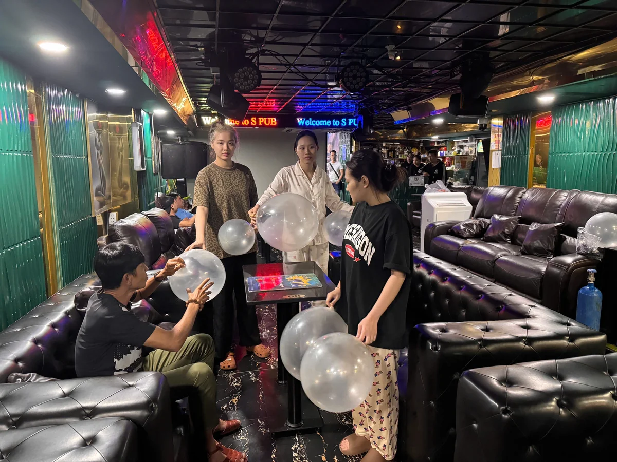 密码保护：Vietnam! 2025.7 bị cáo, Bắt chủ quán S Pub trên đường Bùi Viện bán bóng cười cho khách, Nam thanh niên bị nhóm cướp khống chế, Bắt giữ đối tượng tàng trữ ma túy và súng quân dụng ở Quảng Ninh, Đề nghị án chung thân cho người phụ nữ vẽ dự án lừa ngàn người mua đất Long An, Bắt giữ 2 đối tượng truy nã nguy hiểm, Bị cáo Đồng Xuân Thụ bị tuyên phạt 13 năm 6 tháng tù, Luật sư phân tích hành vi của tài xế trong vụ lật xe khách 10 người chết, Mua bán ma túy qua mạng xã hội nam thanh niên bị phạt 8 năm tù, Đối tượng người nước ngoài mở tiệc ma túy cùng 4 “hot girl” ở Quảng Ninh, Trả hồ sơ vụ chủ hụi online chiếm đoạt gần 400 triệu đồng, Công an Phú Thọ triệt phá ổ nhóm lừa đảo từ Campuchia về Việt Nam, Bị cáo Đồng Xuân Thụ nói đã nhận thức được sai phạm của mình, Vụ vali bốc mùi chứa thi thể nữ giới ở TP.HCM, Triệt phá đường dây mua bán thuốc lá điện tử, Khởi tố hàng trăm đối tượng sau đột kích 3 quán bar tại TP.HCM, Khởi tố 2 đối tượng thu tiền của nhiều tài xế xe tải để “bao luật”, Bắt hai chị em dùng fanpage khách sạn giả mạo để lừa, Gửi két sắt cho đồng hương ở TPHCM, Vờ mua ma túy rồi nổ súng, Nữ sinh lớp 12 đâm chết nữ sinh lớp 11, Tin gái xinh trên mạng người đàn ông U70 bị lừa hơn 19 tỷ đồng, Nạn nhân vụ lật tàu, Ăn nhậu không trả tiền, nhóm thanh niên còn đập phá quán, Cô gái 23 tuổi lừa góp vốn bất động sản, Truy bắt nhóm đối tượng vô cớ dùng hung khí hành hung người đi đường, Thu mua lợn dịch bán cho cơ sở làm lạp xưởng ở các tỉnh, Cảnh sát bí mật đột kích, Bắt khẩn cấp kẻ tát liên tiếp người phụ nữ đang ôm con nhỏ rồi phát livestream trên TikTok, Xét xử 87 bị cáo trong đường dây ‘lùa’ khách hàng từ TP.HCM về Đồng Nai mua đất, Tạm giữ hình sự Ngân “Baby”, Lừa giới thiệu việc làm rồi đe dọa, Tổ trưởng an ninh khu phố vận động, Triệt phá tụ điểm đánh bạc bằng hình thức bầu cua lúc rạng sáng, Bí mật bên trong phòng trọ của 3 nam thanh niên ở Hải Phòng, Khởi tố đối tượng lạm dụng chức vụ, Tạm giữ hình sự nhóm “cò mồi” tại cổng bệnh viện phụ sản Trung ương, Tòa bắt đầu tuyên án cựu bí thư Vĩnh Phúc Hoàng Thị Thúy Lan cùng 40 bị cáo, Xác minh vụ xô xát giữa một số thanh thiếu niên lan truyền trên mạng xã hội, Đến trại tạm giam Chí Hòa rước thân nhân mới biết bị lừa chạy án, Đường dây tống tiền bằng hình ảnh nhạy cảm của ông trùm người Trung Quốc tại Campuchia, Thua bạc nam thanh niên đi cướp tiệm vàng, Bắt nhóm chủ tiệm Internet hành hung học sinh, Thủ đoạn làm giả hàng trăm nghìn chai dầu gió của cặp vợ chồng ở TPHCM, Lừa đảo chiếm đoạt hơn 20 tỷ đồng 3 bị cáo trả giá đắt, Bắt Đinh Tường Nhi tại bến phà, Bắt giữ đối tượng tàng trữ ma túy, Bắt nguyên kế toán trưởng chiếm đoạt hơn 500 triệu đồng tiền ngân sách, Giả nhân viên ngân hàng 2 thanh niên lừa đảo Việt kiều gần 1 tỷ đồng, Cặp vợ chồng ở TPHCM cầm đầu đường dây sản xuất 70.000 chai dầu gió giả