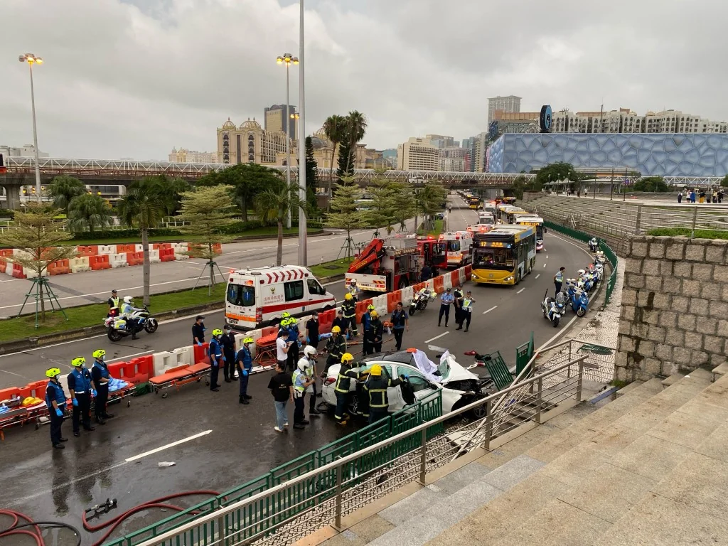 密码保护:Macao! 2025.7-12 司警偵破一宗加重殺人案 涉案內地女子疑因感情糾紛 從內地攜刀入澳 殺害一名內地女外僱 初步屍檢結果顯示 死者右後腦、頸部、左胸等部位共有超過三十處刀傷 繆某手部及身體有多處利器造成的輕微割傷 推測為死者反抗所致。涉案內地女子姓繆 三十三歲 報稱社會工作者 女死者三十多歲 內地外僱 在澳從事教育工作 繆某與死者讀書時期相識 死者於去年八月來澳工作 司警初步判斷 繆某因感情問題 事先在內地準備兇器 有預謀地邀請死者到酒店客房內並襲擊, 一名在本澳就讀大學的香港女大學生疑墮“公檢法”騙局 誤信“內地公安”指涉及詐騙 最終被騙去800萬港元 司警表示 案中女事主為香港居民 在本澳讀大學 報稱今年八月上旬收到“內地執法人員”來電 指其內地手機號涉嫌發放大量詐騙短訊(澳門網友評論「新移民 不會是香港人」), 拱北海關緝私局近日披露打擊走私淫穢書籍系列案件 先後組織對淫穢書籍走私3輪滾動打擊 搗毀利用行郵、旅檢、海上等3個渠道走私的5個犯罪團夥 阻斷25299本淫穢書籍走私入境內地傳播, 保安司公佈2025年上半年的罪案統計及執法數據 2025年上半年本澳警方共開立刑事專案調查案件6699宗 暴力犯罪共錄得124宗 上半年共有2955人被拘留及送交檢察院處理, 一名對未成年男性有特殊癖好的本澳男子 涉嫌自去年起透過各社交平台結識並以金錢及物質誘惑至少四名本澳未成年男學生拍攝色情照片 其中一名男學生更收取650澳門元與其在新口岸某公廁性交易 並被用手機拍攝短片 涉案本澳男子姓陳 33歲 報稱文員, 澳門虐貓事件女事主周二(8月19日)在社交平台發帖「處理完最緊急嘅事之後 d創傷反應開始黎料 見到鋪天蓋地嘅輿論 希望大家比個空間我抒發一下 條條comment我都睇晒 好多網友話睇完好嬲/不安/好驚 對我嚟講更加打擊 我焗住將最唔想見到嘅畫面 用4K高清重播幾百次 我喺cam度睇嗰陣 對手震到撳唔停個mon 好似睇緊鬼片 仲要係自己屋企拍嘅鬼片 但我冇時間驚 我逼自己冷靜 我第一件事淨係諗到我要保護返兩隻貓先 我係佢哋媽咪 我唔保護邊個保護 之後亦係我親手down片 逐秒撳停睇 睇佢點扑點踢 睇足幾百次 再排查埋我手上有嘅其他日子 將所有嘅證據放晒入手指+電子備份 然後換鎖、聯絡朋友照顧貓、搵暫住居所、一邊喊一邊自己揸車上差館、不停搵親友傾點處理 做晒呢一切 我先做之後你地見到嘅行動 」、「原來佢可以咁兇狠落手咁毒 但轉過頭又可以抽離個mode變返正常樣 我監控錄像見到嘅嘢遠比我po出黎嘅多 我個判斷話我知佢好撚熟手 原來排查多前幾日 佢已經開始打緊(已提交證據) 再再再之前嘅 cam度冇 我陷入巨大嘅自我懷疑 哭到停唔到 我好內疚保護唔到兩隻貓 亦好難相信自己見到嘅一切 我甚至無限loop住懷疑 會唔會根本就係因為今次重手左先比我發現 其實之前一直都打開?點解佢要用晒所有聰明黎做壞事?依家 我唔會再預設大多數人係善良嘅 可以話我只係黑仔 話我on9信錯人識左個咁嘅男朋友 我相信左佢愛貓 相信左佢見到我屋企咁大個cam棟喺度唔會做到d咩 相信左備用鎖只要我每日返屋企都見到喺度就等於冇被盜用 從此以後 我嘅經歷係話比我知 我唔防禦、我唔逐件事保持懷疑、我唔閂死每一道門 都會有人冇道德底線冇下限無視晒所有約定俗成嘅社會規則闖入黎傷害我 原來比到一定程度自由同一定誘因 人就可以無限發揮個壞ness」, 本地30歲姓劉男因球鞋被咬爛 三度用摺扇及掃把向女友飼養的兩隻寵物貓施襲 女友近日發現事件後報警求助 警方對劉漢落案 移交檢院跟進 案中劉漢與女事主上月確立情侶關係(澳門網友評論「由報警嗰刻開始 已經係前男友了」), 澳門記憶。在昔日坐大船的時代 往來港澳有三艘客輪 分別是佛山輪、德星輪和大來輪 1971年 颱風“露絲”吹襲港澳 佛山輪在香港因一場嚴重海難而沉沒 成為轟動一時的大新聞 在1971年8月16日 颱風「露絲」吹襲珠三角 佛山輪原定在上午十點從香港起航返澳 但香港天文台在起航前十分鐘掛上七號風球(即今天的八號東北烈風信號) 船長決定請已登船的200多位乘客退票離船 然後下令起錨 開往昂船洲海面避風。結果 佛山輪在晚上受到猛烈風浪的沖擊 錨鍊被扯斷 其後吹離港口 最後飄流到扒頭鼓沉沒 船上只有四人生還 其餘八十八名船員遇難 4名脫險獲救的生還者是:陳國榮 41歲 掌舵;何業文 42歲 機房;張賢啟 41歲 侍應;譚有成 41歲 看更。船員之中絕大部分是澳門居民 當船員遺體被運返澳門 遇難者家屬於碼頭認領時 難掩傷痛 愁雲慘霧 哭聲震天。半年後 香港海事法庭就佛山輪沉沒的原因 展開一連5天(1972年2月28日至3月3日)的公開聆訊 4名出庭作供的生還者所作的歷險證言 有非常驚心動魄的駭人情節 檢察官莫華高宣讀調查書時指出 佛山輪在強颱風下失控 與巴拿馬洋船史提芬尼號相撞後沉沒 遇事時 船上有92人 事後有71具屍體被尋獲 另有17人失蹤 4人生還。對於此案之發生 實不應責怪任何人 佛山輪船長皮禮士更是案中第一名遇難者 致使撞船後缺乏指揮 若他稍遲殉職 可能死亡數字不會如此高 而他在死前已盡了力 故此不應受到咎罪。時至今日 在佛山輪沉沒的扒頭鼓仍然豎立石碑 悼念佛山輪的死難者, 8月4日清晨友誼大馬路發生四死三重傷嚴重車禍 目前三名傷者仍處危險期 治安警今(7日)在例行記者會上公佈更多細節 經調查 意外中的七人在當日凌晨2時許曾進入新口岸區一酒吧 至近凌晨6時許 女駕駛者取車接載六名乘客由布魯塞爾街離開 經孫逸仙大馬路行車天橋駛到友誼大馬路時失事 撞毁路邊17個欄杆及其他道路設施 目前根據道路監控、酒吧監控及車載攝錄機 只顯示7人均有進入酒吧 亦有購買酒精飲料 但未能確認司機有否飲用酒精飲料 由於司機已經死亡 未能展開相關檢驗 將會安排驗屍確定 而其他傷者血液中 則驗出酒精含量 肇事私家車係女司機的親屬所有 事故中七人均為本地人 年齡介乎19歲至21歲 對於各人的身份和職業 治安警表示不便公佈(澳門網友評論「點解不便公佈?用咩準則?平時d醉駕又公佈人哋啲職業?」「個警察只交待佢地全部無做嘢 有記者問係米學生 個警察話不便公報 我差啲以為學生=黑社會🙂」), 2025年上半年末本澳總人口(68.6萬人)按年減少1100人 今年上半年死亡人數(1247人)按年減少21人 首三位根本死因分別是腫瘤(475人佔38.1%)、循環系統疾病(337人佔27%)及呼吸系統疾病(134人佔10.7%) 上半年從中國內地持單程證的新來澳人士(1616人)及新批給的准許居留人士(895人)按年分別增加45人及424人, 澳門網友評論該次車禍「皇朝出然後車七人?似係去完酒吧 大概率係醉駕 如是的話 冇一個是可憐的」 「朝早六點 皇朝出黎 五座車坐七個 有無飲酒 懂的都懂 就當你無飲酒 係架車失控 要開幾快先可以撞到咁」 「老老實實到底有冇醉駕或者藥駕先?冒着被插嘅危險我都要講一句 如果真係醉駕或者藥駕的話就一d都唔可惜 理得個司機係男女老幼都係咁話」, 澳門友誼大馬路周一(4日)早上發生超載私家車撞欄奪命意外 造成4人死亡、3人重傷 深夜有澳門球會發文 證實其中一名男死者 為現年20歲的澳門足球代表隊成員吳禮廷 吳禮廷曾兩次代表澳門出賽 其中一次為去年12月 在香港舉行的東亞足球錦標外圍賽 吳首次上陣代表澳門對戰關島, 澳門友誼大馬路今早(8月4日)6時許發生恐怖奪命車禍 一部私家車撞欄嚴重損毀 私家車事後車頭冒煙 車頭淪為廢鐵 馬路上多個鐵欄、交通牌及甚至石級被撞散 相信車輛當時超載 車內5男2女19至21歲 其中4人先後搶救無效死亡 肇事女司機20歲亡, 合議庭普通刑事案 嫌犯藍曉荻(LAN XIAODI) 男 持中國往來港澳通行證 居於澳門羅理基博士大馬路207-245號南光大廈11樓D室或中國廣東省珠海市香洲區情侶中路29號或中國廣東省珠海市香洲區遠大美域15棟2單元201 檢察院控訴嫌犯藍曉获與另一名嫌犯吳濤為共同正犯 以既遂方式觸犯 三項「偽造文件罪」、一項「詐騙罪」及兩項「巨額詐騙罪」, 嫌犯付行行FU XINGXING 女 持中國往來港澳通行證 1991年7月5日出生 居住地址不詳 現下落不明 嫌犯付行行在本案被檢察院控訴觸犯澳門《刑法典》「詐騙」罪(巨額), 廖玉蘭(LIO IOK LAN) 女性 成年 持澳門永久性居民身份證 於1948年1月19日在中國內地出生 居於澳門路環九澳聖母馬路九澳康復醫院2至4樓工聯康復中心 因精神失常而禁治產, 嫌犯冷昭君 男 持中國往來港澳通行證 出生日期1988年08月20日 最後為人知悉的地址為中國湖南省益陽市赫山區羊角鄉金雞岭村十组 現下落不明 嫌犯被控「為賭博之高利貸罪」