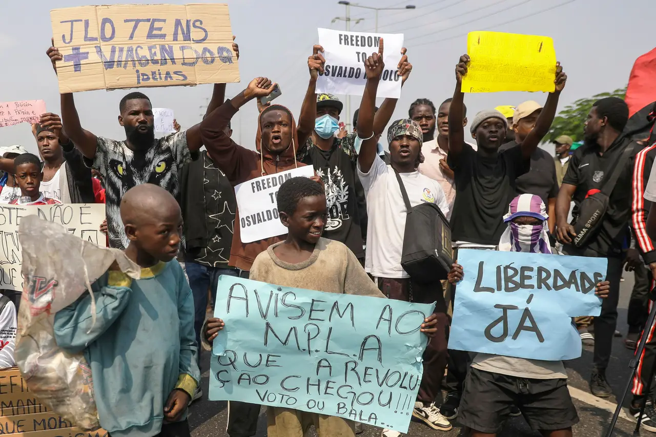 Angola! Detido cidadão chinês por ordenar sequestro e agressão a um funcionário por alegado roubo de frutas, SIC desmantela centro de mineração de criptomoedas com mais de 1.500 processadores e detém quatro angolanos, SIC detém criminoso por quatro homicídios com disparos de arma de fogo, SIC-Luanda “caça” dois suspeitos de violação sexual e cárcere privado a menor de 15 anos no interior de uma obra inacabada, Cheira “pólvora” em Angola, Luanda começa a regressar à normalidade após três dias de caos que fizeram 22 mortos e mais de mil detidos, Jovens condenados por motim em Luanda relatam agressões e injustiças, Cidadã nacional detida por facilitar cidadãos congoleses a obter BI, Faltam meios para controlar migração irregular para Angola – dirigente, Arguidos do “caso AGT” acusados do desvio de mais 100 mil milhões kz começam a ser julgados esta semana