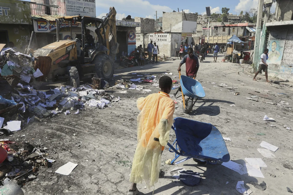 Haiti! 2025 Plis pase 40 moun mouri pandan gang yo ap simen laterè nan kominote lapèch nan distri Arcaïe an Ayiti, Rezidan Solino yo kòmanse retounen lakay yo avèk siksè apre plizyè mwa deplasman anba men gang G9 la, Rezidan Delmas 30 yo retounen nan sann ak pèt apre gang yo te fè bak, Etazini ak Panama ap pouse pou yon “Fòs Sipresyon Gang” otorize pa Nasyonzini pou konbat vyolans k ap ogmante an Ayiti, U.S. seeks U.N. authorization for new ‘Gang Suppression Force’ to tackle escalating violence in Haiti, Ayiti-Ankèt: Arestasyon lapolis nan Ouanaminthe denonse yon rezo trafik timoun nan fwontyè Ayiti-Dominken an, Nan lannwit vandredi 11 jiyè an lapolis nan depatman Sid ak Grandans peyi Dayiti mennen yon operasyon nan komin Bomon e yo arete 2 endividi, Pandan plizyè jèn te prezan pou manifeste devan ministè levasyon nasyonal nan lide pou mande jistis ak ti Jenn enfliyansè, Haiti declares a 3-month state of emergency as gangs ravage country’s central region, Gwo arestasyon dwòg nan Kap-Ayisyen devwale rezo trafik dwòg Karayib la k ap grandi, Thousands of Haitians mark annual pilgrimage far from sacred waterfall now held by gangs