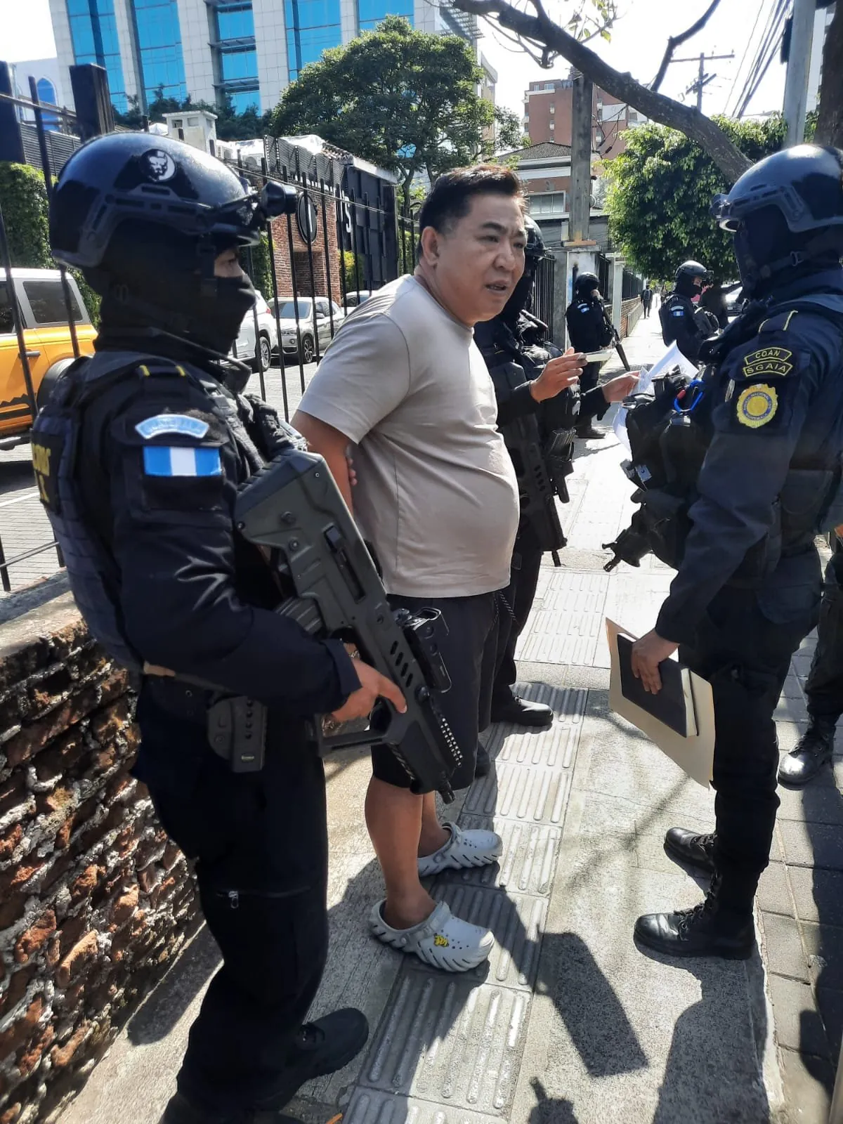 Guatemala! 2025 Extraditable #26 capturado por vínculos al narcotráfico conocido como “Catracho” o “Crunchi” registra dos órdenes de captura con fines de extradición, PNC desbarata punto de venta drogas y captura a dos mujeres, PNC captura a 4 deportados por diferentes delitos, 4 personas que habían sido deportadas por Estados Unidos fueron detenidas a su arribo a Guatemala por equipos de DEIC-SAFE (Unidad Encargada de Localizar a Prófugos de la Justicia) en Guatemala, Capturan en Guatemala a comerciante sampedrano pedido en extradición por EEUU, El Ministerio Público de Guatemala informó a través de sus redes que coordinó con la Policía Nacional Civil la aprehensión con fines de extradición del ciudadano de nacionalidad china Wenshen Xu, PNC rescata a niña de 9 años secuestrada: sus captores pedían Q2 millones por liberarla, Presuntos secuestradores de niña en Chimaltenango fueron ligados a proceso penal, Seis exfuncionarios fueron condenados a 6-25 años por el incendio de 2017 en el Hogar Seguro, Allanamiento en zona 6 deja un marero salvadoreño expulsado que está entre los 100 más buscados en su país, Capturan a salvadoreño catalogado de los más buscados en su país, Capturan a ciudadano chino requerido por EE. UU. por delitos de narcotráfico, En la zona 5 ha sido recapturado Horacio “N” de 35 años sindicado del delito de Tráfico ilícito de personas