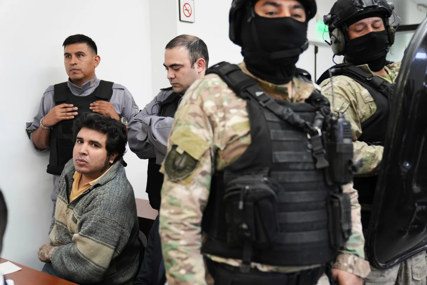 密码保护：Argentina! 2025.7-12 Sabag Montiel y Uliarte recibieron una pena de 14 y 8 años respectivamente, Atentado a CFK: Los autores intelectuales todavía impunes vieron la condena por TV, La justicia argentina condena a 10 años de cárcel a Sabag Montiel por el intento de asesinato de Cristina Kirchner, Recuperan equino robado en Sarmiento y detienen a un sospechoso en Caucete, De transferencias millonarias a las hipótesis sobre su paradero: así es el operativo para dar con “Pequeño J”, Miles marchan en Argentina para exigir justicia por el crimen de tres jóvenes mujeres, Tortura en vivo pelea narco y traición: qué se sabe hasta ahora del triple femicidio de Florencio Varela, Así fue el caso real detrás de “Belén” la película que representará a la Argentina en los premios Oscar 2026, A 35 años del caso María Soledad el crimen que expuso la impunidad del poder en la Argentina, CRIMEN de Diego Fernández, Caso Otoño Uriarte, Detienen en Berazategui a un joven acusado de robo agravado, El dolor del papá de Uma Aguilera antes del comienzo del segundo juicio, Crimen de Kim Gómez, Lo sorprendieron robando una carretilla y terminó detenido en Pocito, Doble crimen en Florencio Varela, “Noia” el violento narco brasilero que cayó por tomar un Uber y su tatuaje de “God is Love”, Trata de personas en Argentina, Caso Melmann, Prisión preventiva para el autor del femicidio de Analía Ovando en Villa Guillermina, Conmoción en Villa Guillermina violó la perimetral y la mató en su trabajo, Caso Genaro Fortunato, Julieta Silva la mujer que atropelló y mató a su novio fue detenida por una nueva denuncia, 21 años sin Fernanda, Fernanda Aguirre 21 años sin respuestas, A casi seis meses del doble crimen de Varela