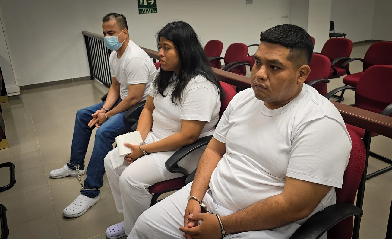 密码保护：Salvador! 2025.7-12 La FGR logró que Carlos Alexander Murcia Silva procesado por el homicidio agravado de un hombre siga en prisión provisional mientras continúan las investigaciones, Luis Roberto Ayala exempleado del Ministerio de Obras Públicas y Transporte fue condenado a 23 años de cárcel por el delito de tráfico ilícito de drogas y portación ilegal de arma de fuego, La FGR en coordinación con PNC ejecutaron un segundo operativo para desmantelar una red de narcotráfico que operaba en la zona occidental del país, Roberto Candelario Flores Guerrero procesado por asesinar a una persona e intentar quitarle la vida a otra seguirá en prisión provisional mientras continúan las investigaciones, Esta madrugada la Fiscalía en coordinación con PNC y Migración ejecutaron operativo que ha dado como resultado la captura de 28 personas entre ellas extranjeros acusadas de hurto en el transporte colectivo, Tres hombres serán procesados por conducción peligrosa tras causar accidentes en estado de ebriedad, Mareros son procesados de forma grupal, Capturan a peligroso pandillero con amplio récord delictivo en La Libertad Oeste, Carlos Humberto Ventura Martínez y Glenda Marina Ventura Moreno han sido capturados acusados de comercio y distribución de drogas, La Fiscalía en coordinación con la Policía Nacional Civil desarrollaron operativo para desarticular a una estructura de narcotráfico que operaba local e internacionalmente, Continúan las acciones para desarticular redes de estafadores. La Fiscalía General de La República de El Salvador V ordenó la captura de 20 personas se apropiaban ilegalmente de inmuebles mediante escrituras falsas y las vendían o hipotecaban a favor de terceras personas, La Fiscalía General de La República de El Salvador y la Policía Nacional Civil ejecutaron esta madrugada la operación denominada Perseo con la cual hicieron efectivas 57 órdenes de captura en contra de personas que cometieron diferentes delitos y mantenían en zozobra a la población, AJuicio I Los propietarios de GT Talleres José René Ventura Alvarado y Antonio Boanerges Tabora Portillo son enviados a juicio por estafar a una víctima con más de 300 mil dólares, La FGR ha logrado que Carlos Norberto Méndez y Sandy Camila Méndez se mantengan en prisión provisional mientras continúan las investigaciones, ejecutó esta madrugada un operativo para capturar a varios pandilleros del Barrio 18, La FGR en conjunto con la División Antinarcóticos de la PNC destruyeron 2128 kilos de cocaína, Durante la madrugada, la FGR giró 36 órdenes de captura que se hicieron efectivas en cojunto con la PNC, La Fiscalía giró 85 órdenes de captura contra sujetos que pertenecen una estructura delincuencial dedicada al hurto de dinero por medios informáticos, Jasson José Herrera Orozco, Durante la madrugada, brindaron conferencia de prensa sobre la más reciente incautación de droga, Antinarcóticos, años de cárcel para sujeto que abusó de una menor de edad, Este día la FGR ha recuperado el cadáver de una víctima de 82 años, Capturan a vigilante acusado de asesinar a hombre de 82 años en Antiguo Cuscatlán, Gracias a la labor de inteligencia e investigaciones hemos logrado hacer el seguimiento adecuado para capturar a 48 individuos que amenazaban con conformar una estructura criminal