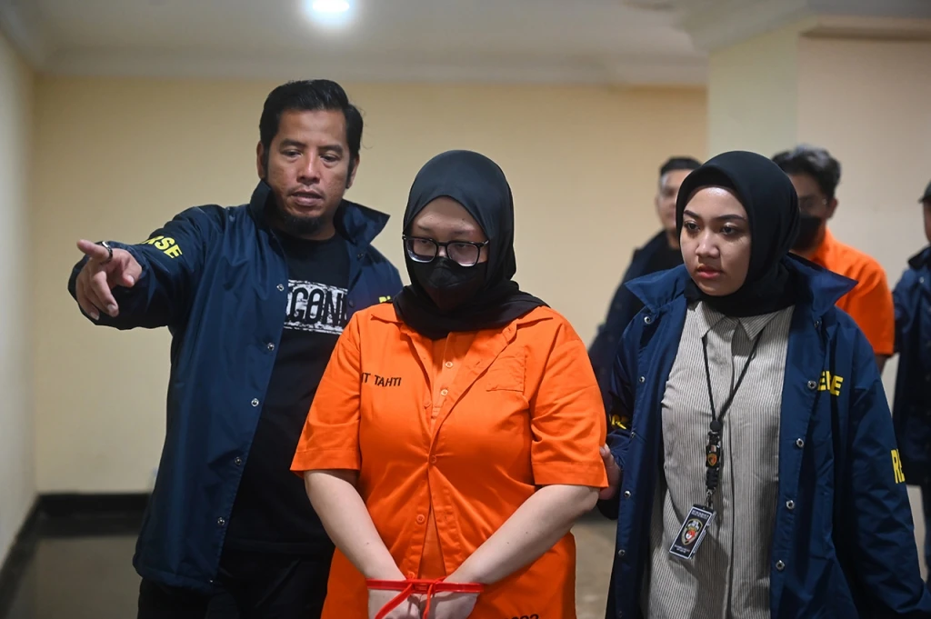 密码保护:Indonesia! 2025.7-12 Dua Wanita Tewas Dibunuh di Batam di Penghujung 2025 Polresta Barelang Ungkap Fakta Kasus, Kasus Pembunuhan Mahasiswi Pasuruan Terkuak Bripka AS Resmi Tersangka, Pemilik Minilab Narkoba di Batam Divonis Penjara Seumur Hidup, Bintang Porno Bonnie Blue Didenda Imigrasi Rp200 Ribu Dideportasi dan Blacklist 10 Tahun, Penampakan Bonnie Blue dan 3 Rekan Saat Dideportasi dari Bali Melanggar Izin Keimigrasian, Bintang OnlyFans Bonnie Blue Diperiksa Imigrasi Terkait Film Porno di Bali, Polda Metro Ungkap Penipuan WO Ayu Puspita Kerugian Capai Rp11.5 Miliar, Hakim Perintahkan Jaksa Selidiki Saksi Sidang Korupsi Renovasi Puskesmas Labuhanbatu Memanas, Polsek Gempol Pasuruan Ringkus Komplotan Pencuri Emas Tiga Pelaku Masih Buron, Polsek Sunggal Ringkus 7 Specialis Begal Malam 5 Orang Ditembak, Kabar Terbaru Ledakan SMAN 72 Terduga Pelaku Sudah Siuman, Tok! Pria Pembunuh Istri di Banyuanyar Divonis 14 Tahun 6 Bulan Penjara, Menguak Motif Ledakan di SMAN 72 Benarkah Pelaku Korban Bullying, Kronologi-Fakta Terkini Ledakan di SMAN 72 Kelapa Gading, Indonesia Pulangkan Dua Napi Kasus Narkoba Asal Inggris, Indonesia Serahkan 2 WNA Terpidana Mati Kasus Narkotika ke Pemerintah Inggris, British Woman on Death Row Leaves Indonesia After Repatriation Deal, Ini Tampang Suwarno Pembunuh-Perampok Mutmainah di Jombang, Satuan Narkoba Polrestabes Medan Tangkap Kurir Narkoba Jaringan Internasional 8 Kilogram Sabu dan Ribuan Pil Ekstasi Dista, Polsek Medan Area Tembak Pelaku Curi Puluhan Laptop di Jalan Tuba II Medan Denai, British grandmother on death row in Indonesia gets reprieve over a decade after drug conviction, Polisi Tangkap Dua Kurir Narkoba Antar Provinsi di Percut 2 Kg Sabu Diamankan, Polisi Tangkap Pengedar Narkotika di Jalan Suka Tani Medan Johor Sabu Sebanyak 95.81 Gram Dista, 34 Pria Bugil Diamankan Saat Pesta Seks Gay di Hotel Surabaya, Polisi Ringkus Dua Pengedar Ekstasi di Jalan Sei Bingai Medan Petisah, KDRT Terhadap ART di Sukajadi Naik Meja Hijau, Nenek 70 Tahunan Dituduh Aniaya Keponakan, Polisi Tangkap Seorang Pengedar Sabu di Jalan Denai Gang Sehat Medan, Polsek Medan Baru Ringkus Seorang Wanita Terduga Pelaku Penipuan dan Penggelapan Hp Android, Polda Sumut Bongkar Transaksi Ekstasi di Galaxy Hall & KTV Lima Tersangka Jalani Rekonstruksi, Polisi Ringkus Pelaku Curanmor di Cafe Kuphi Kawasan Medan Petisah, Polisi Tangkap Pengedar Pil Ekstasi di Jalan Cakrawati Medan Maimun, Mengerikan! Kasus Mutilasi di Surabaya Terungkap Dipicu Pertengkaran dan Tekanan Hidup, WN Singapura Didakwa Kasus Penempatan Ilegal PMI di Batam, Polisi Ringkus Seorang Wanita Pengedar Ratusan Pil H5 di Jalan Sei Belutu Medan, Polisi Tangkap Bandar Sabu di Jalan Pales V Medan Tuntungan, Polisi Tembak 3 Pelaku Bongkar Sekolah An- Nizam Medan, Polsek Medan Baru Gercep Ringkus Pelaku Pencurian di Kos-kosan, Nadiem Makarim jadi Tersangka Kasus Korupsi Pengadaan Chromebook, Nadiem Makarim Terjerat Chromebook KPK Lanjut Dalami Kasus Pengadaan Google Cloud, Kejagung Amankan Dokumen Kasus Korupsi Proyek Chromebook Nadiem Makarim, Banyak Info Hoaks Selama Kerusuhan Demo Meutya Hafid: Ada Upaya Terorganisir Manfaatkan Media Sosial untuk Memprovokasi, Kerusuhan di Makassar: Tiga Tewas Saat Massa Bakar Gedung DPRD Sulsel, Pembobol Toko Roti dan Bawa Brankas Uang ke Mangkubumi Medan Ditembak, Ultah ke-33 Otak Begal di Tangsel Dapat “Kado” Borgol dari Polisi Saat Tidur Pulas, Polrestabes Medan Gerebek Sarang Narkoba di Desa Durin Simbelang, Polisi Tangkap Pengedar Puluhan Inex di Jalan Sidomulyo Percut, Perempuan Jadi Kurir Narkoba Ditangkap Polisi Barang Bukti 1 Kg Sabu-Sabu, Polisi Tangkap Jambret Bercelurit yang Lukai Korban di Kota Pasuruan, Polisi Tangkap Dua Pelaku Curanmor di Warnet Kawasan Jalan Halat Medan, A US man goes on trial in Indonesia for allegedly selling porn videos online, Rekonstruksi Penembakan Warga Australia di Badung Bali Dijaga Ketat, Pemuda di Solo Lempar Tetangga Pakai Termos hingga Tewas, Warga Kropak Probolinggo Curi Ponsel Sopir yang Tertidur di Pinggir Jalan, Polisi Ringkus Dua Pengedar Sabu di Jalan Kenaga Sari Selayang, Mantan Suami Beberkan Peran Istrinya Dalam Penyelundupan Sabu Dari Malaysia ke Batam, Polisi Tangkap Pengedar Sabu di Jalan Mesjid Taufik Gang Serasi Medan Perjuangan, Polisi Tangkap Seorang Pengedar Sabu di Jalan Karantina Medan, Terbongkar Dalang dan Donatur Bisnis ‘Haram’ Jual Beli Bayi ke Singapura, Polrestabes Medan Tangkap Pengedar Sabu di Jalan Pamah Delitua, Dua Maling Motor yang Ditembak Polisi di Gending Divonis 11 Bulan dan 1 Tahun 6 Bulan, Polrestabes Medan Tangkap dan Tembak DPO Curanmor, Menantu Rampok dan Hajar Mertua yang Sedang Salat Subuh Demi Bayar Utang Judi, Polisi Ringkus Pengedar Sabu Kawasan Medan Perjuangan, Warga Wonorejo Bakar Motor Pencuri, Dua Sekawan Janda Curi Tas Berisi Rp20 Juta Milik Pedagang Pasar Baru, Polisi Ringkus Pelaku Curanmor di Kawasan Komplek Multatuli Medan