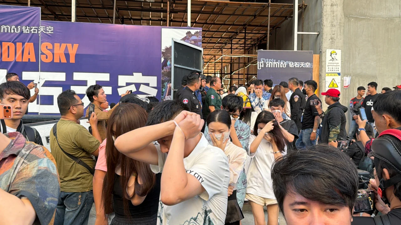 密码保护：Cambodia! 2025.7-12 សមាជិក ៩នាក់ក្នុងគ្រួសារត្រូវបានបាត់បង់ជីវិតក្នុងករណីសម្លាប់រង្គាល នាយកអង្គភាពការពារកុមារ អះអាងថា នេះជាករណីដ៏រន្ធត់ និងសហាវឃោរឃៅបំផុតដោយសារតែចរិតលក្ខណៈដ៏ព្រៃផ្សៃ និងភាពសហាវឃោរឃៅនៃបទល្មើសឃាតកម្ម, ជនជាតិវៀតណាម ១១០នាក់ ត្រូវបានបណ្តេញចេញពីកម្ពុជា តាមប៉ុស្តិ៍នគរបាលច្រកទ្វារព្រំដែនអន្តរជាតិត្រពាំងផ្លុង ខេត្តត្បូងឃ្មុំ, ករណីរំដោះអ្នកទោសចេញពីតុលាការខេត្តស្វាយរៀង ត្រូវកម្លាំងនាយកដ្ឋាននគរបាលព្រហ្មទណ្ឌ ចាប់ខ្លួនមកវិញបានទាំងអស់, Police have arrested 5 foreign nationals and rescued 7 people after the death of a man, កម្លាំងនគរបាល ឆ្មក់បង្ក្រាបអគារមួយ ឃាត់ខ្លួនអ្នកប្រើប្រាស់គ្រឿងញៀនជាង២០០នាក់, ខេត្តកណ្តាល ៖ យុវជនម្នាក់ ចេញពីផឹកស៊ីស្រវឹងជោក ជិះម៉ូតូទៅមុខលែងខ្លួន ក៏ឈប់ម៉ូតូ រួចប្រះដេកនៅចិ ញ្ចើមផ្លូវ ស្រាប់តែត្រូវជនសង្ស័យ២នាក់ ដើររើសអេតចាយនៅពេលយប់ ប្រទះឃើញឱកាសល្អ ក៏លួចបណ្តើរម៉ូតូជនរងគ្រោះ ទៅបញ្ចាំ យកលុយទិញថ្នាំញៀនជក់ ទីបំផុតត្រូវបានសមត្ថកិច្ចជំនាញស្រាវជ្រាវឃាត់ខ្លួនជន សង្ស័យបានម្នាក់ ខណៈបក្ខពួកម្នាក់ទៀត បានរត់គេចបាត់។, ភ្នំពេញ ៖ ជនសង្ស័យម្នាក់ បានធ្វើសកម្មភាពលួចម៉ូតូ ១គ្រឿង ពីមុខបន្ទប់ជួល ១កន្លែង ក្នុងសង្កាត់ដង្កោ ខណ្ឌដង្កោ បានសម្រេច រួចជិះគេចទៅផ្ទះមិត្តភក្តិ នៅឯស្រុកកណ្តាលស្ទឹង ខេត្តកណ្តាល ដើម្បីផ្តាច់ប្រព័ន្ធ GPS លុះប៉ុន្មានម៉ោងក្រោយមក កម្លាំងសមត្ថកិច្ចជំនាញ បានធ្វើការស្រាវជ្រាវចាប់ឃាត់ខ្លួនជនសង្ស័យជាម្ចាស់ផ្ទះ នាំយកមកចាត់ការតាមច្បាប់ ចំណែកបក្ខពួកដែលជាអ្នកលួចម៉ូតូ បានរត់គេចបាត់។, ព្យួរអាជ្ញាប័ណ្ណកាស៊ីណូ ស៊ីលវើរស្តារ ជាប់ពាក់ព័ន្ធនឹងការឆបោកតាមប្រព័ន្ធបច្ចេកវិទ្យា នៅក្រុងបាវិត, ប៉ូលិសខណ្ឌទួលគោក ចាប់បានចោរលួចម៉ូតូពីរនាក់, សង្ខាមិនទៀង! បុរសម្នាក់ខំភ្ញាក់ពីព្រឹកព្រលិមជិះកង់ហាត់ប្រាណ ដើម្បីអោយបានសុខភាពល្អអាយុវែងយឺនយូរ, ឃាត់ខ្លួនលោកផ្កាយ២ ឆឹម ឆែម នាយករងសាលាហ្វឹកហ្វឺនកងរាជអាវុធហត្ថជំរាយ ពាក់ព័ន្ធបេីកបររថយន្តប៉ះម៉ូតូជនរងគ្រោះហើយ ដកកាំភ្លេីងខ្លីវាយក្បាលក្មេងស្រីម្នាក់រងរបួស, បំបែកករណីឃាតកម្ម ! ចៅបង្កើតសម្លាប់យាយខ្លួនឯងយកលុយទៅរកសង្សារ, កម្លាំងសមត្ថកិច្ចប៉ុស្តិ៍នគរបាលរដ្ឋបាលព្រៃសបានធ្វើការឃាត់ខ្លួនជនសង្ស័យម្នាក់ពាក់ព័ន្ធករណីលួចម៉ូតូ, បង្ក្រាបករណីចាប់មនុស្សដាក់ឡាន នៅស្រុកត្បូងឃ្មុំ ឃាត់ខ្លួនមនុស្សចំនួន៤នាក់ និងរំដោះជនរងគ្រោះម្នាក់, ចាប់ខ្លួនជនជាតិចិន៥នាក់និងជនជាតិខ្មែរ៣នាក់ពាក់ព័ន្ធករណីចាប់បង្ខាំងនិងជំរិតទារប្រាក់ពីជនរងគ្រោះ, ប្រពន្ធឈ្លោះនឹងអ្នកជិតខាង ហៅប្តីមក បាញ់ស្លាប់៣នាក់, ឃាត់ខ្លួនបុរស២នាក់ លួចជីកកំណប់, ខឹងមិនចាក់បទព្រាប សុវត្ថិ ប្អូនកាប់ បងវ៉ៃស្លាប់, កំលាំងនគរបាលព្រហ្មទណ្ឌកំពង់ស្ពឺ សហការបង្រ្កាបក្រុមចោរប្លន់ម៉ូតូឆ្លងខេត្ដ រាជធានី បាន៩នាក់ដកហូតបានមធ្យោបាយជនរងគ្រោះនិងអាវុធមួយចំនួន, ឃាតកម្មចាក់៣៣កាំបិតលើយុវតី១៦ឆ្នាំ នៅស្រុកកំពង់ត្រឡាច ខេត្តកំពង់ឆ្នាំង ត្រូវកម្លាំងនាយកដ្ឋាននគរបាលព្រហ្មទណ្ឌបង្ក្រាបបាន ជនដៃដល់យុវតីវ័យ១៧ឆ្នាំ មូលហេតុខឹងជនរងគ្រោះអូសទាញសាច់ញាតិឲ្យរួមមេត្រីជាមួយអ្នកដទៃ, សមត្ថកិច្ចឃាត់ខ្លួនជនបរទេសចំនួន១៤នាក់ បានប្រើប្រាស់ប្រទេសកម្ពុជាធ្វើជាទីតាំងប្រព្រឹត្តបទល្មើស game online, ចាប់ជំរិតទារលុយ១០ម៉ឺនដុល្លារ ជាប់ខ្នោះ៤, ដាក់ដាវតាមខ្លួនដូចរឿងចិនត្រូវប៉ូលិសក្របួចជាប់២នាក់នៅ ចំនុចតូបកាហ្វេ, ឥទ្ធិពលនៃគ្រឿងញៀន បណ្តាលអោយកូនស្រីហ៊ានដុតផ្ទះខ្លួនឯងហើយ បន្តដុតផ្ទះម្តាយទៀត បានសមត្ថកិច្ចជួយអន្តរាគមន៏ទាន់ពេលវេលា, ទីបំផុតសមត្ថកិច្ចបំបែកសំណុំរឿងករណីឃាតកម្មដ៏រន្ធត់សម្លាប់ស្ដ្រីម្នាក់ នៅណាហ្គា១ កាលពីឆ្នាំ២០២៣ បានហើយ, តុលាការកំពូលតម្កល់សាលក្រមផ្ដន្ទាទោស ឧក្រិដ្ឋជន ស្រី ស៊ីណា ឱ្យជាប់ពន្ធនាគារ៣១ឆ្នាំ និងសងសំណង២លាន៥៥ម៉ឺនដុល្លារ ជូនជនរងគ្រោះ, សមត្ថកិច្ចខេត្តកោះកុង ឃាត់ខ្លួនខ្មែរម្នាក់ ថៃម្នាក់ លួចដឹកគ្រឿងសមុទ្រជាង១០តោន ពីប្រទេសថៃ ដោយខុសច្បាប់, បង្ហាញមុខជនសង្ស័យ០២ នាក់រហ័សនាមKV ដែលធ្វើសម្មភាពហិង្សារ និងធាក់ប្លន់យ៉ាងសកម្មក្នុងរាជធានីភ្នំពេញ, នគរបាលឃាត់ខ្លួនជនសង្ស័យលួចម៉ូតូម្នាក់និងអ្នកទទួលផលចោរកម្មម្នាក់, នាយកដ្ឋាននគរបាលព្រហ្មទណ្ឌ បង្រ្កាបជនសង្ស័យជាមុខសញ្ញាកាច់កម៉ូតូ និងស្រ្តីជាមេខ្លោង ទទួលផលក្នុងការទិញម៉ូតូជិត២០គ្រឿង, បុរសម្នាក់មានស្នាមរបួសក្បាលពីក្រោយ សង្ស័យគេកាប់ ឃើញដើរនៅផ្លូវជាតិលេខ២ ឃុំបឹងខ្យាង ស្រុកកណ្តាលស្ទឹង ខេត្តកណ្តាលនៅមុននេះបន្តិចនាព្រឹក ថ្ងៃទី២២ ខែកក្កដា ឆ្នាំ២០២៥, គ្រូបង្រៀនម្នាក់ត្រូវតុលាការឃុំខ្លួនដាក់ពន្ធនាគារ ពីបទបង្គាប់ឲ្យសិស្សស្រីថតរូបអាក្រាតកាយជាថ្នូរប្រលងបានពិន្ទុល្អ, សមត្ថកិច្ចឃាត់ខ្លួនសង្ស័យ៣នាក់ លួចបន្លំកាបូបលុយ និងគ្រឿងអលង្ការរបស់ពលករខ្មែរ ដែលចេញពីប្រទេសថៃ នៅច្រកទ្វារអន្តរជាតិដូង, A Chinese national has been arrested after onlookers discovered a corpse in the back of his vehicle, គិតត្រឹមថ្ងៃទី១៩ ខែកក្កដាកម្លាំងសមត្ថកិច្ចបានបង្រ្កាបការឆបោកតាមប្រព័ន្ធបច្ចេកវិទ្យាតាមគោលដៅចំនួន ៥២ទីតាំង ក្នុង១៥ រាជធានី ខេត្ត ដោយឃាត់ខ្លួនជនសង្ស័យចំនួន ២.៧៦៧ នាក់, សមត្ថកិច្ចខណ្ឌដង្កោឃាត់ខ្លួនបុរសម្នាក់អនុវត្តតាមដីកាបង្កាប់របស់តុលាការ, ម្ចាស់ផេកហ្វេសប៊ុក Ka Green ប្រើពាក្យសំដីអសីលធម៌ប្រមាថថ្នាក់ដឹក ពេលនេះចូលខ្លួនបំភ្លឺនិងធ្វើកិច្ចសន្យានៅចំពោះមុខសមត្ថកិច្ច, កម្លាំងចម្រុះខេត្តស្វាយរៀងចុះត្រួតពិនិត្យទីតាំងសង្ស័យលួចលាក់ប្រព្រឹត្តបទល្មើស Online Scam ចំនួន០២ទីតាំងនៅក្រុងបាវិត, កម្លាំងចម្រុះនៃរដ្ឋបាលរាជធានីភ្នំពេញចុះបង្រ្កាបទីតាំងលួចលាក់បង្កប់បទល្មើស Online Scamsចំនួនពីរទីតាំងនៅក្នុងភូមិសាស្រ្តខណ្ឌសែនសុខឃាត់ខ្លួនជនសង្ស័យ ចំនួន១៣៣នាក់, គណៈបញ្ជាការឯកភាពរាជធានី-ខេត្តចំនួន១២ បើកប្រតិបត្តិការបោសសម្អាតបទល្មើសឆបោកតាមប្រព័ន្ធបច្ចេកវិទ្យាបាន ៤៥ទីតាំង ឃាត់ខ្លួនជនសង្ស័យសរុប ២.២៧០នាក់, ប្រតិបត្តិការបង្ក្រាបសកម្មភាពឆបោកតាមប្រព័ន្ធបច្ចេកវិទ្យា (ONLINESCAMS) សរុបបាន ២០ទីតាំង ឃាត់ខ្លួនជនសង្ស័យសរុប ១.៣៦២ នាក់, សមត្ថកិច្ចបង្រ្កាបទីតាំងសង្ស័យថាមានការលួចលាក់បង្កប់បទល្មើស Online Scams ចំនួន ០៩កន្លែង នៅខេត្តឧត្តរមានជ័យ រកឃើញជនជាតិបរទេសចំនួន ១០៣នាក់, Disgraced online lotion celebrity Oeun Molika sent to jail for 15 months on bad check charges, ជនសង្ស័យម្នាក់ដែលក្លែងបន្លំរូបភាព AI ដើម្បីឆបោកការបរិច្ចាគប្រាក់សប្បុរសធម៌ ត្រូវបានកម្លាំងការិយាល័យជំនាញ កសាងសំណុំរឿងបញ្ជូនទៅកាន់សាលាដំបូងខេត្តសៀមរាប, កម្លាំងនាយកដ្ឋាននគរបាលព្រហ្មទណ្ឌ បង្ក្រាបករណីលួចមានស្ថានទម្ងន់ទោស (កាច់កម៉ូតូ) នៅខណ្ឌទួលគោក ឃាត់ខ្លួនជនសង្ស័យ២នាក់