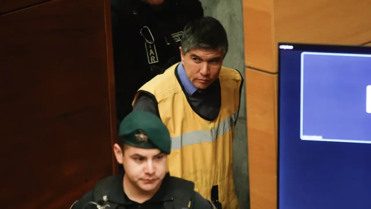 密码保护:Chile! 2025 Tras finalizar investigación: Fiscalía pide 14 años de prisión para Manuel Monsalve por delitos sexuales, «Manilleros» coludidos con 11 gendarmes para realizar ingresos ilegales a Santiago 1 recibieron $216 millones de parte de internos y visitas del penal, Influencer Jorge “Matter” Morales queda en prisión preventiva por delitos sexuales, Caso “Muñeca Bielorrusa”: abogado de Codelco apunta a intervención de Vivanco para favorecer a CBM, Fiscalía expone ruta de pagos encubiertos en segundo día de formalización del caso Muñeca Bielorrusa, Confirman que cuerpo hallado en La Pintana es de Valentina Alarcón: Estaba en una casa no habitada, Fiscalía pide 46 años de cárcel para red de narcotráfico liderada por “El Patrón de Penco” en Bío Bío, PDI detuvo a dos hombres por violación en un after clandestino del centro, Caso Julia Chuñil: confirman que Morstadt está como imputado y le entregan copias de investigación, Caso Gabito: Mujer es sentenciada a 10 años de cárcel por fatal atropello de niño, Detienen a la cantante Flor de Rap en Ñuñoa: Iba a bordo de un vehículo con encargo por robo, Condenan a Krassnoff y Espinoza por secuestro calificado de militantes del MIR durante la dictadura, 12 años más de condena para exoficiales del Ejército: llegan a una impresionante cifra, Condenan a banda criminal dedicada al abigeato en Ñuble, Cancillería confirma detención en EEUU de chileno acusado de almacenamiento de pornografía infantil, A un día de su liberación: Detienen nuevamente al ex DINA José Zara por crimen de secretaria de Orlando Letelier, Tres peligrosos reos se fugan de cárcel de Valparaíso, Fuga de reos de Cárcel de Valparaíso devela extremas falencias en las cárceles chilenas, Justicia de Colombia aprobó la extradición a Chile de uno de los líderes del Tren de Aragua, Muere mujer conocida como “Barbie narco chilena” junto a sus hijos de 4 y 18 años, Familia de Julia Chuñil convoca a marcha a nueve meses de su desaparición, El día en que Julia Chuñil fue testigo y declaró contra uno de sus hijos en causa por homicidio, Incidente ocurrió este domingo 10 en Avenida Francia, Primera condena por femicidio lesbofóbico en Chile, Rebe Naranjo causó preocupación tras episodio con Nano Calderón, Cae el presunto autor del crimen del “Rey de Meiggs”, La insólita cadena de errores que en 10 minutos dejó en libertad a Osmar Ferrer el sicario del “Rey de Meiggs”, Caso Tomás Bravo, Detienen a hija de mujer encontrada fallecida al interior de una maleta en su casa de Recoleta, Mataron a balazos a conductor de aplicación para robarle vehículo en Recoleta, Sujeto integrante de la organización Los Pulpos, Familia de Zalo Reyes denuncia robo de instrumentos musicales por $50 millones, Clan familiar de Linares es imputado por delito de fraude al Fisco, Chile expulsa a 34 migrantes que cometieron delitos o intentaron entrar por paso irregular, Dos robos de cables de cobre ocurridos este sábado en el Maule, Cronología del crimen del matrimonio en Graneros, “Sentimos varios disparos”, Revelan identidades de los cuatro sospechosos del crimen del matrimonio en Graneros