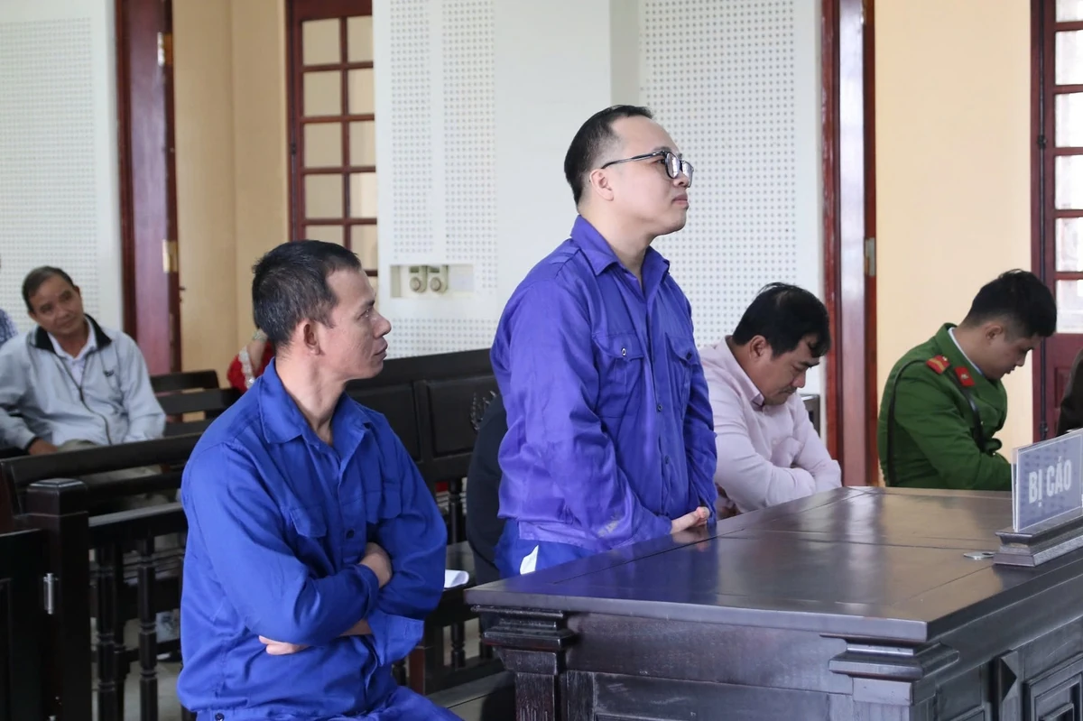 Vietnam! 2025.12 Sập bẫy lừa đảo ‘chạy án’ người phụ nữ mất hơn 2.3 tỷ đồng, Con nghiện tấn công cảnh sát cố thủ trong nhà trốn đi cai, Tên trộm thích “săn” máy chiếu ở trường học, Tiềm ẩn nguy cơ ảnh hưởng đến sức khỏe khi sử dụng “Cao thảo dược” tự chế, Phá đường dây cá độ bóng đá qua mạng quy mô 400 tỷ đồng, Dùng súng AK đe dọa cướp tài sản của người đi đãi vàng rồi trốn nã 35 năm, Bắt đối tượng truy nã đặc biệt nguy hiểm, Bản án nghiêm khắc cho nhóm đối tượng đưa người đi nước ngoài trái phép, Nỗi uất nghẹn của nạn nhân sập bẫy công ty ‘dùng chim mồi lừa mua đất’, Uống rượu bia rồi lên xe buýt hành hung tài xế, Cựu bí thư chủ tịch thị trấn lĩnh 10 năm tù vì tội lạm quyền, Cho nhân viên bán dâm để hút khách cựu tiếp viên hàng không và người tình lãnh án, Anh em cựu phó giám đốc ngân hàng bị cáo buộc lừa đảo 2 căn nhà tại Đà Nẵng, Tạm giữ hình sự đối tượng liên quan vụ xô xát trong quán bida làm nam sinh tử vong, Bắt đối tượng bắn người phụ nữ tử vong vì nghi ngờ “làm ma chài” khiến mẹ và con mình đau ốm, Kiểm tra đột xuất quán karaoke ở Cần Thơ phát hiện 12 người dương tính ma tuý, Giả mạo nhân viên xuất khẩu lao động chiếm đoạt gần 1 tỉ đồng, Vụ bắt vợ chồng chủ tiệm vàng: Doanh thu 5.000 tỉ đồng trong 5 năm nộp thuế… 10 triệu đồng/tháng, Bắt giữ đối tượng phê ma túy vác dao đuổi đánh công an, Cựu Giám đốc Sở GD&ĐT TP HCM ra tòa trong vụ thông thầu với AIC, Bắt nhóm thanh niên pha chế tinh dầu ma túy bán cho con nghiện, Bí mật trong chiếc Kia K3 bị 141 Hà Nội phát hiện, Người đàn ông Trung Quốc giam giữ đồng hương ép trả nợ, Không có tiền trả nợ đối tượng từ thành phố Hồ Chí Minh xuống An Giang cướp giật tài sản, Bắt đối tượng dùng dao đâm 2 người bị thương, Đi ô tô dùng súng điện tự chế để trộm chó, Lâm Đồng: Bắt nam diễn viên trộm đồ của hoa hậu Miss Cosmo Mexico, Khởi tố kẻ phục kích chém người giữa đêm vì mâu thuẫn mua bán đất, Triệt phá xới đá gà bắt giữ 12 đối tượng, Nhân viên quán ăn tham lam chiếm đoạt giỏ xách có tiền và vàng của người bỏ quên, Quảng Trị chặn đứng lô 500 máy đào tiền ảo nhập lậu, Gia Lai: Bắt giữ đối tượng cướp tài sản rồi lên rừng lẩn trốn, Người phụ nữ đi chợ bất ngờ bị cướp giật dây chuyền vàng 1.5 lượng, Truy tìm đôi nam nữ liên quan trong vụ trộm, Tội phạm ma túy có lệnh truy nã đỏ của Interpol bị bắt tại Việt Nam, Cảnh sát tạm giữ 3 sinh viên trong đường dây mua bán ma túy ở Đà Nẵng, Công an xã Hòa Hưng tạm giữ hình sự 02 đối tượng “Tổ chức sử dụng trái phép chất ma túy”, TP.HCM: Khởi tố vụ án xây dựng 48 căn nhà trái phép, Thanh niên hỏi mua vàng cưới rồi làm liều tại tiệm vàng ở TP HCM, Bất ngờ bị kiểm tra kẻ trộm nhảy sang xe đồng bọn vẫn không thoát, Bắt tạm giam 2 cán bộ thuế nhận 4.3 tỉ đồng hối lộ để bỏ qua lỗi của doanh nghiệp, Thông tin mới vụ cháy khiến bé gái 8 tuổi tử vong 3 người bị thương, Biên phòng Cao Bằng thu giữ hơn 1.7 tấn hàng hóa không rõ nguồn gốc, Hà Tĩnh: Triệt phá đường dây sản xuất mua bán ma túy qua mạng xã hội Telegram, TP.HCM khởi tố vụ án xây hàng chục căn nhà trái phép bán qua vi bằng tại Bình Dương cũ, Đối tượng chuyên trộm cắp dây điện tại các trạm biến áp sa lưới, Truy nã cô gái thuê nhà nghỉ cho bạn trai bỏ trốn sau khi gây án, Truy nã “nữ quái” Lê Thị Cũa. Lê Thị Cũa (SN 2004 cư trú xã Châu Phú tỉnh An Giang) bị truy nã về tội Tàng trữ trái phép chất ma túy, Đắk Lắk làm rõ vụ bé gái bị cha xích chân trong căn phòng bẩn thỉu, Những chuyến tàu vượt ranh giới và bài học nhớ đời