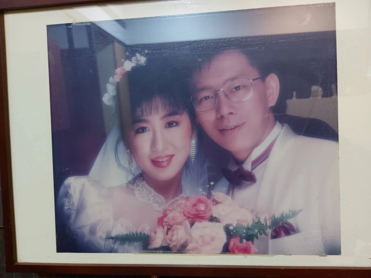 密码保护：Taiwan! 前台北市長柯文哲,京華城及政治獻金案2026.3.17 柯文哲因長子柯傅堯將在3月24日從日本東京大學博士班畢業,日前遞狀聲請解除限制出境3天,法官駁回,因「台日無引渡」,畢業典禮「非必要參加」,時間點過於敏感,3月26日案子宣判日。陳佩琪Peggy「殘害忠良」2026.3.16 陳佩琪Peggy「他說他每次接到我送進北所的菜菜時,就會依據接到的菜菜重量、算出我的心理健康狀況？意思是我會按心情好或不好而決定要送多少菜給他？ 他說收到菜菜重量多時,就直覺認為我心理狀況出大問題了…北所是規定上班日每天只能送菜一次,一次不能超過兩公斤,我是覺得自己送菜的準則沒這樣的考量啦, 有時多炒幾盤他愛吃的青菜給他,炒菜出的水分沒仔細瀝乾,重量就會多出許多來…」2026.3.13 陳佩琪Peggy「一年多來寫的東西總是夾雜悲傷、憤怒與失望,今天兒子終於獲得博士學位了,想藉由臉書一角,寫些難得的愉快回憶…人生求學路是到頂點了,也恭喜他獲得東大工學院的博士學位,終於實現了多年來的夢想…幾年前就把想分享的東西寫好成一本書了,但終究沒勇氣把它出版出去,今天想寫一些有關兒子小時候的回憶」2026.3.7 陳佩琪Peggy「夫妻在一起久了,就剩習以為常的平凡日常,在平順環境下,甚至會覺得有些乏味,但一旦遭逢困境、先生不在家的那段時間,感受到家裡的一桌一椅,他常用的書桌和電腦,掛在牆上他的畫,都是最能讓我思念的東西,這些看似生活中最細碎、最平凡無奇、最索然無味的東西,卻充滿著夫妻一起度過的生活痕跡,想想這些,啊！原來我們也在一起這麼久了…」2025.12.24 法院歷經2周言詞辯論期日後,今下午6時35分合議庭諭知言詞辯論終結,定3月26日下午2時30分宣判。審判長庭末依刑事訴訟法諭知柯文哲、威京集團主席沈慶京、台北市議員應曉薇宣判當天均應到庭,若不到庭得命拘提。2025.12.24 柯文哲、應曉薇、沈慶京24日晚間均辯論終結,柯、應、沈3人請求無罪判決。檢察官針對柯、應、沈量刑表示意見時指出,柯文哲為獲得沈慶京、威京集團支持及資金,以市長權力護航京華城公司取得高達百億元不法容積,並收受賄款,且柯文哲身為民眾黨主席,明知政治獻金的公益性,仍將他人捐給民眾黨款項侵占入己,並以商業交易外觀掏空政治獻金,足見他不受公開監督、無視法治的心態。檢察官說,犯後態度部分,請審酌柯文哲有起訴書所載犯後態度不佳情形,另補充柯文哲在偵審程序一再聲稱遭受「政治迫害」、「政治偵防」,審判期間多次在法庭上以不當言詞或髒話辱罵檢方,並向檢察官丟擲物品（意指柯文哲先前丟擲水瓶一事）,又以自己名義在社群網站張貼文章或圖卡,扭曲審判過程及證人證詞、攻擊檢察官、法官及對自己不利的證人。檢方也指,柯文哲容任支持者包圍地檢署、網路恐嚇檢察官、法官等,對司法施加壓力,此種不尊重司法的做法,已經不僅是針對檢察官,包括地院法官、高院法官,都受到高度壓迫,史無前例,建請合議庭判處起訴書中具體的求刑刑度,也就是28年6月徒刑。另外,檢方建請合議庭依起訴書對沈慶京、應曉薇依法量刑。檢察官說,應曉薇收賄金額比柯文哲高,也比其他貪汙議員多非常多,公務員未曾提過其他議員的壓力,但最看不慣、懼怕應曉薇,訊息指應曉薇「又來了」,直指應曉薇就是京華城的「門神」。2025.12.24 24日上午終於輪到台北市議員應曉薇言詞辯論。她在法庭上講了至少1個小時,越講越激昂,兩度哭喊「士可殺不可辱」,請求法院判決無罪。應說,她18歲從事演藝事業,曾是10大女明星,主演過多部經典名片。當年她洗淨鉛華退出演藝圈,以第一名成績當選台北市議員,羈押前兩天還在宜蘭監獄服務,不久後因京華城案掉入萬丈深淵。應曉薇去年8月28日晚間,因京華城案在台中清泉岡機場被檢廉攔下,她被帶回台北地檢署偵訊後,就被以有逃亡之虞羈押禁見約13個月。2025.12.22 今天傳喚柯、柯辦前主任李文宗、前木可公關公司負責人李文娟與檢察官行辯論程序,檢方表示,柯文哲侵占基隆市副市長邱佩琳3筆200萬、共600萬元現金捐款,向柯文哲強調「你的政治獻金,不是你的錢」。檢方說,政治獻金有公益性質,是基於公益向不特定人收取的款項,沒有財產私密性,不能用於經營公司、購買豪宅、買股票,更不能用來償還私人債務、從事營利事業,競選剩餘款必須限定使用於公益,用不完須繳回國庫。檢方指出,柯文哲曾說「不覺得錢是我的,就算大家捐的,也是大家的」,之後卻答辯說捐款人認為民眾黨等於柯文哲,捐給黨就是捐給他,柯將民眾捐的黨的錢轉入私人帳戶、侵占入己,就是構成公益侵占罪。李文宗李文娟兄妹倆無罪答辯。李文娟今傍晚哽咽、掉淚最後陳述,她只是個中年失婚的婦人,想要靠自己自力更生,但是年紀大了求職屢次碰壁,終於找到工作非常欣喜,覺得自己不再是無用的人,遇上此事因對法律無知、沒有會計觀念,遭受不實汙衊和指責,一年來遠離家人朋友不敢出門,只敢躲在小小的房間裡,只要房門外傳來一點聲音就會驚恐,「誰又要來帶走我」只要有電話響起就會驚嚇、整夜不安,縱然我絕望、失望、不知何時才能結束,過去的一切也回不來,尊敬的法官會給我公平公正的無罪判決。2025.12.19 柯文哲涉京華城圖利、收賄案,今天傳喚「圖利組」被告台北市前副市長彭振聲、台北市都委會前執秘邵琇珮、台北市都發局前局長黃景茂與檢方進行辯論程序。彭振聲表示,他是高雄縣甲仙鄉人,一路念小學、初中再到台北念大學,靠在職進修與兒子同一天拿到博士學位,入社會跟過王玉雲、楊金欉、謝長廷、陳菊等市長後退休,後來,柯文哲海選廣泛徵才,才又到台北市政府工作。彭振聲說,因這個案子他對不起太太,太太因為煩惱他走了,中風42年的母親因疏於照顧也離世「100天內家裡走了2個人」彭維持認罪,他已70多歲了,希望法官不要再給他這麼多的苦受。2025.12.17 陳佩琪Peggy「但我對這事卻是永遠牢記在腦海、發誓會講到天涯海角、講到我進棺材的那一刻為止。過去一年來的痛苦,先生不斷被羈押,不斷被延押,抗告永遠被駁回,理由永遠複製貼上,監獄外面的人比裡面還痛苦,生命被輕賤到如此,這一年來的折磨,我永遠無法忘記…」2025.12.17 柯文哲涉京華城容積率弊案,今下午續行言詞辯論程序,威京集團主席沈慶京開講2小時20分鐘,過程中多次情緒激動,尤其提及已逝的父親,以及60年老友來訪,更當庭爆哭,久久不能自己。他在法庭中訴說委屈一度落淚4次。沈慶京說,50年代他混幫派,在那貧窮的年代充斥各種犯法,親戚、同學多少都有人販毒、竊盜。他說,他不相信司法、不相信政府。沒想到今晚間,在新開設的臉書粉專,首篇文章以「遲來的正義,無效的正義」為題發文寫下「今天是我第一次發臉書,快八十歲的人,要寫的竟然是台北地院今天開庭辯論的感想。」火藥味相當濃厚。2025.12.16 北院審理京華城案,今天繼續言詞辯論程序,柯文哲下午答辯時表示,他對京華城案沒下過任何指導棋,檢察官預設立場辦案,先射箭、再畫靶,把不利的事往他身上堆,欲加之罪,何患無辭。柯文哲說,京華城案去年4月開始炒作時,他以為跟他無關,因為他根本不知容積率是多少,他知道案子送研議,但沒參與過程,他沒有接觸過都委會委員,也沒有下指導棋。他在市長任內建立制度讓陳情案一層層審議,檢察官硬說他手寫「便利貼」所以有介入,但他的字條「只是叮嚀」。柯文哲庭訊後受訪表示,檢察官花了2天的時間,在講一個看似完整的故事,就是利用搜索,扣押他的手機、電腦、USB,從裡面找資料,去跟京華城去做串連,編一個故事。2025.12.15 台北地院審理京華城案,今(15)日正式進入為期8天的言詞辯論,而且錄影,未來要上網播送。上午由公訴檢察官論告前台北市長柯文哲等人在京華城案中自創獎勵容積的背景、指控京華城案是個案、前台北市副市長林欽榮等12名公務員都認為,京華城容獎不合規定,違反法律保留、違法準用都更、違反平等原則,柯等人為京華城打造獨一無二的「非都更地區準用都更容積獎勵」的方案,涉嫌圖利單一地主。檢察官論告表示,京華城自民國99至107年多次陳情,北市府幾乎從未同意京華城的請求。但沈慶京於109年開始「發牢騷」後,京華城所提的請求幾乎全部成功,訴訟中案件送研議成功,請求補救措施成功,變更細部計畫拿容獎成功。檢方說,柯文哲於109年3月10日市府便當會裁示京華城陳情案提送委會研議前,知道一放手就差100億元；知道北市府、京華城就刪除120284(平方公尺)訴訟中,循訴訟解決是最能夠避免圖利爭議的方式；知道京華城拜會過他、彭振聲、黃景茂,爭取送都委會研議,並且曾召開會議討論；知道應曉薇就是沈慶京的人；知道市府立場沒有要給120284。檢方表示,都發局多次建議循訴訟途徑解決,否則可能衍生圖利爭議,柯文哲知悉京華城涉及龐大利益,須謹慎處理,也知道市府的立場是不同意和解、不回復120284,仍然決定送研議。若當時直接依訴訟程序處理,今天不會有京華城案。檢方指出,柯文哲表示公務員作證都說沒有違法,但前台北市前副市長林欽榮作證說「細部計畫不得創設容獎」、都發局前局長林洲民說「不是都更就不能用都更容獎」,都委會前執秘邵琇珮等證人也稱「以個案變更給予容獎,會有公平性的問題」。此外,檢方表示,台北市議員苗博雅質詢時曾提醒京華城容積率的適法性,但柯文哲置若罔聞且不作為,就是犯圖利罪,柯一直說檢察官是「邪惡的」、「害人的」,檢方則是對政治語言不願回應。2025.12.10 京華城案自11日起進入最後言詞辯論階段,合議庭規劃明、後2天內提示完200宗以上卷證。檢察官以收賄、圖利、侵占、背信起訴柯文哲,求刑28年6月,柯文哲至今不認罪。目前認罪被告有前台北市副市長彭振聲、前北市都委會執秘邵琇珮、前鼎越開發董事長朱亞虎。合議庭也將11名被告依罪名分成「行賄組」、「圖利組」、「政治獻金組」三組,行賄組有柯文哲、威京集團主席沈慶京、北市議員應曉薇、威京集團財務經理張志澄、應曉薇助理吳順民；圖利組有彭振聲、邵琇珮、前台北市都發局長黃景茂；政治獻金組有前柯辦財務長李文宗、前木可公關公司負責人李文娟、會計師端木正。自下周一起進入言詞辯論程序,排定12月15日至19日、22日至24日連續8天辯論,12月25日為國定假日不開庭,26日為預備庭期2025.12.2 柯文哲涉貪案本月11日起進行辯論程序。柯文哲向承審合議庭聲請將言詞辯論、裁判宣示過程的錄音、錄影公開直播,台北地院合議庭今天駁回直播聲請案,但裁准在裁判宣示或公告5日內,將言詞辯論及裁判宣示的全程錄音、錄影公開上網2025.10.16 陳佩琪Peggy「先生離群索居一年,回家一個月了,我還是覺得他…怎麼說呢？套句他的口頭禪,就是：「怪怪的、怪怪的···」。上次中秋夜拖他去中正紀念堂廣場跟月亮照個相,不曉得是體力差、還是不習慣周遭的人群,沒幾分鐘就吵著要回家,為了要說服他出來多活動一下筋骨,就說月亮有不同角度拍起來都很美,於是這裡拍拍、那裏照照,還提醒他說他不在那段時間,我們晚上常在廣場排燭光為他祈福,另外就是靠近金甌女中出口旁的花圃長椅,就是35年前在我們在這裡約會時,說好要幫我揹皮包的,結果揹到不知道怎麼就弄丟了,害得我要到處重新申請證件,這是我們一段過往的珍貴回憶,講到這些輕鬆的,他才終於露出笑容、不再堅持回家了。為了讓他早日回復健康,我每天早上都給他綜合維他命、魚油、葉黃素、牛樟菇等等的補品,他每每看到桌上一堆紅紅綠綠的好多種藥,問也不問,一把抓了就安心吞下去,以前我常「恐嚇」他難道不怕我毒殺你嗎,一年過去了,縱然人事已非,唯一不變的是他內心對我的那份信任和倚賴…」2025.10.7 京華城等案,今傳喚柯被告轉證人接受檢、辯詰問。檢察官針對EXCEL檔案「工作簿」內記錄「數字」、「用途」、「經理人」詰問柯文哲收取金錢細節,有關「范有偉500」部分,柯稱,范是他的朋友,會幫忙選舉,記不起來有無給錢的事,也不作證是否有與他人說過「我拒絕回答」。檢察官再問基隆市長謝國樑以母親林曼麗名義透過副市長邱佩琳轉交200萬事,柯說,邱選舉時有幫忙,事情過了多年邱也記不清楚,但確定的是錢「沒有私用、沒有進到我家」,檢方問用於選舉何事？柯嗆「你們在做政治偵防？刺探秘密？」檢察官問EXCEL檔內有關東森集團總裁「王令麟500」、信義房屋創辦人「周俊吉200」金錢去向？柯均回稱不知道、不記得「拒絕回答」。邱佩琳審判中作證轉交錢時,柯文哲派人到家中管理室取款,柯證稱,這件事「想了一年想不起來」、「把我抓去測謊也測不出來」,再有無與文華東方董事長「林命群200」有金錢往來？柯仍證稱,沒印象、不清楚。面對檢方詢問Excel表格上「小沈1500」相關問題時,柯文哲拒絕回答細節,反問檢方如何定義「認識」。在檢方追問款項細節時,柯文哲共拒絕回答16次,並透露USB內有一半是國家機密,質疑檢方是在進行政治偵防。京華城案進入高潮,預計最快在12月中辯論終結並宣布宣判日期。2025.10.5 陳佩琪Peggy 「大家中秋節平安愉快…去年的中秋節前,先生就沒跟我一起過了,他被抓去關了一年,北所裏頭的環境…北所裏頭蟑螂多,但先生說蟑螂是小事,最可怕的是北所的資深住民–就是他們的「原住鼠」」2025.10.2 京華城案,黃景茂今(2)日證稱,將陳情案送都委會研議不違法。檢方表示,依黃景茂今日證述,市府一開始不和解,但因柯文哲在「便當會」指示,都發局才會簽送研議,有公務員以書面表示會涉及圖利,都發局還是依柯的指示辦事,開啟京華城案「起死回生」的程序,黃景茂證稱「研議就是一個重要的交辦」的證述正確。檢方認為,陳情案是「文字遊戲」替換,把「引用、準用」改成「參考、採用」,偷換2個字就變成可取得容獎,不符合通案性原則,卻讓京華城獲得121億元重大不法利益,這是本案涉及圖利私人財團的原因。檢方指出,照黃景茂證述,京華城提出陳情案或方案後,台北市議員應曉薇就會接著找黃景茂去議員辦公室詢問進度、處理方式,時間都是差一、兩天,應曉薇進度盯得非常緊,甚至還有黃景茂與應曉薇見面後,就在公文簽呈上蓋章的情形2025.10.2 京華城案,今(2)日傳喚前北市府都發局長黃景茂接受交互詰問。依據黃景茂去年9月偵訊筆錄,檢察官問黃景茂,彭振聲已在3月10日就接收到柯市長的指示,要讓京華城提案可以在都委會通過研議,顯然縱使知道違法,還是會讓他推過,「你也是一樣接收到柯文哲市長的命令要從都發局推進都委會？」黃景茂當時回答,因為柯市長的命令要推進去都委會,「我知道有違法」,但還是依照柯市長的命令「奉交下」推進去都委會研議。不過,黃景茂今天作證時稱推翻了去年偵訊筆錄的說法,他認為「有一些差距」,檢察官幫他寫,他沒講違法。2025.9.22 陳佩琪Peggy 「昨晚監控中心是在晚上八點打點話常規查詢,不久前則是在清晨3、4、5點因訊號不良、有落跑嫌疑而查詢, 今天則改成6點打電話來查行蹤,以我們這種年紀, 六點被叫醒, 大概就甭睡了,我把主婦晨間該做的routine都做完一遍了,反正閒來沒事,騰些時間寫寫和大家分享一下生活…」2025.9.20 陳佩琪Peggy 「先生回家生活兩星期了,最近他較有空跟我聊北所的生活,現代人真的無法想像三坪羈押室是怎麼過日子的,他講得是雲淡風輕的,我聽得是心在淌血…」2025.9.15 12日高院撤銷交保後,北院今(15日)再度召開柯文哲、應曉薇羈押庭,檢、辯雙方對於多達300名證人如何界定哪些不能接觸,花了不少時間討論。經過七小時評議,再度裁定兩人交保,且金額不變。北院此次就禁止接觸證人範圍予以明確界定,要求柯文哲、應曉薇除了在法庭內開庭期間,因訴訟行為所必要外,不得與同案被告及本案後續尚待傳喚到庭進行交互詰問的證人有任何接觸、騷擾、恐嚇或探詢案情的行為。另就起訴書證據清單所載的證人,柯文哲、應曉薇不得有任何騷擾、恐嚇或探詢案情的行為。晚間七點左右,應曉薇在女兒陪同下,柯文哲在陳佩琪陪同下走出北院2025.9.13 陳佩琪Peggy 「先生回家五天多,生活作息逐漸上軌道」「最令我驚呀的是就是他臀部兩側最凸起處,也就是我們坐姿時會和地板接觸之處,出現了兩個極大的對稱傷口,他說是北所馬桶的感染,但我是認為是坐地板、馬桶時導致的類似pressure sore的傷口」2025.9.12 交保第5天北檢抗告成功,高院裁定撤銷交保,案件發回北院更裁,高院裁定發回更裁的重點包括：原審只針對貪污罪評估滅證、串證風險,沒有涵蓋同時被指控的公益侵占、背信等罪,理由欠缺全面性；北院7月21日以證人未詰問完畢為由延押,一個月後卻在相同條件下認定滅證風險大幅降低,邏輯不一致且未充分說明理由；北院裁定停止羈押並均命被兩人「不得與同案被告、證人有任何接觸、騷擾、恐嚇或探詢案情之行為」,但高院認為本案事證繁雜,檢察官起訴的被告雖僅有11人,但偵查中所列同案的被告,甚至曾經傳喚、臚列於起訴書中,抑或於本案審理過程中已經傳喚,或尚待交互詰問的證人繁多,原裁定內容僅泛指「同案被告」「證人」,有「範圍未明」疑慮,應具體界定禁止接觸的證人範圍。北院將於15日上午10點重新開羈押庭2025.9.11 柯文哲9月8日以7千萬元交保,台北地檢署9日對柯、台北市議員應曉薇交保提抗告。台北地方法院今(11日)將抗告書狀送交台灣高等法院,上午9點38分時,裝滿書狀的推車轉送高院,高院將分案。北檢對柯文哲交保再提抗告理由包含,柯文哲涉犯公益侵占罪仍有重要證人尚未調查完畢,柯文哲具保後即和陳智菡、陳宥丞有所接觸,且對李文宗喊話,羈押禁見中持續授權特定人士使用其「本人名義」在社群帳號片面解讀法庭活動等2025.9.8 陳佩琪上午完成辦保後,準備乾淨衣物和艾草水讓柯淨身,柯中午12點20分從台北看守所抵達北院,下午14點17分戴好電子腳鐶步出法庭後,先進入廁所更衣,下午14點30分正式步出法院。隨即在門口發表7分鐘談話,炮轟檢察官後,在15時許搭上專車前往新竹老家,約16點20分抵達,柯文哲老家門口也特地準備象徵去霉運的火爐和瓦片,柯文哲依循習俗跨火而過、踩破瓦片,象徵打破厄運、瓦解霉氣。不同上次的是,柯文哲這次左腳先跨過火爐,一腳踩碎瓦片,頭也不回直接回到屋內2025.9.5 應曉薇湊齊3千萬,關押一年暴瘦20公斤,終於結束了一年的羈押生活,要回家了。柯妻陳佩琪急籌5000萬元,但還有2000萬元破口,柯文哲辯護律師陸正義下午律見後,律師團發表聯合聲明,指經律師告知柯文哲消息後,柯文哲表示需再行深思,所以下週一8日上午律見,再行決定2025.9.5 柯文哲、應曉薇因京華城案已羈押禁見逾1年。台北地院自3月起密集審理京華城案,在彭振聲2日經過將近9小時交互詰問程序完畢後,合議庭今(5)日裁定柯文哲、應曉薇各以7000萬元、3000萬元交保,並境管、科技監控。交保理由認為,因重要證人詰問完畢,相關事證已獲相當程度保全,尚未傳喚的證人偵查中具結,且「橘子」許芷瑜未也不知能否被緝獲,檢方以勾串證人主張繼續羈押,有違憲之虞,也不符合比例原則2025.8.30 前民眾黨主席柯文哲因涉京華城案遭羈押禁見,今(30日)是柯文哲住家、民眾黨中央黨部遭搜索一週年,民眾黨上午7點半在中正紀念堂集合舉行「司法改革公民走讀」活動,遭警方以沒有申請該路段集會遊行路權為由,拒讓隊伍前進,雙方僵持幾小時,約上午十一時四十五分時支持者直接把未下釘的鐵馬護欄拔起,更多人趁勢闖入警方管制區。黃國昌帶頭與被稱為民眾黨金釵的新北服務處主任林子宇、陳怡君等人爬上人群,背躺在警方頭上,試圖要衝破防線。場面數度混亂,期間爆發兩波大規模衝突,造成數名民眾與八名員警受傷。民進黨發言人韓瑩今天表示,民眾黨主席黃國昌宣稱走讀活動,卻發生對警察勒頸、意圖開車闖入封鎖線等脫序行徑,完全目無法紀,請黃國昌勿再帶頭違法。對於走讀活動造成8名員警受傷,內政部指出,脫序行為涉妨害公務罪、強制罪、集會遊行法等犯行,將移送北檢偵辦2025.8.22 陳佩琪Peggy 「我不抽菸,住在一般都會區,職業是醫師,生活型態跟一般婦女一樣,下班煮些簡單菜,父母亦無癌症病史,但我50歲那年得了肺腺癌,接受開刀切除20%肺組織」2025.8.19 柯文哲於本月7日、陳佩琪於本月14日連續法庭「暴走」,破壞法庭應有肅穆,審判長警告柯文哲,休庭時不要用情緒性用語,會造成法警戒護困擾,柯答應休庭不怒吼。京華城案19日再開庭 傳喚「博弈教父」陳盈助的左右手、福添福基金會執行董事邱清章等人。邱偵查中作證說,2022年10月24日受陳盈助囑託,持紙袋裝的300萬元現金以兩張A4紙前後疊蓋送到柯辦公室,當時柯在踩飛輪,與柯說話未獲理睬,就對柯說「市長我跟人約吃飯,我就先走了」,柯回「好好好謝謝」,柯從頭到尾都沒有離開飛輪機。邱清章今日證稱,民眾黨競總主任周芳如聯絡他,說柯市長想要卸任前成立辦公室,預估裝潢費300多萬,但他認為基金會不好核銷,所以他直接詢問陳盈助願不願意私下幫忙。陳盈助想到柯文哲是台大醫生,對台大有特殊感情,所以跟他約在咖啡廳,拿了300萬元現金給他。邱說,2天後,他帶著現金北上,跟周芳如約2022年10月24日下午4時30分在市府一樓見面,由周芳如帶他到市長室門口,但周女沒有跟進去,他自己進市長室就看到柯市長在健身,就是媒體報導的在騎飛輪。當時市長室有一個男性小秘書過來倒茶,他告知柯自己是代表福添福基金會來的,他把裝錢的袋子放在茶几上,並在桌角放了他的名片。因與柯不熟兩人沒有對話,他待了幾分鐘,柯後來向他說謝謝。事後周芳如有傳好幾張家具的照片給他,還詢問是否要收據,但他說這筆款項不用核銷。公訴主任檢察官林俊廷主張,陳盈助確實有以個人名義捐款給柯文哲,代表柯文哲隨身硬碟內的Excel工作簿是真實的2025.8.16 陳佩琪Peggy 「結婚以來,我家的那頭呆鵝,呆是呆,但至少在我生日時還是會跟我表示生日快樂,今年沒有了,甚至連個人影也沒見到」2025.8.14 陳佩琪今忽衝法檯咆哮公堂。陳佩琪今天(8/14)一整天都在北院旁聽京華城案,就在退庭後,她突然朝審判長哭喊,審判長也因此震怒,要求法警拘束陳佩琪。這次事件發生在開庭尾聲,當時柯文哲向法官喊話,要求慎重思考是否繼續羈押他,並提到「想想10年後,台灣社會如何看待本案」。法官回應會依審理進度檢視是否有續押被告的必要,並宣布退庭。就在此時,陳佩琪突然情緒失控從旁聽席座位往前走對著尚未離開的3位法官哭喊「請問柯文哲做了什麼叫做犯罪嫌疑重大？」,審判長隨即詢問「那是誰」並要法警將人拘束,陳佩琪隨即走到法庭外沙發上痛哭。柯文哲委任律師鄭深元立即求情,表明陳佩琪是柯文哲妻子,請求合議庭不要禁止她之後旁聽。民眾黨立法院黨團主任陳智菡說,陳佩琪是「非常非常絕望的情緒表達」2025.8.11 陳佩琪Peggy 「上週四開庭日恰好是他生日的隔天,特地穿了一身粉,一大早衝去法院等他」「依稀記得審判長好像有說休庭,但我為何沒像以往一樣去鐵門那裏送他離去？不記得了,他是沒離開？還是有？我整個人成解離狀態,只記得我面前好像有一行人在前面漂浮懸盪著,好像古代電影中送葬行列在我前面經過,然後有人把大把白色冥紙灑向空中,背景吵雜極了,我一直哭、一直哭,一直緊抓著一旁的人,心頭湧上一股難以形容的人世淒涼感,我還活在這個世界上嗎？我是要離開了嗎？」 「那天審判長有離開法庭嗎？他什麼時候回來的？他回來時旁聽席的人有起身站立嗎？審判長又講了什麼？我完全不記得了…」「不知道怎麼出第七法庭的,有人來跟我講了一些話,但不知道人家對我講什麼,只知道嗡嗡嗡的聲音一直在耳邊縈繞,心底湧起一股無法形容的淒涼感,像自己憂鬱症發病時的感受—「整顆心泡在冰水裡」、「 胸口扭曲糾結在一起」、「我為什麼在這世上呢？」。」2025.8.11 柯文哲休庭大暴走原因曝,檢「2份補充理由狀」惹怒他。本月7日,柯文哲閱覽檢方提出20頁「刑事補充理由書」第20狀後認羅織罪名,休庭時,對檢察官連暴粗口、丟水杯,將防止撬開手銬拆掉釘書針的刑事繕本,一頁頁撒在空中,造成法庭「狀紙滿天飛」奇觀。細究北檢的補充理由20狀,原來是北檢根據北市府政風處蒐集到的便利貼等資料,不斷提交補充理由狀。根據第20次的補充理由狀,2016年9月,柯文哲收到京華城陳情函後,手稿給林欽榮「京華城,我已接到朱亞虎郝市府的兵役局長」、「這個案子事涉重大利益如果規則很清楚,為何這些人還不死心？」、「如何根本解決,讓大家不再胡思亂想？」。檢察官認為柯文哲明知京華城要求回復120284.39平方公尺樓地板面積(約678%容積率)一事涉及重大利益。補充理由還出現一段,2020年2月,柯文哲在市長室密會被告沈慶京商討京華城案後,於翌日召開「京華城專案」的「不公開晨會」。補充理由另有一段,2020年10月,柯取得京華城廣場建物完工示意圖,張貼便利貼給前北市副市長彭振聲「京華城對容積率應該死心了,只希望行政流程加速,讓他們早日完工就可以了」。檢察官質疑,柯得知京華城訴訟敗訴後,已不再堅持原有樓地板面積訴求,轉而具體指示彭振聲加速行政流程,以取得容積獎勵2025.8.7 柯文哲才剛過66大壽,台北地院今(7)日再度審理京華城案,傳喚前台北市副秘書長李得全作證。今天庭審從9時30分開始,審判長江俊彥10點27時宣布休庭10分鐘,柯文哲「空檔」時段忽然一連暴怒,發飆甩卷宗、摔水杯,站起來對著公訴檢察官團隊大罵「你們每天這樣亂編故事,不羞恥嗎？檢察官去當網軍就好。」「我絕對不會投降！我絕對不會屈服！」「逼死彭振聲老婆」,時間長達約10分鐘。沒想到開庭時,柯文哲再度嗆聲,表示已經換了8個室友,對於檢察官求刑28年6月,柯文哲更是爆氣怒嗆「強姦殺人都沒有那麼久！」,後連喊3次「這是什麼世界？」。柯妻陳佩琪也在旁聽席哽咽喊「你（柯）回來啦」。陳智菡進一步指出,陳佩琪在法庭上已經哭倒,因為她知道柯文哲承受著巨大的心理壓力。公訴檢察官林俊廷邊聽邊微微點頭,瞬間激怒柯用台語譙「X！你還給我笑,還給我點頭！你是林俊言（承辦檢察官）的弟弟嗎？」台北地檢署今下午火速發新聞稿指出,今天京華城案被告柯文哲在法院審理期日的休庭時間,對蒞庭檢察官非理性言詞及舉動「本署表達嚴正譴責」2025.8.5 陳佩琪Peggy「文哲 生日平安 今年生日不說快樂 只希望你平安幸福 我們遇到了人生最艱困的一段時光 但我會陪你一起攜手渡過…」「先生66歲的生日 支持者送的蛋糕和壽桃,他沒吃到,生日歌和月亮代表我的心他也沒聽到 但我參加了為阿北所辦、第一次讓我沒有掉淚的聚會,感謝大家給我和他這麼一個難忘的生日」在柯文哲六十六歲生日當天晚上,陳佩琪和黃國昌到看守所外高聲唱歌,陳佩琪特別獻唱《愛你一萬年》2025.7.21 柯文哲因京華城案遭羈押禁見11個月,因8月1日押期將至,台北地院今(21)日裁定,柯文哲、應曉薇自8月2日起延長羈押2月,李文宗以兩千萬元交保,沈慶京則降保至1.8億元。柯文哲再次被延押的消息對其妻子陳佩琪造成極大打擊,使她無法到北院聽庭。民眾黨立法院黨團主任陳智菡表示,陳佩琪情緒低落,幾乎不斷在哭泣,甚至哭到無法進食2025.7.14 陳佩琪Peggy：先生不在家快一年了,印象中他離家最長的一段時間是1993年暑假時(那時兒子才剛出生三個多月),他在朱P的支持下去明尼蘇達州研習重症醫學,也在圖書館自學ECMO,一年後回國。這次他離家又快一年了,他在家留下的影像越來越糢糊了,感覺他好像逐漸離我遠去,先生去明尼蘇達州當研究員時,兒子才三個多月,再過幾個月,當年才三個多月的他就要從東京大學工學院的博士班畢業了,先生跟我講說他很驕傲,兒子畢業典禮他一定要去參加2025.7.11 威京集團主席沈慶京在關押191天後終獲准交保。北院裁定沈慶京可以一億元交保金加上具有二億元財力的保人提出書面保證停止羈押,並須配戴電子腳鐐及隨身攜帶手機進行雙重科技監控。沈慶京目前因腎臟感染黴菌正在台大醫院接受戒護住院治療,醫院認為需要手術2025.7.5 陳佩琪Peggy：先生有開庭的那週,我承認心情會好些,因為可以近距離見到他,看他好不好。什麼時候我們可以再一起吃飯呢？還是此生沒機會了？2025.7.1 京華城案件柯文哲、威京集團總裁沈慶京因先前控訴檢方「不正訊問」,質疑北市前副市長彭振聲、鼎越開發前董座朱亞虎被迫認罪。對此,台北地院今(1)日召開準備程序庭,準備勘驗2人的偵訊錄音,沒想到在開庭前,彭振聲突然接到太太輕生噩耗,法庭外崩潰哭喊道「老天爺啊,檢察官的良心在哪裡」,情緒嚴重失控,院方見狀已緊急先將其安置。對此,警消也證實,彭振聲的太太謝夏蕎(72歲)今日上午9點01分因不明原因在高雄三民區一棟大樓住家墜樓輕生,從13樓墜下,墜落中庭,四肢骨折明顯死亡,附近鄰居「8點多吧,很大一聲,砰一聲」還有鄰居說「她是人不錯,人很好,但是台北市政府發生那個事情,發生事情以後就很少看到人了」2025.6.28 陳佩琪Peggy頻繁發文喊冤,內容也越來越長「每次法院開庭旁聽,每隔一小段時間、中場休息時,先生會被銬上手銬、從一旁側門的樓梯帶離法院,我會站在鐵門旁、我只能倚著鐵欄杆目送他離去,每次都噙著淚水,滿眶淚水看著他離開,不捨他,他離去後我會在法庭外找個地方坐下,等著他再度回來」2025.6.5 今(5日)柯文哲穿短褲、短袖及藍白拖鞋出庭時,妻子陳佩琪也到法院旁聽,2人不時在法庭內深情對望。陳佩琪晚間發文「每次開庭旁聽,中間休息時間就跑到鐵門欄杆旁想就近看看他,這兩次有點氣,不跟他深情對望了,都是用犀利的眼光瞪向他,比手畫腳指指膝蓋和小腿,我不是問候他膝蓋痛不痛,我是在責怪他為何穿短褲跑到冷氣開到緊繃的北院來…」2025.6.5 台北地院今(5日)當庭勘驗在柯文哲家中查扣的編號A1-37的USB行動硬碟原件內檔案,針對記載「小沈1500」的工作簿等19個檔案逐一檢視,檢察官指出,工作簿的第12欄確實有「小沈1500沈慶京」以及政治獻金支票截圖,使用者及上次存檔者為「wen」,可證明檔案是柯文哲製作,用以證明柯文哲收受沈慶京1,500萬賄款2025.6.5 今日上午9時許,庭訊才剛開始沒多久,沈慶京律師就表示沈的身體狀況很差,身上裝的廔管裡面都是血,從台北看守所出發之前,所方就已經建議送急診,但沈仍堅持出庭,因此當庭請法官准許戒護送醫,稍早9時44分,沈慶京坐上輪椅被推離法庭2025.5.29 合議庭今天傳喚時任都委會執秘的邵琇珮作證。邵琇珮稱台北市有「容積銀行」,柯文哲應知容積有價,京華城訴求恢復十二萬○二八四平方公尺樓地板,前副市長林欽榮與都發局討論後回復柯,市府主要意見是不可行,建議京華城循行政救濟處理。邵琇珮說,2020年3月10日市府為京華城陳情案開「便當會」,會後,柯文哲決議請京華城提陳情案給都發局再轉都委會研議,而京華城陳情與行政訴訟,都是想拿回12萬0284平方公尺樓地板,2020年4月6日都發局送文來時,她曾核稿。邵琇珮表示,依她經驗,沒遇過訴訟中案子送研議的前例,不過,市長下了決定,公務員就要服從;邵琇珮表示,便當會決議將京華城陳情案送都委會研議是白紙黑字,「在我的前面已蓋了6個章,我可以蓋第7個章表示不准研議嗎？」而且體制上也不許這樣2025.5.27 無法回家過端午節。京華城案今年1月、3月間兩度裁定柯文哲、沈慶京、應曉薇、李文宗羈押禁見。由於羈押期限將至,北院上週開庭訊問4名被告,今天裁定,本案尚需相當時間審理,案情仍有晦暗不明高度可能,羈押原因仍存在,柯文哲等4名被告自6月2日起延長羈押2個月,並停止接見、通信2025.5.27 柯文哲涉京華城圖利案,合議庭今傳喚時任都委會執行秘書的劉秀玲出庭作證。她記得應曉薇2021年8月18日把她叫進研究室,告訴她「妳寫這些意見,那人家玩了那麼久,不是要重來嗎！」劉秀玲說,她那次和應說京華城的交通條件不好等,應曉薇回說「幕僚要守本分,讓人家玩了9年卻要重來」把她罵了一頓。劉秀玲說,對於刪除京華城要求120284平方公尺樓地板面積事,都委會對京華城提出的一頁剪報稱欲以綠建築、智慧、耐震取容獎,程序上只能予以尊重辦理,不過,京華城並不是都更案卻援引都更條例,以都更、危老案送公展,都市計畫與都更條例是不同法系,她才認為適宜性、可行性都有疑慮。劉秀玲表示,針對京華城申請細部計畫變更表示不用回饋部分,都委會委員有去詢問京華城公司的人,但京華城回覆建地週邊的社會服務、公共服務皆以足夠,並且不打算以此項目提出申請,她認為,京華城的回應「很瞎」、「令人傻眼」2025.5.22 京華城容積率弊案,今傳喚台北市都市發展局前局長林洲民出庭作證(林洲民偵查中數度出庭,對柯作出不利供述)。他說,京華城案所有公文都是負面意見,他沒有看過肯定意見,公務員「不是鼓掌通過的」,而是充滿無奈,京華城案申請要獎勵,是用「魚目混珠」方式,它明明就不是都更案,卻通篇用都更方式要獎勵。林洲民認為,相關科室、審查委員都不同意也留下紀錄,但2021年9⽉都委會仍通過京華城案,他曾經任職都發局公職,完全無法理解決策過程。柯、林今日同坐法庭內,眼神無交集,獲陳述意見時,柯先和林打招呼「林洲民多年沒看到你」,接著說沒有針對京華城案下指示,台智光案還是被他擋下的,北士科案也討論很久,但這個案子很奇怪「沒有人喊救命」。他說一直有個疑問「公務員都反對,怎麼會走完程序」,京華城案照程序走完兩年後卻跟他說有弊端「我也是Shock」,至今也想知道「What happened？到底發生什麼事？」林洲民說「我也很想知道為什麼」,指都發局前總工程司邵琇珮、時任二科科長楊智盛都反對,法務局代表也反對,「市長,我也想知道」2025.5.20 陳佩琪520發文「每次開庭去看他,不會刻意打扮,但會想辦法穿著亮麗一點,希望他一眼就能找到我,也很想向他傳達別擔心我,我會克服重鬱症,努力不要再增加用藥,我會努力活得好好的…」「婆婆心智功能在公公告別式後急速退化,時地物常錯亂,熟人也不見的認得出來,加上不明原因的下肢疼痛難解,已經是bed ridden 狀態,當醫生的都知道老人家長期臥床,健康會急速惡化…」2025.5.20 柯文哲涉京華城案,今傳喚台北市議員苗博雅作證。她說,都委會研議案都是市府各單位家關提出的,過去十年有40件是市府提出,只有京華城案除外,而她因為市府最終給了京華城自創容積獎勵20%,與都市計畫等相關法條、辦法都不相符,「我非常驚訝市府做出這樣的決定」,她懷疑適法性才於2021年11月再度質詢柯文哲。苗博雅說,容積是市民的公共財,市府如此作法「形同將公庫的錢拿給財團」,且她當時估計京華城獲得20％的容積獎勵約市值10億元,但她低估了,20%容獎約5000至1萬坪樓地板面積,換算是超過百億元,「這本來是屬於市民的,怎麼可以移轉給財團？」她質詢時有提醒柯文哲,京華城恐會是他任內的一個弊案,而她質詢之後,柯市府最終回復也是認為沒有違法或不當2025.5.15 上午傳喚台北市前副市長林欽榮 作證指出 時任市長室主任蔡壁如「直接下條子」指示京華城案 「這就給我很大、很大的壓力」林欽榮在庭上和法官說明 京華城案市長室有列管 任何都市計畫 相關單位都必須審核 也要向市長報告 整個過程柯文哲都知情 不知道恢復樓地板面積涉及多少利益 但認為都給一平方公尺就是圖利 柯文哲全程未發言 不過威京集團主席沈慶京聽完林欽榮一整天的證詞後表示 林欽榮的證詞從頭到尾對柯文哲充滿仇恨 對此 林欽榮回應 他任4年副市長後離開 是因跟柯文哲理念不合 但沒有恨柯文哲 他擔任文官也在學校任教 從來沒有提過柯的是非、壞話  強調自己對柯文哲表示感謝 4年的服務是很大的成長 最終是志不同、道不合 才選擇離開回歸教職 全無挾怨報復 事後柯文哲也曾經邀請他與其他部署共進晚餐和頒布獎狀 他2019年創設智慧城市大展 柯也曾邀請他擔任主桌貴賓2025.5.13 柯文哲4度開庭,京華城案二度傳喚朱亞虎。檢方查知,朱亞虎在與柯文哲「大帳房」李文宗手機簡訊紀錄指「小沈十分小氣的捐210萬我領他薪水必須依他的命令做事、弄成560(容積率560％)並沒有給您及市府帶來任何困擾、而我也絕對不會在以後任何事來麻煩您來做」。檢方認為,沈慶京涉命朱亞虎領銜7名威京集團人員張志澄、陳俊源、童中白、洪秀鳳、陳秀桃、黃淑雯、劉芷安以每人30萬元共210萬元在2020年3月24日至26日匯入柯文哲指定的政治獻金專戶,同年月27日,都發局即函覆京華城公司,將陳情案提送都委會。檢方指控,朱亞虎的簡訊表示210萬元賄款為協助提升土地容積率,210萬元則是沈慶京涉行賄柯文哲的前金,認定柯文哲違背職務收賄。審判長今日補問朱亞虎,傳訊息給李文宗「小沈十分小氣」訊息提到「我領他薪水必須依他的命令做事」、「我已經遠離以前的郝市府團隊及郝市長」、「我永遠不會理會小氣的小沈、他想見市長、我領他的月薪、實在是不能不為呀！」等,一段段的用意是什麼？朱亞虎回答,他最大的用意就是因為210萬給民眾黨,他傳訊息給張哲揚、蔡壁如、李文宗3人,3人總有1人會跟柯文哲報告,不然捐了根本就不知道。柯文哲在法庭上哽咽稱「冤獄」2025.5.8 今開庭傳喚台北市政府兵役局前局長、鼎越開發前董事長朱亞虎作證,朱亞虎指出,2020年威京集團捐款給民眾黨210萬元,但因總部當年虧損,不能用政治獻金方式,因此沈慶京指示他找7個人頭捐款給民眾黨的帳戶,是為回復京華城120284.39平方公尺樓地板面積,「行賄是我做了,我認罪」2025.5.3 陳佩琪近期頻繁替丈夫喊冤,在社群平台抒發心境 「結婚有家庭的婦女每天早上都有許多家事routine要做,我也一樣,一早會把全家的杯子都洗過一遍,先在雖不在,但我會把他的杯子洗得更乾淨,擦得更亮,接著把全家的濕毛巾拿去陽台曬乾,若累積了一些換洗衣服,就拿去洗衣機洗,接著準備簡單的早餐,先生在時,夫妻會坐下來一起聊最近發生的時事」「先生不在家八個月了,沒人可以談天,每當那種千斤鼎般壓在胸口的感覺來襲時(可能那時憂鬱症的藥物濃度是一天最低的時候吧),就會一直想提筆寫東西,假裝自己好像在跟他筆談一樣,這樣才有辦法度過這種恐怖的感覺」2025.4.17 術後首出庭,清瘦柯文哲「光頭現身」眼神炯炯快速步入法院,上午9點半準時開庭,檢辯雙方互嗆勘驗不雅光碟。柯文哲在法庭上是一度爆氣,說自己曾經被疲勞訊問,甚至還說京華城案,已經到了濫訴的地步,最後還說正義女神被蒙蔽雙眼。檢方反嗆「法庭不是舞台秀」2025.4.13 陳佩琪今(13)日再寫下千字文喊冤「先生不在家快八個月了,這些日子渾渾噩噩的過著,每天都會想到他,想到時總是淚流不止。他在家時,有段時間我有嚴重憂鬱,常常清晨一兩點醒來就無法入睡,知道他有嚴重呼吸中止症,就坐在床邊數著他呼吸中止的秒數,害怕他不再呼下一次了,直到看到他自動翻身或手腳揮動,才會放心」2025.4.11 陳佩琪11日PO文「最近經歷一連串北院延押,高院駁回和先生身體出狀況,需開刀的情形,還有今天調查局發出的通緝新聞」「他是你們的眼中釘沒錯,他也是我結縭35年的先生啊!」「我每天會向天公跪地磕頭,磕頭觸地,心中默念求檢察官,地院法院,高院法官們,求求您們給我先生一個公平的審判機會」2025.4.10 辯護律師蘇振文今(10)日開庭尾聲向法官反應,日前去戒護病房律見,見沈慶京被20公斤的手銬腳鐐銬在病床上,非常不人道。不過,公訴檢察官立即引述《看守所施用戒具與施以固定保護及保護室收容管理辦法》,指戒具腳鐐使用不得逾2公斤,手銬部分不得逾0.5公斤,兩樣相加最多2.5公斤。受命法官聽後也驚訝追問,如何判斷戒具重達20公斤？蘇振文說,他拉過手銬腳鐐「覺得很重」。受命法官認為,律師沒講20公斤是主觀感受,認為如果不確定,應用「很重」來形容2025.4.10 「橘子」許芷瑜列調查局外逃名單。北檢認為,柯文哲涉收受賄賂後交由秘書許芷瑜(綽號橘子)保管,許芷瑜去年8月27日返台後,受到柯文哲指示,急於8月29日上午4時10分訂購機票,當天搭機赴日本。北檢指出,經合法傳喚仍無正當理由不到庭且拘提無著,甚至迄今未歸,依法發布通緝,指出許芷瑜可能於去年8月潛逃,可能潛逃地點為日本或澳洲。陳佩琪10日PO文「喜歡聽他演講,總有滿滿的收穫,他腦子裝很多有建設性的東西」2025.4.9 柯文哲,沈慶京,應曉薇遭台北地院裁定延押禁見2個月。柯,沈,應3人不服裁定提出抗告,台灣高等法院今(9)日晚間裁定,抗告駁回,不得再抗告。另就抗告人沈慶京聲請具保停押部分,一併駁回聲請2025.4.3 柯文哲昨天在台北醫院進行輸尿管鏡手術,取出結石後住院觀察,陳佩琪上午10時8分許到台北醫院了解柯文哲病情,停留約四十分鐘,離開時面對記者問家裡狀況是否還好？陳佩琪用很小聲音量回應「還好,謝謝」,柯文哲下午一時四十五分出院回北所,記者觀察他眼神看起來渙散2025.3.30 昨日晚間6點40分,柯文哲突然傳出身體不適,經醫院評估後於9點55分戒護外醫,並於11點57分返回北所,北所說明,柯文哲評估未達留院標準,目前已返所持續監測健康並按醫囑照護,狀況穩定2025.3.29 挺柯韓粉陳清茂今(29)日為柯文哲在高雄中正公園舉辦「凝聚挺柯文哲主席,祈福點燈音樂晚會」,現場齊聚2500名小草一同舉燈,吶喊「柯文哲清清白白」,民眾黨中央委員林富男則透露,陳佩琪一度想不開,陳佩琪再次發文「感謝清茂和富男委員今晚在高雄為我的先生柯文哲辦的祈福點燈音樂晚會,希望你能感受到大家的祝福,得到心靈的慰藉,我愛你,不希望你再受此折磨了！」2025.3.28 柯文哲4人「延押2月」,柯文哲傳血尿 嘔吐 北所：醫師今評估無外傳病症,陳佩琪稍早又發文表示「我會陪伴他到他生命最後一刻,但也懇求大家和律師,若我先走了,千萬不要通知他,讓他平靜地在獄中走吧！」2025.3.20 台北法院審理京華城及政治獻金案,今(20)日召開準備程序庭,上午提訊威京集團主席沈慶京,國民黨台北市議員應曉薇,下午訊問「柯文哲大帳房」李文宗及前民眾黨主席柯文哲,從天亮審到天黑,從上午9時30分一路開到深夜11時,壓軸是柯文哲,卻在庭上情緒失控,聲音顫抖地拿起麥克風,當庭崩潰痛哭,更對著公訴檢察官怒吼「不要臉！」,因為檢察官曾說他的隨身硬碟裡有不雅照,如果不認罪,就要把照片公諸於世,北檢反駁指柯不實指控,相關訊問過程,均有錄音錄影,且有辯護人在場,可供檢驗,柯母何瑞英,柯妻陳佩琪等人皆到場關心2025.3.15 柯太太陳佩琪今日上午再度PO文「不知道我們兩人為什麼有緣份在一起當35年多的夫妻,我是一個先天缺陷,遇刺激就會導致嚴重憂鬱的人,去年年中,柯黑名嘴開始討論京華城案,我緊張憂慮,有空就會緊抓他來問」「他要我忘了他所承受的苦難,要我好好吃飯,好好過日子,不必再擔心他」「忘記你所承受的苦難談何容易」2025.3.14 台北地院審理柯文哲弊案已訂出101次庭期拚年底審結,訂3月20日下午首度提訊柯文哲2025.3.12 針對民眾黨立院黨團主任陳智菡指控威京集團主席沈慶京遭「密室審訊」「濫權逼供」「淪政治打手」,北檢12日晚間回應指出,相關指控嚴重混淆視聽,並發出三點聲明澄清駁斥2025.3.11 台北地院今日提訊在押被告沈慶京行準備程序,沈慶京辯護律師團直接否決北檢的證據,並指證據是空的,聲請具保停押,讓沈慶京無保釋放去調養身體,因為他已經抖了4天,其中,律師徐履冰表示,北檢押人 放話4個月,他至少要講40分鐘,沈慶京直接主張「我完全無罪」「我被檢察官強姦肉體與靈魂」「檢察官現在就是明朝的錦衣衛,這樣逼迫 陷害我,要我作證陷害柯P」2025.3.10 民眾黨前主席柯文哲今天身穿看守所外套,未戴戒具參加父親柯承發的告別式,柯文哲原預計於上午8點10分抵達父親告別式會場參加家祭,不過疑因路況壅塞,柯文哲8點53分才抵達殯儀館,奔喪83分鐘,於10點16分離開殯儀館,柯文哲唸追思文時一度哽咽,他說,父親一直在等他,直到父親的身體無法負荷,最終還是讓父親失望,最後一刻無法向父親拜別,走出場館前,陳佩琪痛哭緊抱柯文哲,不願鬆手讓丈夫離開,過程中,陳佩琪淚崩大喊「司法不公,司法迫害」2025.3.8 北所准柯文哲奔喪,但具體的時間還沒有百分之百確定,據傳藍綠大咖包括陳水扁,馬英九,高虹安,楊文科,鍾東錦都將出席,初估約有1200人參加告別式,支持者透露,當天全台各地的小草也會自主參加告別式,告別式流程曝光,當天上午8點30分開始靈前誦經儀式,9點舉行家祭,當天訃聞上列名的4代家屬都會到場,9點30分向各界致哀感謝,以及介紹柯爸生平事略,9點35分誦經迴向後,於9點40分開始公祭,11點封釘,發引,11點30分羽化2025.3.7 民眾黨前主席柯文哲目前仍在押,妻子陳佩琪今天下午3時許前往面會,除了帶些食物及保健食品,也遞件申請爭取柯文哲於10日當天能外出,送父親柯承發最後一程。陳佩琪表示,柯文哲或許因亞斯伯格症,一直以來情緒很內斂,這幾次面會時,談到父親告別式時,陳佩琪哽咽說「柯文哲悲傷痛苦到講到這些時總是淚流滿面」「因為沒有帶衛生紙,我只好用我自己的袖口幫他擦淚」陳佩琪轉述時,也哽咽紅了眼眶2025.3.4 柯文哲案,4日下午首度提訊台北市議員應曉薇,傳訊木可公關董事長李文娟出庭,應曉薇特別向法官強調,自己是有2個女兒的單親媽媽,2個女兒目前遠在英國留學,檢方起訴說她拿賄絡款去支付女兒們的學費,但她沒有收賄,更沒有拿任何一毛錢付女兒學費,說到此,應曉薇忍不住哽咽,接著掩面落淚2025.2.27 因為父親過世,柯文哲為了要討論治喪細節,聲請解除禁見,北院在今天下午兩點半開庭,母親何瑞英跟妻子陳佩琪,到庭陳述解除範圍跟時間,母親甚至是一下車一路哭進法院,儘管柯家人希望可以解除到4/2,但法官最後裁定解除禁見到3/10(辦完告別式),可接觸妻子母親弟弟跟妹妹共4人,晚間陳珮琪發文痛批228根本就沒有離開過2025.2.25 去年1月大選結束後,獲得369萬466票的柯文哲與吳欣盈,可獲每票30元補助款,共1.1億餘元,檢調人員在清查金流時發現陳佩琪在去年5月用柯文哲名義,以現金4300萬元買下立法院附近商辦,柯文哲受訪坦承是用選舉補助款買的。而陳佩琪買下商辦後又透過房仲業者去看2戶豪宅並下了2筆斡旋金,她當時表示,只是隨便看看,想幫兒子買婚房,媒體報導,隨著柯文哲涉貪遭收押,民眾黨多項事業計劃隨之中止,相關卷證也揭露在京華城收賄弊案爆發前,柯文哲有意仿效國民黨設立黨營事業牟利,包括規劃陳佩琪擔任小草咖啡棧董事長兼總經理,兒子柯傅堯與陳佩琪哥哥,姊姊,姊夫包辦董監事等2025.2.17 2/16見最後一面,柯文哲探視後30hrs父病逝,柯文哲的父親柯承發,在柯文哲昨日凌晨探視後,今日上午8點40分病逝新竹台大醫院,享耆壽94歲2025.2.16 柯文哲被羈押禁見,正在新竹台大醫院住院的柯爸柯承發於昨病情又惡化,因此柯文哲於今凌晨0時59分許離開看守所,約凌晨2時抵達新竹探視父親,凌晨3時20分左右返回土城,柯妻陳佩琪也在看守所外,希望隔空與柯見上一面。柯媽何瑞英今天早上證實命危,她哽咽說「柯爸都沒有辦法吃！」2025.2.12 農曆元宵節,柯太太陳佩琪再度為丈夫抱屈,再發文思念柯文哲,每逢佳節倍思親,雖然知道你不怎麼喜歡甜食,但是就很想送些應景的東西給你,不過早就問清楚了,糯米的東西是不准送入的,最近整理自己過去所寫的東西,突然看到2014年寫的這段『你每次從外面回來,不管時間多晚,總是一進門就扯開嗓門大叫「佩琪、佩琪！」叫的又快又急,我也是立刻從裏頭衝出來問說「什麼事?什麼事?」你總是不好意思地說「沒什麼事啦,只是看妳在不在而已!」』人不在我身旁,寒冷的夜晚就拿你寫的書來看吧…今天又是個寒冷的陰雨天,離開我前你跟我說你會好好保重身體,也要我好好過日子,我也回你「只有你好我才會好」,你能跟我說你現在好嗎？2025.2.8 柯太太陳佩琪Peggy今晚間又PO出一篇長文「天寒地凍的,忍不住往北所跑,想說能送點吃的或穿的,只要能靠你近些,什麼都好…」一月下旬某天公公突然四肢癱軟,血氧濃度下降,意識完全喪失,我和律師去北所遞完申請單後,立刻趕去新竹病房,那天傍晚我靜靜地在一旁陪著公公,突然門口一陣喧嘩聲,多個穿制服的壯漢湧進來,中間夾個穿著單薄,身形看來很瘦小的人,腳上只有一只藍白拖,雙腳被凍得又紅又腫,看著這個人,不敢哭也不敢講,深怕又被說是串證害到你,只能默默蹲下身子,按按你的腳背,像個醫生跟病人說話般「有點水腫」,輕輕加了一句「要保重身體」,過年去送餐,裡面人甚多,要等很久,坐在椅子上,茫然抬頭看著牆上電視上出現的一則自殺防治短片,那是一段教人要找到活下去理由的短片,腦海裡也不停地想著這問題,我活下去的理由是什麼呢？只有想到這一幕『哪天你回家了,再也看不到我了,你會怎麼樣呢？』2025.1.28 柯文哲遭羈押禁見,在土城看守所度過農曆春節,柯文哲IG在今日除夕夜上傳一段影片,內容為妻子陳佩琪介紹幫柯文哲準備的年夜飯,柯太太陳佩琪醫師感嘆「我們結婚35年來,第一次沒有一起過舊曆年」,陳佩琪提到,在送菜給柯文哲的這段時間裡,早期部分不合格的菜都會被北所退掉,唯有難過的帶回家自己吃掉,「有時候想到這邊,就覺得說…真的會把棉被矇在頭上,躲在棉被裡面哭」2025.1.26 柯文哲妻子陳佩琪Peggy今上午又PO出一篇長文「過年前,想寫些東西給你,天氣很冷,有時半夜凍到醒來,就會想到你是否也是覺得這麼冷呢？2023年的選戰,我常化身你身旁的小跟班,你在台上演講,我就站一旁或坐在台下做個你最忠實的聽眾,偷偷告訴你,2023年我記憶最深,也最喜歡的還是那場你衷心告白的演唱會…當時覺得很甜蜜,但現在回想起來,衷心希望不要有這場演唱會該有多好,那時的你每天犧牲睡眠,努力練習唱唱跳跳,現在的你卻被關押在陰冷的牢房中,我好想你…」2025.1.24 北院合議庭已安排3月份庭期,3月起將密集開庭,其中,3月20日下午3時40分首度提訊柯文哲出庭2025.1.23 柯文哲等11人案,台北地院今日上午首度開庭審理,傳喚前台北市副市長彭振聲,邵琇珮及李文宗,李文宗不認罪,邵琇珮全認並請求緩刑,彭振聲「各位小心一點,這沒什麼好拍的」臉色相當凝重,彭振聲坦承犯行2025.1.22 柯爸病情有變化？柯文哲今晚向北所請假直奔新竹戒護探視,今晚他8點40分抵達新竹台大醫院探視35分鐘,離開時神情很凝重2025.1.19 京華城案23日開庭 北院將傳彭振聲,邵琇珮,李文宗2025.1.14 柯文哲結婚34周年身陷囹圄,妻子陳佩琪上午發文指出,今天是1月14日,也是屬於兩人特別的日子,自己找到一張1991年1月14日拍攝的照片,至今間隔34年2025.1.12 柯文哲趕在壓線前遞交抗告狀。台灣高等法院經逾一天審閱卷證,昨晚(11日)11時50分裁定柯文哲等4人抗告駁回。柯遭押回籠今年在台北看守北所過年,首次品嘗北所的春節年菜大餐。柯文哲今年勢必要留在看守所過年了,年夜菜會吃什麼也讓外界非常好奇2025.1.11 民眾黨今(11日)舉行「111釘孤枝」號召小草上街,小草高舉「蟾奸蜍惡」匾額嗆北檢2025.1.10 涉京華城,政治獻金案的柯文哲4人本月2日再羈押禁見,柯獄中長考,決定委任律師今(10日)提抗告。同案被告威京集團主席沈慶京,柯辦前主任李文宗,台北市議員應曉薇於再羈押後,先前已陸續提起抗告。柯文哲4人的抗告期限是本月11日,因遇假日延到下周一即本月13日2025.1.9 柯文哲妻子陳佩琪(Peggy)今(9日)上午在臉書PO出一篇長文,透露先前柯交保後返家的狀況,坦言「這個人不像我過去認識的那個柯文哲了」,「現在他像個失智前兆的老人一般,詞語卡卡,舌頭打結,下句不知如何接上句,要努力從腦海的資料庫尋找….」。陳佩琪透露,丈夫看起來有點蒼白虛弱,走路跌跌撞撞的,步履踉蹌,「這個人」講話思緒不流暢,音量低沉,不斷咳嗽,上句話說出,下句要接什麼都要思考好久,「這不是我熟悉的柯文哲啊」,那個曾在演講台上風趣幽默, 思緒流暢,滔滔不絕,侃侃而談,都是最終是要幕僚在台前舉牌 「時間到」才會打住的人啊。那晚我只能流著眼淚一路跟著他的車子走到土城…2025.1.8 柯文哲8日遭到網紅四叉貓爆出一張私下對話內容,指出柯文哲曾在2020年提議組成一團「性感女版八家將」來炒聲量。四叉貓9日在社群上又曬出1張截圖,從畫面可見,有帳號「柯文哲（真）」傳訊表示「我看我的FB，各種攻擊的留言太多，還是要處理，不然支持者都不想上來，能否清除？」2025.1.2 京華城案北院2日晚六時許三度召開「接押庭」,晚間9時過後4人審問完畢,合議庭2日晚間10點40分宣示,柯文哲等4人均羈押禁見。北院認為重要共犯「橘子」在逃中,改認定柯文哲,柯的「大帳房」李文宗,威京集團主席沈慶京以及國民黨台北市議員應曉薇等4名被告有逃亡,勾串,滅證之虞,裁定柯文哲等4被告均羈押3個月,必要時可延押6次,每次2個月。北院前兩次裁定4人可交保,但都被台灣高等法院撤銷,北院表示「基於尊重審級制度」,並考量前次裁定後,檢察官於抗告理由所提出關於羈押必要性的事證,衡量本案對於社會危害程度,國家刑罰權行使的公益考量,與被告人身自由相互權衡,裁定羈押禁見。柯交保恢復自由身才1周又被羈押回籠,柯文哲於3日凌晨12點50上囚車2025.1.1 柯文哲交保,北檢31日二度抗告,高院今(1日)晚間8點15分結果出爐,北檢再度抗告成功！柯文哲二度交保遭撤銷,高院認定,北院未說明柯文哲等4人於具保後不得與共犯或證人為日常生活及工作外接觸,何以能防免接觸而相互勾串,柯文哲等4人與其他被告或證人的供述未盡相符,顯尚存勾串空間,且有以下7點相互勾串,滅證情事。北院估最快2日晚上開羈押庭2024.12.29 柯文哲僅自由50小時,交保遭撤銷,柯文哲抵達北院,下午(29日)3時重開羈押庭,檢方強調就算1億元具保及電子腳鐐也無法防止串供,柯文哲羈押庭親喊「必須辭黨主席」！黨務指定黃國昌幫忙。晚7點全部訊問完畢,合議庭深夜11點07分起宣示裁定結果,北院認柯文哲4被告「無羈押必要」,交保金加倍,柯文哲7000萬交保+戴電子腳鐐(這個金額創下政治人物交保金額的第1名,超越了前國民黨大掌櫃劉泰英6000萬元與行政院前副院長林益世5000萬元的交保金額),30日下午5時前未具保將羈押2024.12.29 柯文哲交保44小時！北檢抗告成功。台北地方法院27日凌晨裁定3000萬元交保,北檢隨即提出抗告,高院今天(29日)撤銷裁定發回北院更裁。高院合議庭認為,柯文哲,李文宗所涉收賄,圖利,公益侵占,背信等罪嫌重大；沈慶京涉嫌交付賄賂罪嫌重大；應曉薇涉嫌違背職務收受賄賂,洗錢等罪嫌重大,其中,違背職務行為收賄及圖利均為最輕本刑5年以上之罪,且4人有逃亡,勾串共犯或證人之虞,惟原裁定對被告4人無羈押必要性乙節,未就衡量事項為必要說明,復未具體說明何以具保等手段即可防免4人逃亡,理由屬實不備2024.12.28 柯文哲「關4個月反應變慢」？專家：封閉環境刺激少,應優先恢復生活自理能力,接著是原本社會角色重建2024.12.27 柯文哲羈押114天後3000萬獲保,台北地方法院27日凌晨裁定3000萬元交保,柯文哲臉書粉專凌晨2點發文776字痛批檢察官違法濫權提訊柯主席2024.12.26 柯文哲涉京華城,政治獻金案今(26日)偵結,北檢求刑合計28年半(完整北檢起訴書全文)。檢方起訴書中,詳述了柯文哲和黨內諸多令人不齒的政商勾串及募資手法,柯文哲處理政治獻金之混亂,從起訴書的描述看,堪稱是「一攤爛帳」。起訴書形容,柯文哲收下陳盈助捐款三百萬辦公室裝潢費時,只顧著在台北市長辦公室踩飛輪,僅對來者發出「嗯嗯」聲,威京集團的葛樹人與柯文哲傳訊,柯多日後回「先將簡訊刪光」,柯傳訊妻子陳佩琪「我覺得正面應付,讓每個人都知道,就變成政治迫害」。台北地檢署耗時多月還原柯文哲的行動硬碟,發現除了存有台大醫院或醫學相關檔案外,還有與民眾黨相關的各項資料,其中「朕.doc」的檔案內出現「朕是雍正帝,但絕不會讓你成為年羹堯」等內容。蔡壁如證稱,此處的「年羹堯」指的就是她,因柯對她又愛又恨,又常以勤勞的雍正皇帝自居,所以一直認為她與年羹堯一樣「功高震主」2024 專題!從名醫市長到涉貪起訴,柯文哲10年政治之路：柯文哲從1985年進入台大醫院工作,期間2014、2018年當選台北市長,八年任期結束,2022年重回台大醫院報到上班,一直到2023年2月正式從台大醫院退休,柯文哲一共當了30幾年醫師,期間也數度參與政治活動。從醫期間,台大醫院發生震驚台灣的愛滋器捐誤植案。2011年8月24日,台大醫學院附設醫院器官移植團隊因為未察覺器官捐贈者曾患有愛滋病,導致五名接受移植的病患暴露在感染的風險中。監察院調查後,將主要的過失責任歸咎於柯文哲醫師,成為該案中唯一被移送懲戒的人物。柯文哲在決定參選前,已於2006年開始在媒體曝光。2006年7月15日,他在《民生報》撰文《反省、認錯、道歉 談趙建銘案》,受到社會關注。如今柯文哲5大弊案(京華城容積案,台智光案,北士科案,第一魚果市場改建案,南港轉運站BOT案)纏身,還有未爆彈