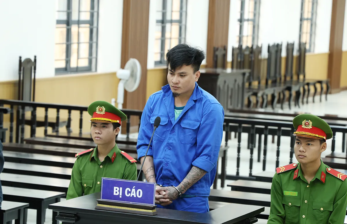 Vietnam! 2026.1 Cự cãi vì đụng con chó thanh niên dùng búa chém hai cha con 1 người chết2, Bắt giữ đối tượng vận chuyển 15 kg pháo hoa nổ trái phép, Bắt người đàn ông nhậu say đâm trọng thương thiếu tá công an, Cuồng ghen cô gái ở TPHCM sát hại người yêu, Tranh giành nơi neo đậu tàu một người bị đâm tử vong, Bắt đối tượng truy nã đặc biệt nguy hiểm Nguyễn Thị Thu Nga, Bắt nhân viên ngân hàng chiếm đoạt 1.3 tỷ đồng của khách thông qua thẻ tín dụng, Khởi tố 5 cán bộ y tế ở Hưng Yên giả mạo hồ sơ bệnh án, Khởi tố đường dây giết mổ tiêu thụ lợn bệnh ở Hưng Yên, Bắt đối tượng cắt khóa vào nhà dân trộm tiền vàng trị giá hơn 1.5 tỷ đồng, Khởi tố vụ án khởi tố bị can đối tượng tàng trữ trái phép vũ khí quân dụng, An Giang: Tiếp nhận 78 công dân Việt Nam do Campuchia trao trả, Khởi tố bắt tạm giam đối tượng hiếp dâm người dưới 16 tuổi, Công an Đà Nẵng nhanh chóng bắt giữ đối tượng trộm cắp tài sản giá trị lớn, Phòng Cảnh sát giao thông bắt quả tang vụ tàng trữ trái phép chất ma túy, Khởi tố 4 thanh niên vô cớ đánh đập làm nhục người đi đường, ‘Nữ quái’ 17 tuổi lập mưu bán 2 bé gái vào quán karaoke, Mâu thuẫn trong tranh chấp ranh đất người chết người lãnh 16 năm tù, Người đàn ông ở TPHCM tạt axit 4 cấp trên vì bị nhắc nhở, Triệt phá điểm đá gà qua mạng ở An Giang, Triệt phá đường dây thực phẩm chức năng giả doanh thu gần 1.800 tỷ đồng, Khởi tố đường dây mua bán người qua mạng xã hội, Hai anh em ruột cùng nhau đi trộm xe máy, Mua dâm xong dùng khăn siết cổ cướp tài sản “gái bán hoa”, Đường dây cá độ bóng đá qua mạng giao dịch 1.200 tỷ đồng tại Ninh Bình, 26 người vượt biên về Việt Nam sau khi rời các casino trung tâm lừa đảo, Khởi tố kẻ sát hại 2 phụ nữ ở Hưng Yên để cướp tài sản, Bắt đối tượng sang Campuchia móc nối tổ chức đường dây lừa đảo tiền ảo lừa nhiều người Việt1, Bắt giữ tàu cá chở dầu trái phép trên biển, Tiếp nhận đối tượng truy nã ra đầu thú, Giật mình với quy trình ‘phù phép’ thịt heo thành thịt nhím đà điểu và bắp dê Úc, Tạm giữ 2 đối tượng trộm điện thoại cửa hàng ở Vĩnh Long, Công an TPHCM bắt trùm buôn súng liên tỉnh, Vụ mại dâm tại hai khách sạn nổi tiếng Đà Nẵng: Đối tượng quản lý đầu thú, Xã Bế Văn Đàn (Cao Bằng): Bắt quả tang đối tượng sử dụng trái phép chất ma túy, Xét xử 100 bị cáo trong vụ làm giả hàng trăm nghìn phiếu kiểm nghiệm, Ập vào chung cư bắt quả tang Nguyễn Thị Huệ Trinh SN 2002 và 3 người khác, Nhóm thanh niên liều lĩnh trộm hàng loạt xe máy ở Đà Nẵng, Bắt 2 giám đốc 1 chủ cơ sở chuyên ‘phù phép’ thịt heo thành thịt nhím thịt nai bắp dê, Đinh Thị Lan bị đề nghị mức án 18-24 tháng tù, Hoà An (Cao Bằng): Bắt đối tượng đột nhập cửa hàng trộm tài sản, Đoạt mạng bạn trai trong cơn cuồng ghen, Biểu hiện bất thường trước khi bị bắt của Kiều Ngọc Anh – nghi phạm giết người ở Hưng Yên, Hưng Yên: Bắt “nữ quái” bị truy nã đặc biệt nguy hiểm trốn tại xã Như Quỳnh, Nghệ An: Công an xã Châu Bình bắt giữ đối tượng sản xuất buôn bán pháo nổ, Hà Nội phát lệnh truy tìm 7 đối tượng trong vụ tổ chức đánh bạc lớn, Triệt phá đường dây mua bán 25 tấn hóa mỹ phẩm giả trên mạng, Bắt giam 3 thanh niên tấn công nhóm người gần cầu Ba Son ở TPHCM, Bị cướp giật túi xách người đàn ông ngã xe tử vong ở Tây Ninh, Kẻ đấm nữ nhân viên cướp 2 điện thoại ở Nghệ An đã bị bắt, Công an vào cuộc vụ 2 nhóm người xô xát ở Nha Trang, Bắt “nữ quái” đột nhập nhà dân trộm vàng và sổ tiết kiệm, Hải An (Hải Phòng): Điều tra khám phá vụ trộm cắp tài sản tại siêu thị Winmart, Bắt tạm giam nữ giám đốc trung tâm thể thao Hà Tĩnh, 4 anh em ruột chuyên vào chùa trộm rùa đem bán ở TPHCM, Bắt “nữ quái” chuyên bán “ngựa hồng” làm rõ 3 đối tượng có liên quan, Quán karaoke thiết kế lối đi bí mật sang nhà nghỉ để tiện bán dâm, “Siêu trộm” chuyên đột nhập đám cưới trộm tiền ở Hưng Yên trộm đến vụ thứ 7 thì bị bắt, Tin pháp luật nổi bật 24h qua: Bắt Lê Phương Anh- đối tượng tổ chức sử dụng trái phép chất ma tuý, Tiếp cận bệnh nhân Bệnh viện 108 để lừa đảo, Công an phường Hố Nai – Kiểm danh kiểm diện đối tượng nghiện phát hiện tàng trữ trái phép chất ma túy, Công an phường Tây Nha Trang bắt quả tang một phụ nữ tàng trữ vận chuyển trái phép pháo nổ, Truy tìm đối tượng bịt mặt đập phá ô tô lúc rạng sáng tại Nghệ An, Bắt giữ hai tàu hút cát trái phép trên sông Lục Nam ở Bắc Ninh, Bắt chủ cơ sở sản xuất hơn 800 tấn mì tươi trộn hàn the phẩm màu tại TP.HCM, Xóa tụ điểm đá gà ở Tây Ninh tạm giữ 14 đối tượng thu gần 40 triệu đồng, Sơn Lâm (Nghệ An): Bắt giữ 2 vụ 4 đối tượng tàng trữ và tổ chức sử dụng trái phép ma túy, Truy nã Trịnh Thị Quỳnh vì tổ chức lao động trái phép ra nước ngoài, Bị tuyên án 13 năm tù người phụ nữ ở Giảng Võ Hà Nội bỏ trốn, Cảnh báo tệ nạn trên “chiếu bạc online” chơi thử một lần thành “con nghiện”, Gia Lai: Sau tiếng nổ lớn 2 phụ nữ tử vong, Bắt gọn đối tượng truy nã đặc biệt về tội cố ý gây thương tích ở Hà Nội, Diễn biến mới vụ 4 phạm nhân trốn khỏi trại giam ở An Giang, Bắt tạm giam chủ cửa hàng quần áo xâm hại bé gái 12 tuổi, Tạm giữ hình sự nữ nghi phạm giết người cướp tài sản2, Khởi tố 9 người liên quan tụ điểm cá độ đá gà ở Đồng Nai, Hơn 40 đối tượng hoạt động mại dâm tại 2 khách sạn nổi tiếng ở Đà Nẵng, Diễn biến bất ngờ vụ Được ‘Đất Bắc’ và Phong ‘Gia Lai’ đòi nợ thuê, Bắt 2 đối tượng mua bán ma túy gần trường học ở Thái Nguyên, Hải Phòng: Khởi tố 5 đối tượng tổ chức sử dụng ma túy, Người phụ nữ lừa tiền của dân trước cổng Viện KSND Tối cao TAND Tối cao, Truy nã cô gái trong vụ hỗn chiến trước quán karaoke ở TPHCM, Công an Đà Nẵng triệt phá đường dây đánh bạc quy mô lớn, Công an xã An Minh tạm giữ đối tượng đột nhập trường học trộm 23 thùng máy tính, Bắt đối tượng dùng súng khí nén bắn bạn nhậu tử vong do mâu thuẫn, Bắt 61 người trong đường dây kinh doanh khí cười tại các quán bar ở TPHCM, Bắt Công “Hàu” quản trị viên nhóm mạng xã hội “Phó Thường Dân”, Gia Lai: Dùng hộp điện để giấu ma túy 4 đối tượng sa lưới pháp luật, Bị YouTuber xúc phạm bà Nguyễn Phương Hằng yêu cầu bồi thường như thế nào, Đánh phụ nữ tại chung cư ở Hà Nội Đặng Chí Thành bị tuyên 6 tháng tù, Điều tra vụ đối tượng cầm dao lao vào quán cắt tóc tấn công 2 mẹ con, Viện kiểm sát Quân sự đề nghị phạt tù hai Thiếu tướng vì giao đất sai quy định cho Tập đoàn Phúc Sơn, Tạm giữ hình sự Bùi Thương Hiền sinh năm 1998, Gia Lai: Bắt 4 đối tượng tàng trữ mua bán trái phép trên 62 g ma túy, Tạm giam 6 đối tượng tạt sơn ném chất bẩn để đòi nợ, Triệt phá đường dây lừa đảo đánh bạc công nghệ cao 9.300 tỷ đồng, Đôi vợ chồng trẻ giả danh công an đe dọa cưỡng đoạt tài sản, Cựu Cục trưởng Trần Việt Nga phủ nhận đã “gây sức ép” để vòi tiền, Lời khai của kẻ sát hại em vợ ở Đắk Lắk, Dùng súng ‘giải quyết’ mâu thuẫn giúp bạn 6 thanh thiếu niên lãnh án tù, Vụ học viên tử vong sau 2 ngày nhập học tại Quảng Ninh: Khởi tố Giám đốc Trung tâm công tác xã hội Hải Hà, Hơn chục tỷ đồng tiền “lót tay” thông thầu khiến 2 cựu Giám đốc Ban QLDA vướng vòng lao lý, Tạm giữ người say rượu gây rối đập phá tài sản tại sân bay Cát Bi, Cảnh sát dẫn giải hai cựu Cục trưởng Cục An toàn thực phẩm đến tòa, TPHCM: Bắt nhanh 2 thanh niên dùng dao chém người do mâu thuẫn lúc ăn nhậu, Khởi tố 2 kẻ gây ra loạt vụ trộm ở Tây Ninh, Đối tượng trộm cắp tài sản ra đầu thú sau hơn 6 tháng lẩn trốn, Vén màn đường dây giả danh “cò lúa” lừa đảo nạn nhân hơn 3.3 tỷ đồng, Khởi tố 21 đối tượng vận chuyển buôn bán thuốc lá nhập lậu, Tin pháp luật nổi bật 24h qua: Nguyễn Tùng Phến bị bắt, Bị gọi là “hai con lợn” người đàn ông liền mất kiểm soát, Bắt khẩn cấp đối tượng hành hung thiếu nữ tại quán cà phê ở phường Long Trường, Điều tra nhóm đối tượng nhận tiền cọc chạy quảng cáo cho chủ shop trên Fanpage chiếm đoạt tiền tỷ, Hai “mắt xích” then chốt trong đường dây liên quan “hiệp sĩ” Nguyễn Thanh Hải, Tạm giữ hình sự cai thầu trả lương cho công nhân bằng ma túy, Khởi tố đối tượng mua bán trái phép chất ma túy, Đưa người sang đảo Jeju Hàn Quốc lao động trái phép nhóm đối tượng bị khởi tố, Thủ đoạn moi tiền của kẻ mang danh “hiệp sĩ” giải cứu người ở Campuchia, “Vén màn” TikToker Huỳnh Cao Cường: Trục lợi từ sự tuyệt vọng của nạn nhân, Công an phường Rạch Giá bắt quả tang đối tượng vận chuyển 1.490 gói thuốc lá điếu nhập lậu, “Hotgirl” Lê Thị Mai Hoa bị bắt trong đường dây ma túy ở Tuyên Quang