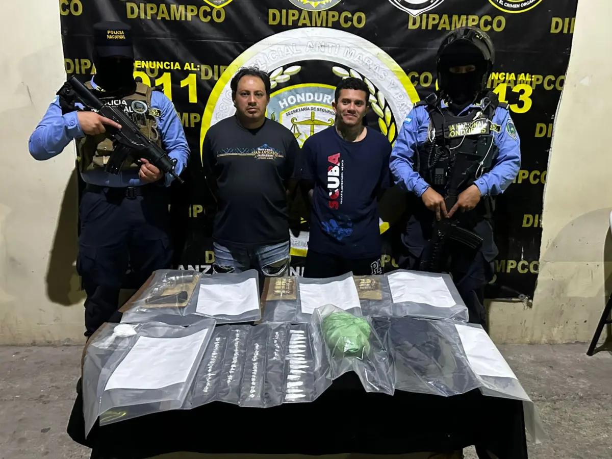 Honduras! 2026 Violencia en el occidente: matan a padre e hijo dentro de una bodega de café, Nuevo giro en caso Patrick: fiscalía revela detalles y destino de secuestradores, Detienen a cabecillas de “El Combo que no se deja”, Abuelo y nieto pierden la vida en accidente vial en la CA-5, Apresan a alias “El Manchas” y “El Negro” por tráfico de drogas, Capturan a hombre en posesión de 19 kilos de cocaína en Gracias a Dios, Pese a tener pruebas juez deja libre a presunto extorsionador denuncia Dipampco, Matan a dos mujeres una era hermana de un supuesto cabecilla de la 18, Arrestan a “Lágrima” de la Mara Salvatrucha, Caen peligrosos sicarios de banda “Los Arturo”, Remiten al MP a pareja de la banda «Los Peludos, Gladis Aurora López diputada de Honduras es atacada con explosivo al interior del Congreso, ‘Una niña feliz’: Así era Abi joven hallada sin vida en su vivienda en Choloma, Redada de pandilleros por distribuir drogas, DIPAMPCO captura a dos presuntos integrantes de la Pandilla 18 con droga en Comayagüela, Capturan a Tomás Orellana Natarén acusado de violación calificada de una menor en Santa Cruz de Yojoa, DPI detiene a presunto asesino de conductor de la Ruta 1 en San Pedro Sula, FESCCO logra condena contra hermanos que planificaban secuestro en el occidente del país