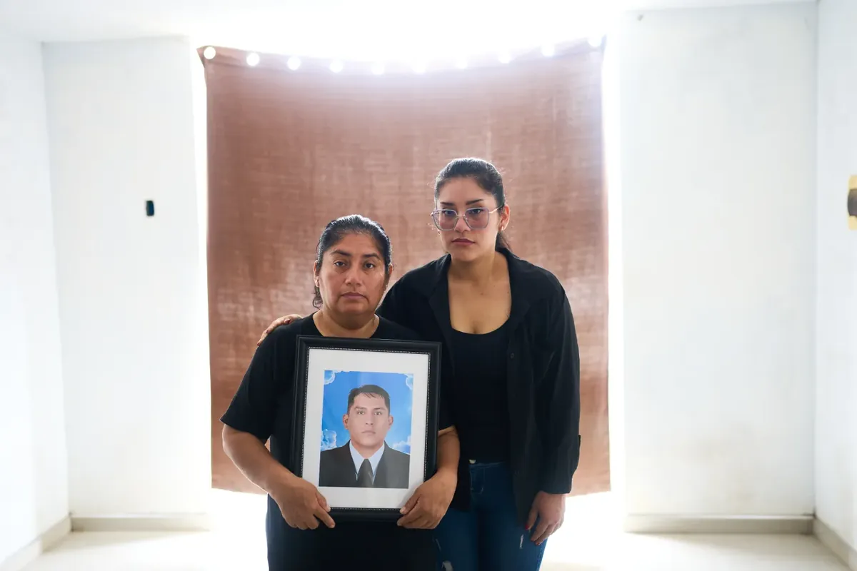 Peru! 2026 ¡Brutal asesinato en Huaraz! Hombre es apuñalado presuntamente por su pareja tras fuerte discusión, ¡Horror en La Victoria! Mujer es hallada muerta en hotel y detienen a presunto responsable: “Se golpeó la cabeza”, El 23 de junio será la apelación del crimen de la pediatra en Piura, Prisión efectiva de 4 años y 6 meses para mujer que atropelló y mató a vigilante en Trujillo, Un hombre es asesinado apuñalado en medio de la Av. Garcilaso de la Vega en el Cercado de Lima, Cae presunto delincuente tras intensa persecución por varias avenidas de La Molina, Nadeska Widausky: Así fue la detención de la modelo en manos de la Interpol y buscada por Bélgica, Fear shadows Peru’s runoff vote as extortion and killings surge nationwide, Crisis en Pataz: Fiscal advierte que investigación de matanza minera peligra por falta de recursos, Capturan a ‘Los Sangre Fría del Sur’ banda modificaba vehículos robados para sicariato y extorsión, Huacho: seis asesinatos en menos de doce horas alarman a la población, Inicio de año sangriento en Lima: más de 10 asesinatos el último fin de semana y en el 2025 se batió récord de homicidios, Estado de emergencia: PNP desarticula red de trata de personas y rescata a víctimas en SJL, Cae sicario en San Martín de Porres: lo acusan de asesinato y otros crímenes
