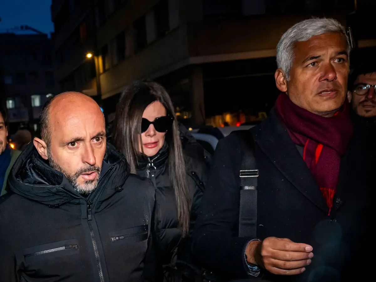 Switzerland! 2026 «Ich verkroch mich in eine Ecke und wartete auf das Ende», In der Bar «Le Constellation» im Walliser Skiort Crans-Montana ist es in der Neujahrsnacht zu einem verheerenden Brand gekommen. 40 Personen kamen ums Leben, Raubüberfall bei Post: Mann bedroht Personal mit Waffe, Richter verurteilt Sanija Ameti – danach inszeniert sie ihren politischen Tod, Letzte Kontrolle vor 17 Jahren: Neue Liste zeigt Versäumnisse, Kellnerin Behörden Baumarktmitarbeiter: Bei wem das Ehepaar Moretti die Schuld sieht, Crans-Montana: Gericht stellt Bar-Betreiber Ende der Untersuchungshaft in Aussicht, Der Besitzer der Bar «Le Constellation» sitzt nun in Untersuchungshaft, «Es ist eine Tragödie was hier passiert ist. Es ist zu viel für mich», «Eines der dramatischsten Ereignisse in der Geschichte des Landes», Inferno in Crans-Montana VS – Chronologie einer Katastrophe. «Frau auf Schulter einer anderen schwenkte Wunderkerzen»