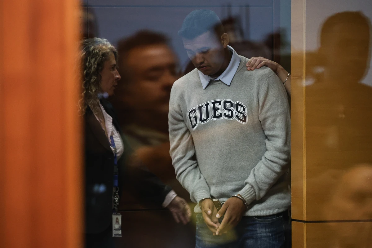 Chile! 2026 Mantienen prisión preventiva para hijo de Julia Chuñil acusado de parricidio y otros delitos, Condenan a “Lucho Plátano” a cadena perpetua por crimen de funcionario PDI: suman 61 años de cárcel por otros delitos, Corte de San Miguel ordena término de cumplimiento de pena por enajenación mental sobreviniente de condenado por delitos de lesa humanidad, Limarí concentra más de 3.700 delitos en lo que va de 2026, La Araucanía: detienen a prófugo clave por el homicidio del cabo Eugenio Naín tras años de búsqueda, Detienen a tío de Francisca Millahual como principal sospechoso de femicidio en Temuco, Asesino de Ámbar Cornejo recibe nueva condena tras ser declarado culpable de doble homicidio, Abogado Claudio Valdivia explica las posibilidades de que Nicolás Zepeda sea extraditado a Chile, Quién es Adriana Rivas la exagente de la DINA que será juzgada en Chile tras décadas en Australia, Venezuela pide ayuda a Chile en investigación por terrorismo contra “Los negritos de San Vicente”, Golpe a la CAM: condenan a siete integrantes por ataque incendiario coordinado por Rafael Pichún, No asistió al trabajo fueron a buscarla a su casa y la encontraron muerta: Investigan crimen de educadora de párvulos en Florida, Carabineros del OS7 Arica incauta más de 23 kilos de droga en la Ruta 11-CH, Cientos de cadáveres acumulados en la morgue tuberculosis y una mudanza inconclusa: el difícil inicio de año del Servicio Médico Legal, Detienen a tres personas tras amenazas con arma hechiza en Parral, Hijo de empresario de Paillaco sufre violento robo: lo obligaron a transferir dinero, Policías entregan detalles de brutal ataque a mujer en Valdivia, Por extorsión a más de 30 empresas en San Vicente-Aragua fueron detenidos tres hombres, Megaoperativo en 5 regiones para capturar banda china: estafó 400 personas y defraudó 188 mil millones, Casi 3 mil prófugos fueron detenidos en la Provincia del Elqui durante 2025, Tras crimen de “narco reina”: ¿Quiénes son las mujeres que se disputaban el territorio en Peñaflor