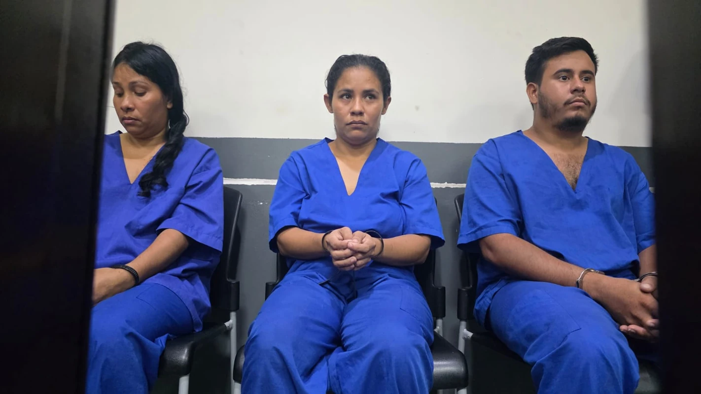 Nicaragua! 2026 Por negarle C$100 atacó a su víctima con un puñal, Imponen 30 años para sujeto que estranguló a mujer y escondió su cuerpo en Telica, Programan audiencia inicial para mujer acusada de robo en ferretería capitalina, Dictan dos años y medio de prisión a conductor que causó muerte de mujer en Jalapa, EE.UU. acelera deportaciones a Nicaragua: 51 vuelos en cinco meses de 2026, Inseguridad en Nicaragua se dispara: 83% de ciudadanos percibe más delincuencia y robos encabezan la lista, Cinco procesados por robar un celular en el barrio Martha Quezada, Culpables tras crimen en Mozonte que cobró la vida de un joven, Piden 5 años a hombre por vender marihuana en Santa Elena, Trabajadora despedida por atender clienta mientras almorzaba: el caso que divide a Nicaragua en redes, Solicitan 6 años de prisión para asaltantes de Villa El Carmen, Tres personas son acusadas de obstruir funciones y agredir a oficiales, Capturan a un delincuente en la colonia 14 de Septiembre de Managua. Otro logró escapar, Maestra de preescolar fallece después de ser atacada a machetazos, Caponero enfrenta la justicia por haber macheteado a hombre en el barrio Cuba, Capturan a acusado de sustraer dinero en efectivo de farmacia de Managua