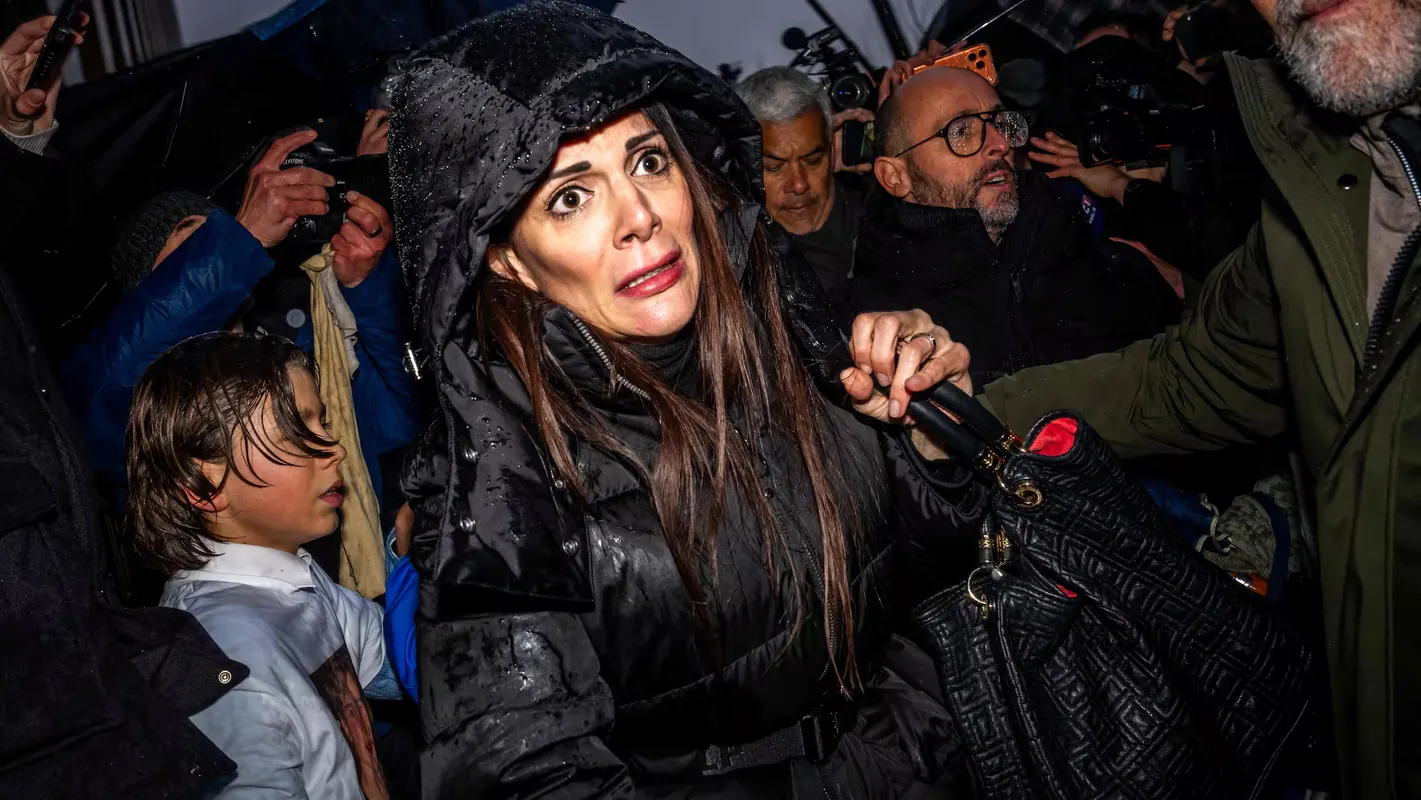 Switzerland! 2026 Geheimes Konto von Jessica Moretti aufgetaucht, La belle-mère restera en prison. Le Tribunal fédéral a confirmé le rejet de la demande de révision du procès de l’assassinat de Vuadens, «Son nombril est son seul organe vital». Le Ministère public fribourgeois requiert sept ans de prison contre un beau-père abuseur, Il avait violenté sa compagne durant dix mois. La justice fribourgeoise fait passer un conjoint violent à la caisse, Callboy Kevin: «Meine jüngste Kundin ist 22 die älteste 87», Einbruchswelle über Pfingsten: Rund ein Dutzend Fälle im Kanton St.Gallen gemeldet, Einbruchsserie im Kanton St.Gallen – Polizei nimmt Verdächtigen fest, Dottikon AG: Sprayer flüchten vor Polizei – drei Männer festgenommen, «Gotta catch ’em all» – Schweizer schmuggelt 900 Pokémon-Karten, Schwarzarbeit: Sexarbeiterin (58) festgenommen und verurteilt, La défense de Pascal Jaussi est passée à l’attaque. Les avocats de l’ex-patron de S3 font le procès de la procédure, «Der zuständige Psychiater hat keine Informationen über Vorstrafen», Spuren der Radikalisierung von Nesip Dedeler (31) führen in die Türkei, Mario Fehrs Sonderkommission hatte Täter auf dem Radar, Vater spricht über mutmasslichen Täter von Winterthur: «Er ist psychisch krank», Angreifer war Polizei bekannt – Fehr spricht von «Terrorakt», Anschlag von Winterthur: Zwischen Jihad und Wahn, Swiss ‘terrorist’ who shouted ‘Allahu Akbar’ before train station stabbing ‘needs help’, «Ich verkroch mich in eine Ecke und wartete auf das Ende», In der Bar «Le Constellation» im Walliser Skiort Crans-Montana ist es in der Neujahrsnacht zu einem verheerenden Brand gekommen. 40 Personen kamen ums Leben, Raubüberfall bei Post: Mann bedroht Personal mit Waffe, Richter verurteilt Sanija Ameti – danach inszeniert sie ihren politischen Tod, Letzte Kontrolle vor 17 Jahren: Neue Liste zeigt Versäumnisse, Kellnerin Behörden Baumarktmitarbeiter: Bei wem das Ehepaar Moretti die Schuld sieht, Crans-Montana: Gericht stellt Bar-Betreiber Ende der Untersuchungshaft in Aussicht, Der Besitzer der Bar «Le Constellation» sitzt nun in Untersuchungshaft, «Es ist eine Tragödie was hier passiert ist. Es ist zu viel für mich», «Eines der dramatischsten Ereignisse in der Geschichte des Landes», Inferno in Crans-Montana VS – Chronologie einer Katastrophe. «Frau auf Schulter einer anderen schwenkte Wunderkerzen»