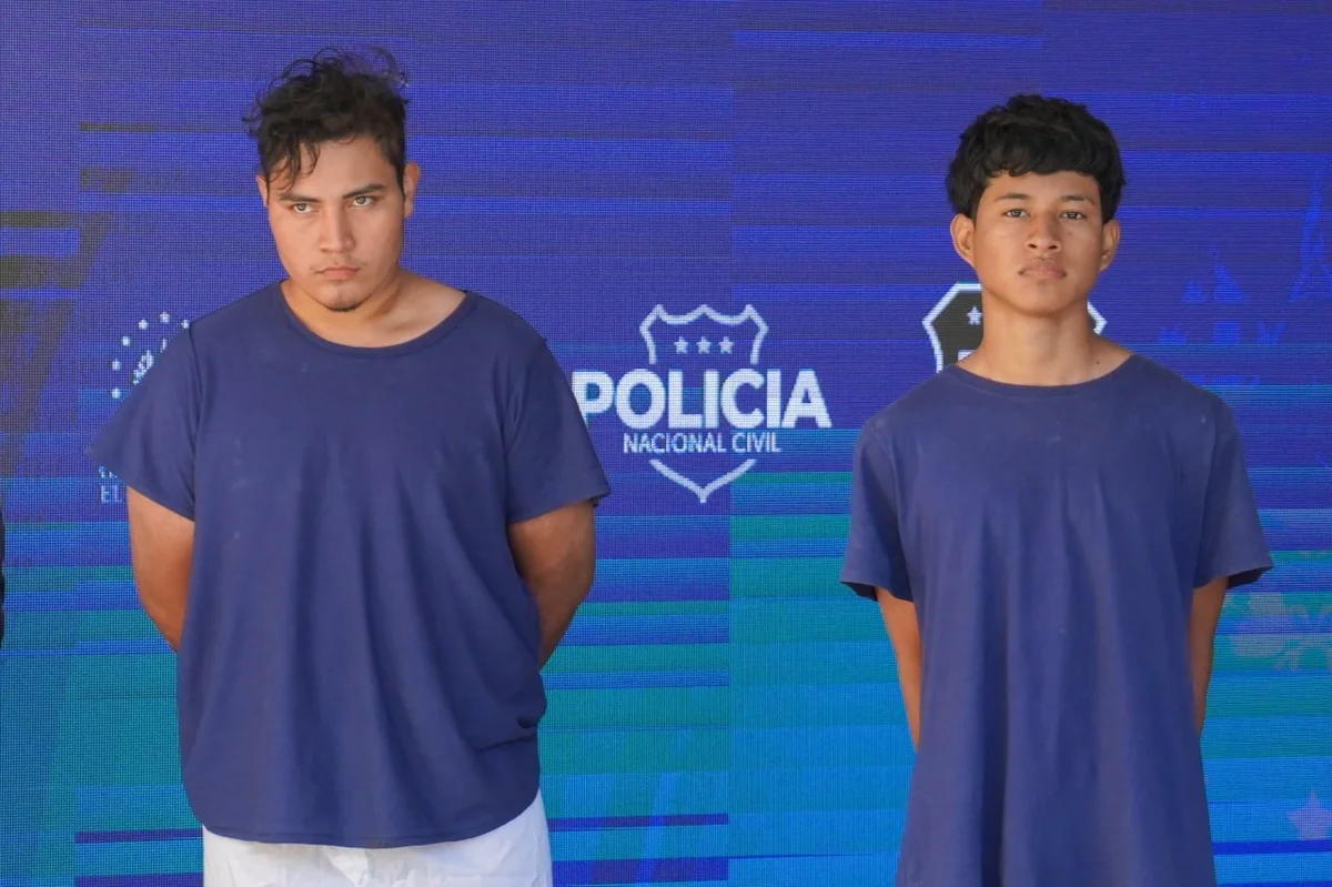 Salvador! 2026 El imputado que se encontraba prófugo en el caso de la estructura dedicada al hurto y desmantelamiento de motocicletas se entregó este día, La Fiscalía en coordinación con PNC ejecutó operativo para desarticular una estructura delincuencial dedicada a la distribución de drogas en el oriente del país, Esta tarde el Fiscal General brindó declaraciones sobre una estructura criminal dedicada al hurto de motocicletas desmantelamiento y comercialización ilegal de sus piezas, Durante la madrugada la FGR en coordinación con PNC hicieron efectiva la captura de 17 personas vinculadas en diversos delitos cometidos en el distrito de Apopa, La Fiscalía logró que Juan Lucio Guzmán Colocho sea condenado a 25 años de prisión por el delito de robo agravado, Estos dos sujetos procesados por tráfico ilícito seguirán en prisión provisional mientras continúan las investigaciones, Durante la madrugada la Fiscalía en coordinación con PNC capturaron a siete personas acusadas de desfalcar a una institución financiera de la zona oriental, La FGR ha logrado una primera condena contra Moris Alexander Bercián Manchón por movilizar ilegalmente $652085.93, Los fiscales presentaron pruebas documentales periciales y testimoniales, la Fiscalía General de la República (FGR) recibió a Quijano de parte de las autoridades de Estados Unidos de América (EUA) e inmediatamente se le notificó formalmente su condena por los delitos de agrupaciones ilícitas y fraude electoral, Efectividad policial permite la captura inmediata de sujeto que acabó con la vida de otro en San Salvador, Capturan a miembros de una misma familia por protagonizar disturbios en un balneario de San Miguel