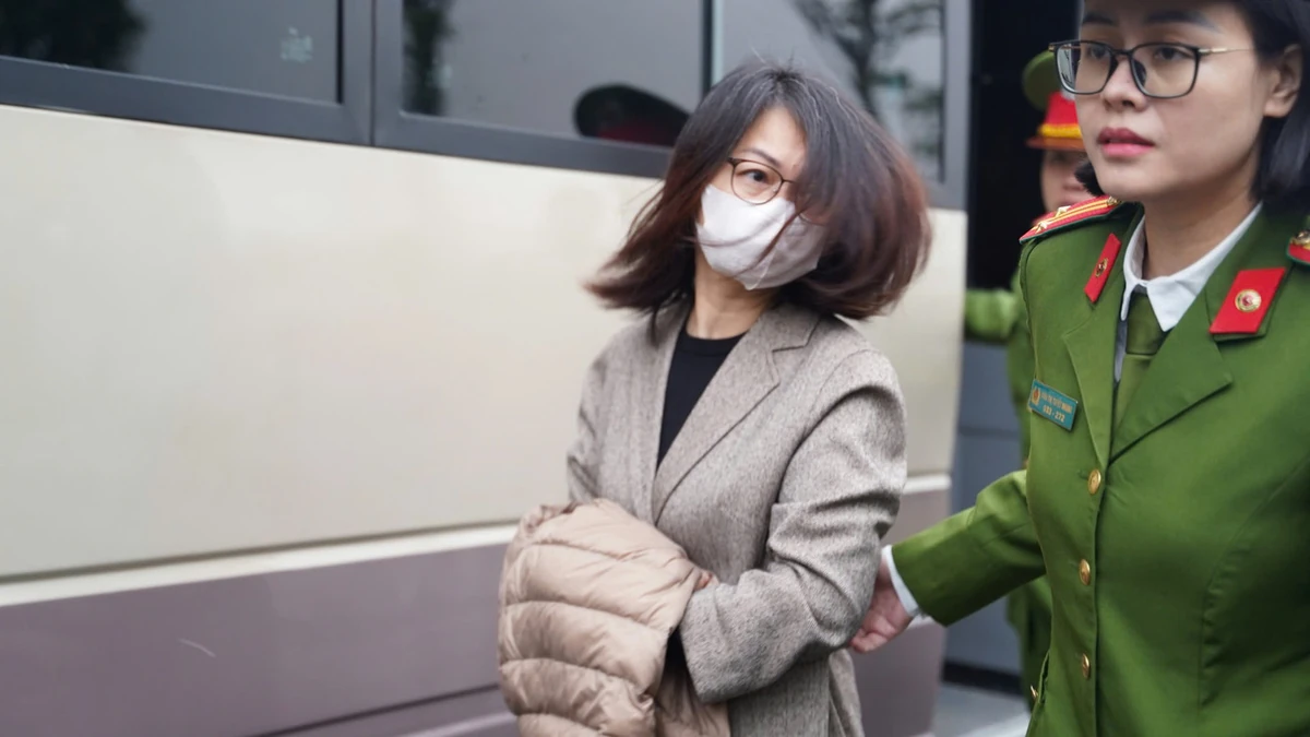 Vietnam! 2026.1 Cảnh sát dẫn giải hai cựu Cục trưởng Cục An toàn thực phẩm đến tòa, TPHCM: Bắt nhanh 2 thanh niên dùng dao chém người do mâu thuẫn lúc ăn nhậu, Khởi tố 2 kẻ gây ra loạt vụ trộm ở Tây Ninh, Đối tượng trộm cắp tài sản ra đầu thú sau hơn 6 tháng lẩn trốn, Vén màn đường dây giả danh “cò lúa” lừa đảo nạn nhân hơn 3.3 tỷ đồng, Khởi tố 21 đối tượng vận chuyển buôn bán thuốc lá nhập lậu, Tin pháp luật nổi bật 24h qua: Nguyễn Tùng Phến bị bắt, Bị gọi là “hai con lợn” người đàn ông liền mất kiểm soát, Bắt khẩn cấp đối tượng hành hung thiếu nữ tại quán cà phê ở phường Long Trường, Điều tra nhóm đối tượng nhận tiền cọc chạy quảng cáo cho chủ shop trên Fanpage chiếm đoạt tiền tỷ, Hai “mắt xích” then chốt trong đường dây liên quan “hiệp sĩ” Nguyễn Thanh Hải, Tạm giữ hình sự cai thầu trả lương cho công nhân bằng ma túy, Khởi tố đối tượng mua bán trái phép chất ma túy, Đưa người sang đảo Jeju Hàn Quốc lao động trái phép nhóm đối tượng bị khởi tố, Thủ đoạn moi tiền của kẻ mang danh “hiệp sĩ” giải cứu người ở Campuchia, “Vén màn” TikToker Huỳnh Cao Cường: Trục lợi từ sự tuyệt vọng của nạn nhân, Công an phường Rạch Giá bắt quả tang đối tượng vận chuyển 1.490 gói thuốc lá điếu nhập lậu, “Hotgirl” Lê Thị Mai Hoa bị bắt trong đường dây ma túy ở Tuyên Quang