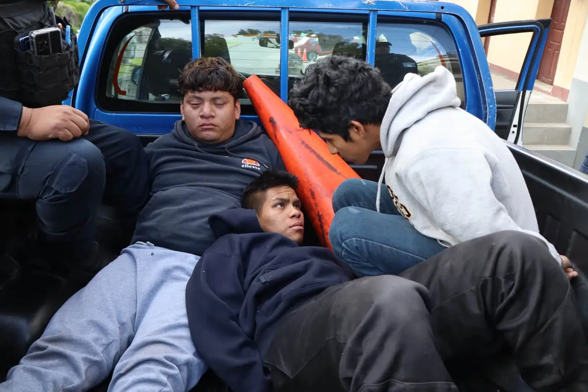 Guatemala! 2026 Suman 985 los detenidos por delitos de extorsión en 2026, Guatemala suma 30 capturas con orden de extradición en 2026, Dos integrantes de la mara 18 capturados en operativo contra las extorsiones en Santa Rosa, Tras ataque en Puerto Barrios, Lobos Grill capturan a 5 y confiscan arsenal, Allanan Guarida de Presuntos asaltantes y extorsionistas en Chiquimula hay dos capturados, Una disputa por postes de luz desató agresiones captura y desinformación en Chajul Quiché, Una generación quemó buses para desafiar al poder la de ahora parece indiferente y le cuesta organizarse, Guatemala races to save 60000 case files of testimony about abuses during armed conflict, PNC evita atentado contra transporte público en Xela, Guatemala ends emergency powers after a monthlong crackdown sparked by 10 police killings, Incautan droga valorada en Q20 mil durante operativo de Plan Centinela en Escuintla, En última semana de estado de sitio PNC captura a casi 1000 personas, Como parte de la Operación Centinela la Policía Nacional Civil capturó a un presunto distribuidor de droga en el kilómetro 35 de la antigua ruta de Palín Escuintla, Terroristas abatidos por PNC, Sin cárcel de máxima seguridad reos peligrosos terminan encerrados en furgones,Agentes antinarcóticos localizan otros dos contenedores con cocaína en Puerto Quetzal, La PNC libera a hombre que permanecía secuestrado en la zona 6 de Mixco, PNC retoma el control de la cárcel Renovación I, Capturan a terroristas y sicarios del barrio 18 responsables de ataque armado hoy, Nueve policías asesinados y se cuestiona la acción del MP, Autoridades reportan 7 agentes fallecidos y 10 heridos en ataques, Inmates in 3 Guatemalan prisons hold dozens of guards hostage, Dos terroristas de la mara 18 con pistola ilegal y municiones, PNC recaptura a peligroso sicario de la terrorista mara “18”, Capturados supuestos saqueadores de comercio, Sicarios terroristas del barrio 18 capturados por ataque armado donde fallecieron dos rivales terroristas de la mara salvatrucha, Capturan a presunto distribuidor de drogas que portaba más de 100 bolsas con piedras de crack en Escuintla, Capturan a hombre sospechoso del crimen contra su esposa e hija en Siquinalá, Tenía arresto domiciliario por extorsión y fue capturada en Amatitlán, Terroristas del barrio 18 capturados por herir de bala a dos hombres