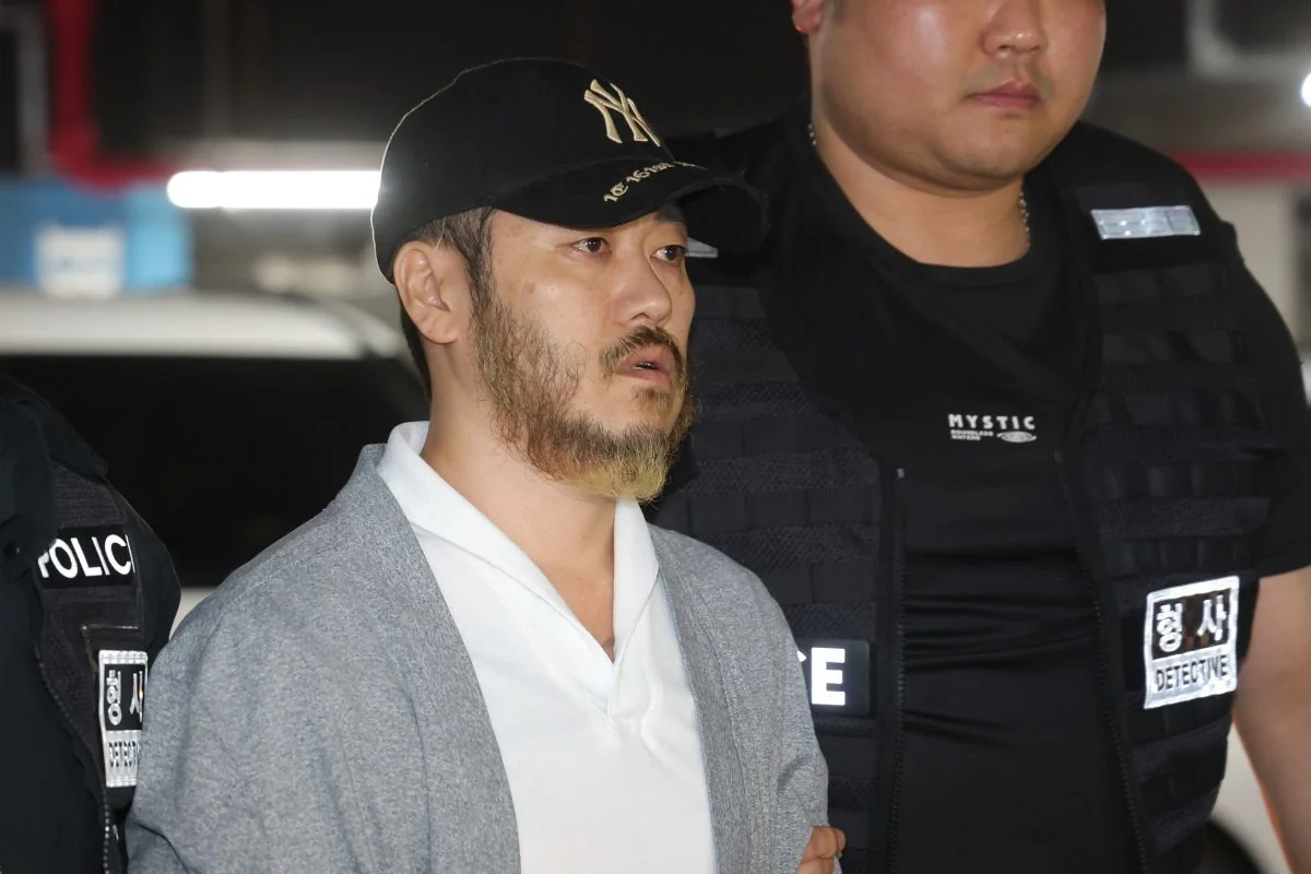 Korea! 2026 “내 강아지 왜 괴롭혀” 前직장동료에 흉기 휘두른 中국적자 징역 7년, ‘캐리어 시신’ 사건 딸 지키려던 엄마의 비극적 죽음이었다, 호남대 편입 中유학생 110여명 가짜 학위 제출로 강제출국, 뉴스 돋보기｜세 살 딸 사망 뒤에도 ‘위기 신호’ 9차례…아동보호 시스템 또 뚫렸다, 강북 모텔 연쇄살인 피의자 ‘사이코패스 판정’…여성형 범죄 패턴과 범행 동기 주목, “동남아 마약왕 박왕열 국내 송환…‘도피·살인·유통’ 전모 한국 법정서 가려진다”, ‘필리핀 마약왕’ 박왕열 구속 기소…옥중 지시로 국내 밀수·유통 정황 드러나, 조카 손잡고 국내 유통한 ‘마약왕’ 박왕열…내일 검찰 송치, ‘마약왕’ 박왕열 사건 마약합수본 이송…8개 기관 공조, ‘국헌문란·폭동’ 尹 무기징역…사형 구형 특검 ‘아쉬움'[박지환의 뉴스톡], 尹 사형 아닌 무기징역 왜?…“치밀한 계획 없었고 물리력 자제”, 윤석열 무기징역 선고…재판부 “내란 우두머리죄 성립”, 같은 ‘내란 우두머리’ 혐의…전두환 사형·윤석열은 무기징역, “수면제랑 술 먹으면 죽나?”…모텔 연쇄살인 20대女 챗GPT에 물었다, 강선우 체포동의안 국회 보고…설연휴 뒤 본회의 표결, ‘스캠 조직’ 캄보디아 송환자들 1명 빼고 모두 구속영장 청구, 사형 구형되자 ‘헛웃음’ 지은 尹…“망국적 패악 견제해달라는 호소”, 尹 “바보가 어떻게 친위 쿠데타를 하나”…사과 없이 일방주장 되풀이, 도피논란 김경 내주 월요일 12일만에 귀국…’1억 전달’ 자술서(종합), 사형이냐 무기징역이냐…尹 검은 정장 입고 결심공판 출석