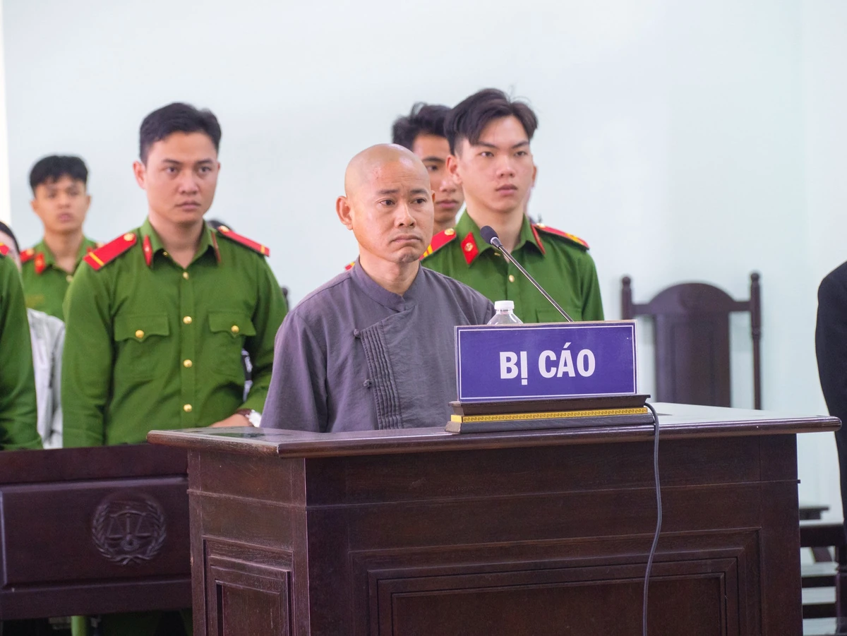 Vietnam! 2026.2 Thủ đoạn trốn thuế hàng trăm tỷ đồng của chủ doanh nghiệp hối lộ cựu Thứ trưởng Hoàng Văn Thắng, Nguyên Giám đốc Công ty Cà phê Ia Châm lãnh án 5 năm tù, Bắt giữ “nữ quái” lừa đảo bị truy nã tại Hà Nội, Trộm xe máy ở bệnh viện gần một năm sau mới bị bắt, Tài “Đen” dành 3 tháng nung nấu kịch bản tẩu thoát sau khi cướp ngân hàng, Lời khai của Á khôi Bùi Thị Phương Linh SN 2004 vừa bị bắt, Á khôi cuộc thi sắc đẹp điều hành đường dây bán dâm, Bịa chuyện bắt cóc trẻ em để kêu gọi từ thiện lừa đảo hàng trăm người, Trả hồ sơ điều tra bổ sung vụ 4 bị cáo truy sát chủ trang trại ở Đồng Nai, Bắt quả tang phát hiện “bí mật” của Quách Thị Tú Trinh tại phòng trọ, Công an Tp.Cần Thơ: Bắt giữ 3 đối tượng bị truy nã, Triệt phá đường dây ma túy núp bóng pod vape: Hiểm họa mới rình rập giới trẻ, 3 người tái nghiện bị Công an xã Đông Thạnh khởi tố bắt tạm giam, Khánh Hòa: Phát hiện hơn 10 tấn thịt gà không rõ nguồn gốc, Tên trộm ‘sa lưới’ sau 10 giờ gây án, VKSND tỉnh Gia Lai thực hành quyền công tố tại phiên tòa xét xử sơ thẩm đối với 2 bị cáo về tội phạm ma túy, Nói dối có quốc tịch Mỹ lừa tiền của một phụ nữ ở Hải Phòng, Không chuyển trại giam nếu án dưới 3 tháng theo quy định mới, Thanh niên 20 tuổi cầm đầu đường dây mua bán người qua Campuchia, Mức án cho Hà Thị Lai Hạ – người vợ trẻ đâm chồng tử vong ở Phú Thọ