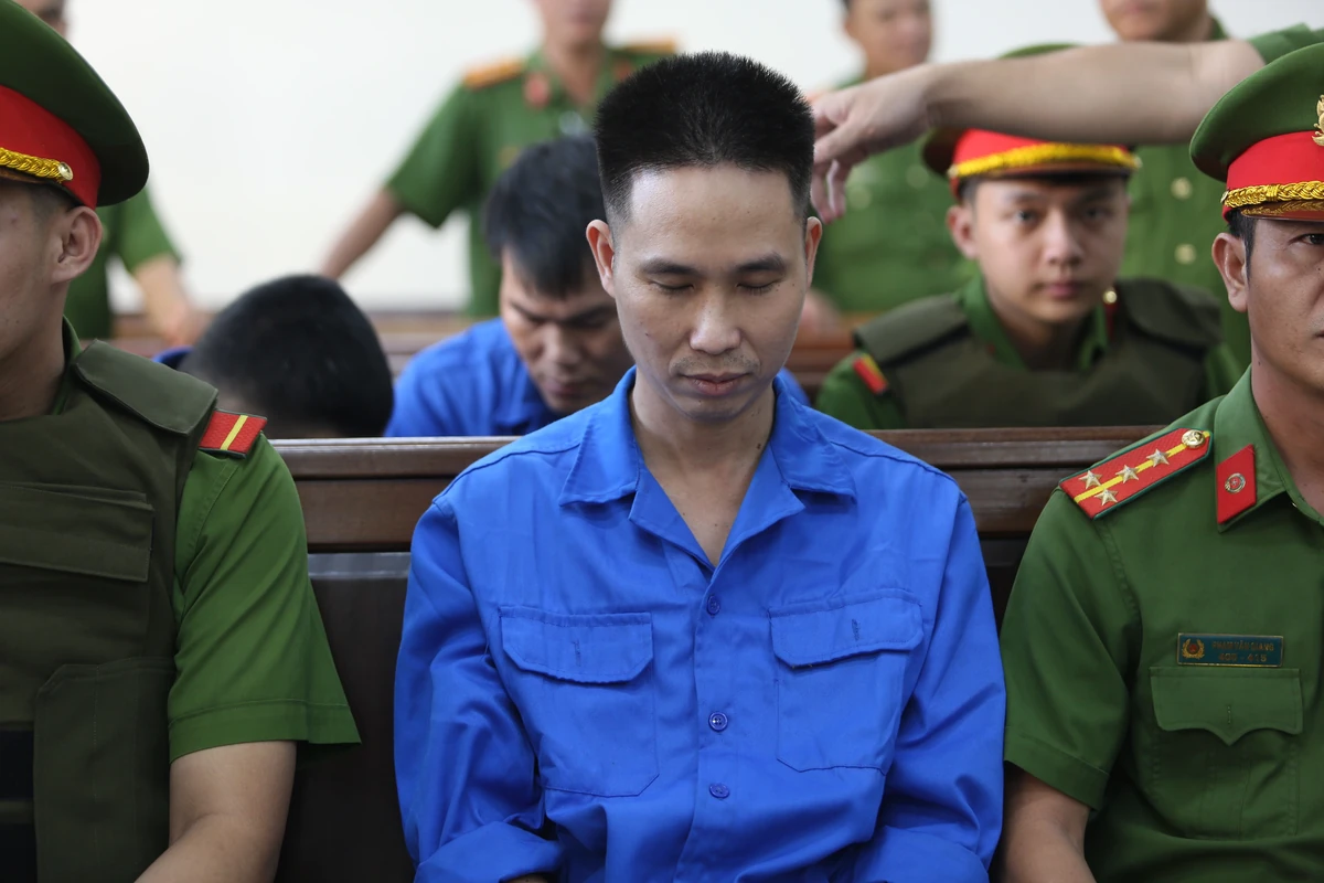 Vietnam! 2026.2 Gia Lai: Vận động đối tượng truy nã đặc biệt nguy hiểm ra đầu thú, Gia Lai: Nam sinh 15 tuổi tử vong sau khi bị nhóm thiếu niên hành hung, Triệt phá đường dây mua bán trái phép chất ma túy liên tỉnh bắt giữ 5 đối tượng, Bắt 3 đối tượng từ An Giang lên Tp.HCM tạt sơn vào nhà dân để “khủng bố”, Kẻ bắn 3 nạn nhân ở Đồng Nai: Chơi xe chán bị cáo mua súng săn người, Công an xã Đông Thạnh TPHCM bắt nhóm chuyên trộm cắp mèo trong đó có nhiều con mèo cảnh đắt tiền, Cận Tết đổi tiền mới lì xì: Coi chừng “tiền mất tật mang”, Đường đi của rong biển “đội lốt hàng Việt” từ kho Dana Food ra thị trường, Khởi tố 9 thanh thiếu niên trong vụ cướp chém người ở Châu Đốc4, Công an TPHCM: Bắt 3 đối tượng bỏ trốn trong giai đoạn thi hành án bị truy nã, Bắt đối tượng truy nã về hành vi lừa đảo chiếm đoạt tài sản, Phát hiện xử lý cơ sở sản xuất buôn bán cà phê bột giả tại An Giang, Xác minh vụ nhóm người hành hung học sinh dã man ở Hóc Môn, Cần Thơ: Lập công ty Ba Con Sư Tử để làm phân bón giả, Bốn án tù chung thân dành cho nhóm quản lý đường dây lừa đảo tại Campuchia, Thủ đoạn trốn thuế hàng trăm tỷ đồng của chủ doanh nghiệp hối lộ cựu Thứ trưởng Hoàng Văn Thắng, Nguyên Giám đốc Công ty Cà phê Ia Châm lãnh án 5 năm tù, Bắt giữ “nữ quái” lừa đảo bị truy nã tại Hà Nội, Trộm xe máy ở bệnh viện gần một năm sau mới bị bắt, Tài “Đen” dành 3 tháng nung nấu kịch bản tẩu thoát sau khi cướp ngân hàng, Lời khai của Á khôi Bùi Thị Phương Linh SN 2004 vừa bị bắt, Á khôi cuộc thi sắc đẹp điều hành đường dây bán dâm, Bịa chuyện bắt cóc trẻ em để kêu gọi từ thiện lừa đảo hàng trăm người, Trả hồ sơ điều tra bổ sung vụ 4 bị cáo truy sát chủ trang trại ở Đồng Nai, Bắt quả tang phát hiện “bí mật” của Quách Thị Tú Trinh tại phòng trọ, Công an Tp.Cần Thơ: Bắt giữ 3 đối tượng bị truy nã, Triệt phá đường dây ma túy núp bóng pod vape: Hiểm họa mới rình rập giới trẻ, 3 người tái nghiện bị Công an xã Đông Thạnh khởi tố bắt tạm giam, Khánh Hòa: Phát hiện hơn 10 tấn thịt gà không rõ nguồn gốc, Tên trộm ‘sa lưới’ sau 10 giờ gây án, VKSND tỉnh Gia Lai thực hành quyền công tố tại phiên tòa xét xử sơ thẩm đối với 2 bị cáo về tội phạm ma túy, Nói dối có quốc tịch Mỹ lừa tiền của một phụ nữ ở Hải Phòng, Không chuyển trại giam nếu án dưới 3 tháng theo quy định mới, Thanh niên 20 tuổi cầm đầu đường dây mua bán người qua Campuchia, Mức án cho Hà Thị Lai Hạ – người vợ trẻ đâm chồng tử vong ở Phú Thọ