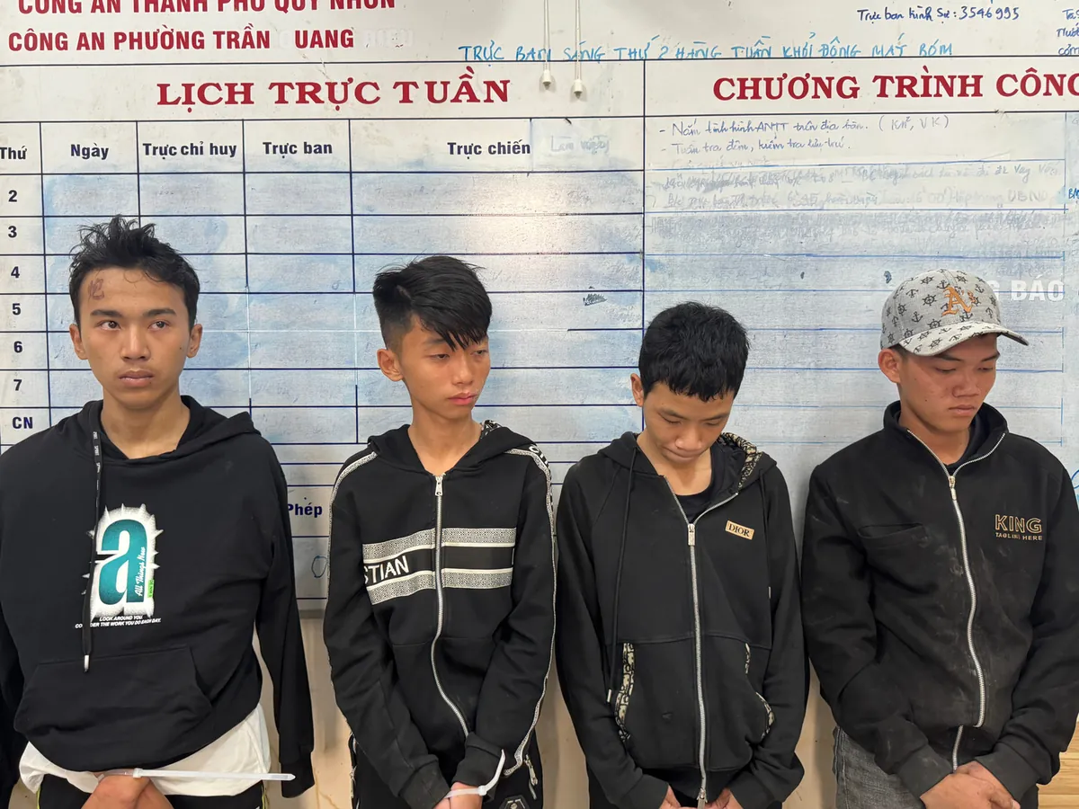 Vietnam! 2026.2 Nam thanh niên giả vờ hỏi đường để cướp iPhone, Khám xét Công ty cổ phần dược BMP bắt Chủ tịch HĐQT Nguyễn Thị Hải Yến SN 1980, Bắt tạm giam đối tượng xâm hại bé trai 10 tuổi ở An Giang, Phát hiện “bí mật” giấu trong túi quần của Phạm Thị Ngọc Mai SN 1987, Bắt Trần Văn Trường 17 tuổi, Công an phường Quy Nhơn Bắc điều tra làm rõ nhóm thiếu niên trộm 12 xe máy xe điện, Cuộc tình chắp vá và cái giá ghen tuông bằng sinh mạng, Bắt khẩn cấp tài xế xe Bentley đuổi đánh người ở TPHCM, Vào tiệm vàng cướp giật rồi bán lấy tiền mua ma túy ở TPHCM, Khởi tố cô gái chủ tài khoản Facebook tại Đà Nẵng, Bắt đối tượng giả danh công an lừa đảo chiếm đoạt hơn 100 triệu đồng, 4.548 bị hại trong vụ án Alibaba đã được chi trả 812,8 tỉ đồng1, Cảnh sát ngăn chặn hàng chục tấn lợn bệnh sắp tuồn ra thị trường Tết, Vì sao chưa xét xử vợ chồng ông chủ công ty đậu phộng Tân Tân, Chiếm đoạt hơn 11 tỷ đồng rồi trốn truy nã ở nước ngoài 15 năm, Nhóm người mang quan tài diễu phố trước chợ Bến Thành lãnh án, Gia Lai: Vận động đối tượng truy nã đặc biệt nguy hiểm ra đầu thú, Gia Lai: Nam sinh 15 tuổi tử vong sau khi bị nhóm thiếu niên hành hung, Triệt phá đường dây mua bán trái phép chất ma túy liên tỉnh bắt giữ 5 đối tượng, Bắt 3 đối tượng từ An Giang lên Tp.HCM tạt sơn vào nhà dân để “khủng bố”, Kẻ bắn 3 nạn nhân ở Đồng Nai: Chơi xe chán bị cáo mua súng săn người, Công an xã Đông Thạnh TPHCM bắt nhóm chuyên trộm cắp mèo trong đó có nhiều con mèo cảnh đắt tiền, Cận Tết đổi tiền mới lì xì: Coi chừng “tiền mất tật mang”, Đường đi của rong biển “đội lốt hàng Việt” từ kho Dana Food ra thị trường, Khởi tố 9 thanh thiếu niên trong vụ cướp chém người ở Châu Đốc4, Công an TPHCM: Bắt 3 đối tượng bỏ trốn trong giai đoạn thi hành án bị truy nã, Bắt đối tượng truy nã về hành vi lừa đảo chiếm đoạt tài sản, Phát hiện xử lý cơ sở sản xuất buôn bán cà phê bột giả tại An Giang, Xác minh vụ nhóm người hành hung học sinh dã man ở Hóc Môn, Cần Thơ: Lập công ty Ba Con Sư Tử để làm phân bón giả, Bốn án tù chung thân dành cho nhóm quản lý đường dây lừa đảo tại Campuchia, Thủ đoạn trốn thuế hàng trăm tỷ đồng của chủ doanh nghiệp hối lộ cựu Thứ trưởng Hoàng Văn Thắng, Nguyên Giám đốc Công ty Cà phê Ia Châm lãnh án 5 năm tù, Bắt giữ “nữ quái” lừa đảo bị truy nã tại Hà Nội, Trộm xe máy ở bệnh viện gần một năm sau mới bị bắt, Tài “Đen” dành 3 tháng nung nấu kịch bản tẩu thoát sau khi cướp ngân hàng, Lời khai của Á khôi Bùi Thị Phương Linh SN 2004 vừa bị bắt, Á khôi cuộc thi sắc đẹp điều hành đường dây bán dâm, Bịa chuyện bắt cóc trẻ em để kêu gọi từ thiện lừa đảo hàng trăm người, Trả hồ sơ điều tra bổ sung vụ 4 bị cáo truy sát chủ trang trại ở Đồng Nai, Bắt quả tang phát hiện “bí mật” của Quách Thị Tú Trinh tại phòng trọ, Công an Tp.Cần Thơ: Bắt giữ 3 đối tượng bị truy nã, Triệt phá đường dây ma túy núp bóng pod vape: Hiểm họa mới rình rập giới trẻ, 3 người tái nghiện bị Công an xã Đông Thạnh khởi tố bắt tạm giam, Khánh Hòa: Phát hiện hơn 10 tấn thịt gà không rõ nguồn gốc, Tên trộm ‘sa lưới’ sau 10 giờ gây án, VKSND tỉnh Gia Lai thực hành quyền công tố tại phiên tòa xét xử sơ thẩm đối với 2 bị cáo về tội phạm ma túy, Nói dối có quốc tịch Mỹ lừa tiền của một phụ nữ ở Hải Phòng, Không chuyển trại giam nếu án dưới 3 tháng theo quy định mới, Thanh niên 20 tuổi cầm đầu đường dây mua bán người qua Campuchia, Mức án cho Hà Thị Lai Hạ – người vợ trẻ đâm chồng tử vong ở Phú Thọ