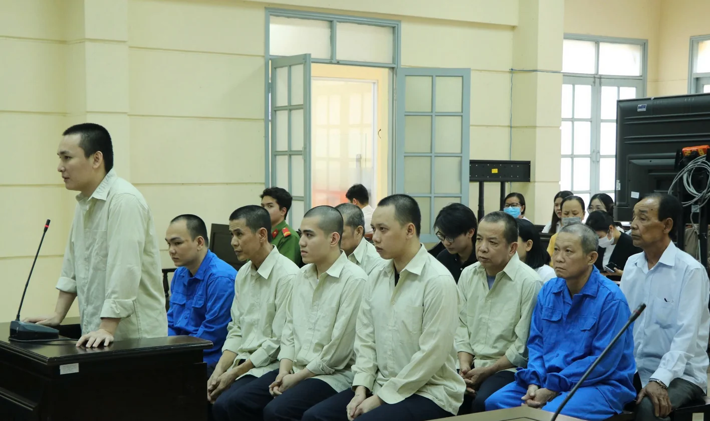 Vietnam! 2026.2 Khởi tố cô gái chủ tài khoản Facebook tại Đà Nẵng, Bắt đối tượng giả danh công an lừa đảo chiếm đoạt hơn 100 triệu đồng, 4.548 bị hại trong vụ án Alibaba đã được chi trả 812,8 tỉ đồng1, Cảnh sát ngăn chặn hàng chục tấn lợn bệnh sắp tuồn ra thị trường Tết, Vì sao chưa xét xử vợ chồng ông chủ công ty đậu phộng Tân Tân, Chiếm đoạt hơn 11 tỷ đồng rồi trốn truy nã ở nước ngoài 15 năm, Nhóm người mang quan tài diễu phố trước chợ Bến Thành lãnh án, Gia Lai: Vận động đối tượng truy nã đặc biệt nguy hiểm ra đầu thú, Gia Lai: Nam sinh 15 tuổi tử vong sau khi bị nhóm thiếu niên hành hung, Triệt phá đường dây mua bán trái phép chất ma túy liên tỉnh bắt giữ 5 đối tượng, Bắt 3 đối tượng từ An Giang lên Tp.HCM tạt sơn vào nhà dân để “khủng bố”, Kẻ bắn 3 nạn nhân ở Đồng Nai: Chơi xe chán bị cáo mua súng săn người, Công an xã Đông Thạnh TPHCM bắt nhóm chuyên trộm cắp mèo trong đó có nhiều con mèo cảnh đắt tiền, Cận Tết đổi tiền mới lì xì: Coi chừng “tiền mất tật mang”, Đường đi của rong biển “đội lốt hàng Việt” từ kho Dana Food ra thị trường, Khởi tố 9 thanh thiếu niên trong vụ cướp chém người ở Châu Đốc4, Công an TPHCM: Bắt 3 đối tượng bỏ trốn trong giai đoạn thi hành án bị truy nã, Bắt đối tượng truy nã về hành vi lừa đảo chiếm đoạt tài sản, Phát hiện xử lý cơ sở sản xuất buôn bán cà phê bột giả tại An Giang, Xác minh vụ nhóm người hành hung học sinh dã man ở Hóc Môn, Cần Thơ: Lập công ty Ba Con Sư Tử để làm phân bón giả, Bốn án tù chung thân dành cho nhóm quản lý đường dây lừa đảo tại Campuchia, Thủ đoạn trốn thuế hàng trăm tỷ đồng của chủ doanh nghiệp hối lộ cựu Thứ trưởng Hoàng Văn Thắng, Nguyên Giám đốc Công ty Cà phê Ia Châm lãnh án 5 năm tù, Bắt giữ “nữ quái” lừa đảo bị truy nã tại Hà Nội, Trộm xe máy ở bệnh viện gần một năm sau mới bị bắt, Tài “Đen” dành 3 tháng nung nấu kịch bản tẩu thoát sau khi cướp ngân hàng, Lời khai của Á khôi Bùi Thị Phương Linh SN 2004 vừa bị bắt, Á khôi cuộc thi sắc đẹp điều hành đường dây bán dâm, Bịa chuyện bắt cóc trẻ em để kêu gọi từ thiện lừa đảo hàng trăm người, Trả hồ sơ điều tra bổ sung vụ 4 bị cáo truy sát chủ trang trại ở Đồng Nai, Bắt quả tang phát hiện “bí mật” của Quách Thị Tú Trinh tại phòng trọ, Công an Tp.Cần Thơ: Bắt giữ 3 đối tượng bị truy nã, Triệt phá đường dây ma túy núp bóng pod vape: Hiểm họa mới rình rập giới trẻ, 3 người tái nghiện bị Công an xã Đông Thạnh khởi tố bắt tạm giam, Khánh Hòa: Phát hiện hơn 10 tấn thịt gà không rõ nguồn gốc, Tên trộm ‘sa lưới’ sau 10 giờ gây án, VKSND tỉnh Gia Lai thực hành quyền công tố tại phiên tòa xét xử sơ thẩm đối với 2 bị cáo về tội phạm ma túy, Nói dối có quốc tịch Mỹ lừa tiền của một phụ nữ ở Hải Phòng, Không chuyển trại giam nếu án dưới 3 tháng theo quy định mới, Thanh niên 20 tuổi cầm đầu đường dây mua bán người qua Campuchia, Mức án cho Hà Thị Lai Hạ – người vợ trẻ đâm chồng tử vong ở Phú Thọ