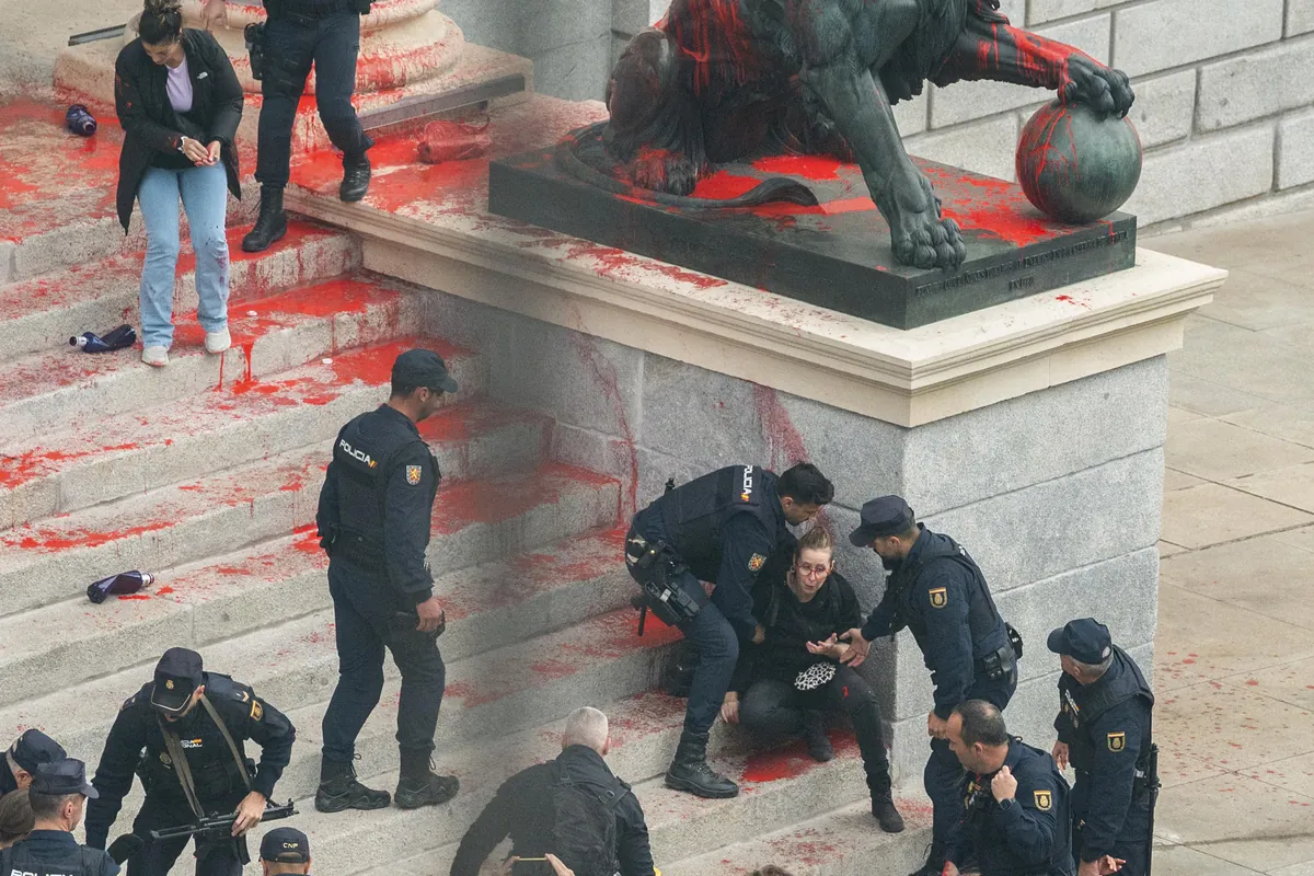 Spain! 2026 Los tres acusados de torturar y asesinar a un asesor inmobiliario en Manises tras 24 horas de fiesta con alcohol y cocaína ante el jurado, Las grabaciones a los asesinos de Francisca Cadenas: “No la vais a encontrar”, El Gobierno defiende que las fuerzas de seguridad realizan “seguimiento constante” del narcotráfico por el Guadalquivir, Giovanni Brusca ‘El cerdo’: 34 años del atentado contra el juez Giovanni Falcone de uno de los mafiosos más temidos del mundo, Publican las primeras imágenes del interior de las cuevas de las Maldivas donde murieron cinco buzos italianos, Detenido en Dénia (Alicante) un inmigrante marroquí acusado de violar a una menor con autismo en el aseo de un restaurante, Detenido por obligar a una prostituta a realizarle felaciones con cocaína en el pene en su casa de Inca, Piden 26 años para el asesino en serie Dinamita Montilla por matar a tiros a un joven y hacerse con un botín de 206 €, La fianza de Jaume Matas entre las más caras de la historia en España, Siete exmonjas de Belorado a juicio por maltrato y abandono de cinco religiosas ancianas, El Supremo estudia si paraliza cautelarmente la regularización extraordinaria de migrantes, Siete ex monjas de Belorado serán juzgadas en Bilbao por trato denigrante a cinco religiosas mayores, Familiares de los acusados por el asesinato de Francisca Cadenas exculpan del crimen al mayor de los hermanos, Caso Zed: la contabilidad clave sigue sin aparecer tras nueve años, Nuevo revés en el caso Déborah Fernández: la jueza vuelve a rechazar que la UCO asuma la investigación, Cae una red dedicada al robo de cobre operativa en Albacete Ciudad Real y Cuenca, Ismael el hermano de Sandra Palo habla por primera vez del crimen 23 años después: “Me han quitado una vida entera con ella”, Nueva madrugada de violencia en Madrid: heridos graves en sendas reyertas dos jóvenes de 18 y 25 años en Usera y Carabanchel tras ser apuñalados, Un inmigrante cubano atraca a punta de pistola una joyería de Tarrasa y agrede al propietario con el arma blanca, Un inmigrante marroquí se cuela en el piso de su expareja y la cose a puñaladas en el brazo y el abdomen con unas tijeras, Jonathan Andic detenido por la muerte de su padre evita la cárcel tras pagar 1 millón de fianza, Visto para sentencia juicio contra activistas que arrojaron pintura a leones del Congreso, Padres del joven de Valladolid asesinado por tres menores: “La madre del presunto asesino de 13 años nos pidió ayuda”, Condenado a ocho años de carcel el autor confeso del ‘Crimen de Halloween’ de Murcia, “Me estrangularon y me hicieron una foto”: el brutal ataque a un joven en Málaga por supuestos motivos ideológicos, El inmigrante argelino que ha asesinado a su mujer y su hija en Castellón ideó un plan para hacer creer que se trataba de un crimen «racista», Brutal apuñalamiento por la espalda en el madrileño barrio de Aluche: un hombre de 33 años en estado muy grave en el Hospital Clínico San Carlos, Misterio en Neuquén: investigan la muerte de un nene que fue encontrado dentro de un balde con agua, Spanish police arrest 3 men suspected of shipping dried opium poppy by mail, La denunciante del ex jefe de la Policía reclama al juez la “plena reserva” de los audios mensajes y llamadas aportados, Igualdad eleva a 10 los crímenes machistas y confirma el segundo menor asesinado por violencia vicaria en 2026, ÚLTIMA HORA | Pedro Sánchez anuncia la apertura de los archivos secretos sobre el intento de golpe de Estado, Caso Valka: el juez amplía los presuntos delitos en la pieza sobre la influencia de Setién, Detenido uno de los diez fugitivos más buscados de España que había cometido delitos en Cáceres